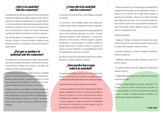 ¿Qué es la ansiedad                                            ¿Cómo afecta la ansiedad                                   · Intenta reconocer las emociones que acompañan la
               ante los exámenes?                                               ante los exámenes?                                       respuesta de ansiedad en las situaciones críticas. El
                                                                                                                                         objetivo es el de detectar con la mayor premura posible la
La ansiedad ante los exámenes consiste en una serie de reacciones   Los efectos de la ansiedad se dan a nivel fisiológico, psicológico
emocionales negativas que algunos alumnos sienten ante los          y emocional.                                                         aparición de la ansiedad, y poner así en marcha estrategias

exámenes. El miedo a los exámenes no es un miedo irracional,                                                                             para impedir que ésta aflore, como la respiración abdominal.
                                                                    Las reacciones a nivel fisiológico pueden incluir taquicardia,       Esta consiste en respirar fuerte y pausadamente llenando total-
no en vano la actuación en ellos determina gran parte del futuro
                                                                    tensión muscular, náuseas, sequedad de la boca o sudoración.
académico de la persona. Pero como ocurre la mayoría de las                                                                              mente los pulmones desde el abdomen, algo que no solemos
veces con la ansiedad, es cuando se da a niveles muy elevados       A nivel psicológico se puede experimentar una imposibilidad de       hacer en la respiración normal.
cuando puede interferir seriamente en la vida de la persona.        actuar, tomar decisiones, expresarse uno mismo o manejar
                                                                                                                                         Mientras estudias:
Esta ansiedad puede ser “anticipatoria” si el sentimiento de        situaciones cotidianas. Como consecuencia, se puede tener

malestar se produce a la hora de estudiar o al pensar en qué        dificultad a la hora de leer y entender preguntas, organizar         · Asigna el tiempo necesario de estudio para hacer
pasará en el examen, o “situacional” si ésta acontece durante el    pensamientos o recordar palabras o conceptos. También es             todas las cosas que necesites antes del examen (revisar material
propio examen.                                                      posible experimentar un bloqueo mental (o “quedarse en               de estudio, hacer esquemas, repasar los temas...).
                                                                    blanco”), lo que se manifiesta en la imposibilidad de recordar
          ¿Por qué se produce la                                    las respuestas pese a que éstas se conozcan.                         · Aumenta la confianza en ti mismo revisando frecuente-
       ansiedad ante los exámenes?                                                                                                       mente el material.
                                                                    Por último, las reacciones emocionales pueden llevar a sentirse
En la mayoría de las ocasiones existe un agente real o percibido    aprehensivo, inquieto, enfadado o desvalido.                         · Establece metas de estudio y afróntalas de una en una
que activa la ansiedad. Este puede ser sencillamente una expe-                                                                           para no saturarte.
riencia anterior de bloqueo en un examen, o de haber sido                      ¿Qué puedes hacer para
                                                                                                                                         · Si te sientes nervioso, trata de relajarte con alguna de las
incapaz de recordar respuestas sabidas.                                          reducir la ansiedad?
                                                                                                                                         siguientes técnicas:
Si la preparación para el examen ha sido la correcta, la ansiedad   Las siguientes estrategias te pueden servir de orientación para
puede estar debida a pensamientos negativos o preocupaciones.       afrontar la ansiedad ante los exámenes. Su utilidad se puede         1. Respiración abdominal como se indicó anteriormente en
Puede que estés pensando en exámenes anteriores, en cómo            incrementar dependiendo del compromiso de cambio que adoptes.        las pautas esenciales.
otros compañeros están haciendo el examen o en las conse-
                                                                    Puntos esenciales para manejar la ansiedad:                          2. Tensa y relaja diferentes grupos musculares. Por
cuencias negativas que prevés de hacer un mal examen.
                                                                                                                                         ejemplo, tensa los hombros durante pocos segundos y a
También es posible que sea debido a una falta de preparación        · Procura exponerte ante las situaciones que te pro-
                                                                                                                                         continuación déjalos caer. Siente la sensación de relax que esto
para el examen, ¡lo cual no deja de ser una buena razón para        duzcan ansiedad. Este paso es necesario para abordar la
                                                                                                                                         produce y aprende a identificar estados de tensión de los
estar preocupado! En estos casos errores en la distribución del     ansiedad en general, y con ello ir acrecentando día a día tus
                                                                                                                                         músculos para relajarlos inmediatamente.
tiempo, malos hábitos de estudio o un “atracón” de estudio la       habilidades para manejarla. No evites asistir a un examen por
noche anterior pueden incrementar considerablemente la              el miedo a quedarte en blanco, el desarrollo de habilidades
ansiedad.                                                           para afrontar la ansiedad es un proceso gradual, que irás
                                                                    afianzando en los sucesivos exámenes.                                                                               © UGR 2001
 