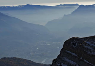 175174
Valle del Sarca l Dolomiti di Brenta
Lo Spiz Zuèl è una piccola elevazione a sud-est
della Civetta, di fronte alla quale appare come
un semplice colle ricoperto d’abeti. Ma è pro-
prio la sua panoramica posizione, con le gran-
diose cime che la attorniano, a consigliarne la
salita. Il percorso è facile, alla portata di tutti
e fattibile anche dopo le precipitazioni nevose,
purché non importanti (la strada forestale che
sale nel bosco sembra sicura, in realtà con forti
precipitazioni non lo è, e neppure i ripidi pendii
sommitali che sovrastano la mulattiera). Rap-
presenta quindi una meta appagante quando
le condizioni sconsigliano itinerari più pericolo-
si, ma con la dovuta cautela.
La parte iniziale, su stradina nel bosco, è in om-
bra, mentre quella terminale si svolge al sole.
ACCESSO
superata la frazione Chiesa, sulla strada che da
Dont sale a Passo Duran, si parcheggia nella lo-
calità Le Vare (1242 m), sulla destra.
ITINERARIO
Dal parcheggio si prende la stradina forestale
che sale nella Valle della Grava, su pendenze
modeste, fino al termine del bosco, dove in un
ampio pascolo sorge la Casera della Grava. Fi-
nalmente al sole, si possono ammirare alla sinis
VARIANTI
Si segue il percorso di salita, scegliendo dove
possibile gli aperti pendii anziché la stradina.
Lo Spiz Zuèl è una piccola elevazione a sud-est
della Civetta, di fronte alla quale appare come
un semplice colle ricoperto d’abeti. Ma è pro-
prio la sua panoramica posizione, con le gran-
diose cime che la attorniano, a consigliarne la
salita. Il percorso è facile, alla portata di tutti
e fattibile anche dopo le precipitazioni nevose,
purché non importanti (la strada forestale che
sale nel bosco sembra sicura, in realtà con forti
precipitazioni non lo è, e neppure i ripidi pendii
sommitali che sovrastano la mulattiera). Rap-
presenta quindi una meta appagante quando
le condizioni sconsigliano itinerari più pericolo-
si, ma con la dovuta cautela.
La parte iniziale, su stradina nel bosco, è in om-
bra, mentre quella terminale si svolge al sole.
ACCESSO
superata la frazione Chiesa, sulla strada che da
Dont sale a Passo Duran, si parcheggia nella lo-
calità Le Vare (1242 m), sulla destra.
ITINERARIO
Dal parcheggio si prende la stradina forestale
che sale nella Valle della Grava, su pendenze
modeste, fino al termine del bosco, dove in un
ampio pascolo sorge la Casera della Grava. Fi-
nalmente al sole, si possono ammirare alla sinis
VARIANTI
Si segue il percorso di salita, scegliendo dove
possibile gli aperti pendii anziché la stradina.
Sentieri d’autore l Escursioni al Lago di Garda
 