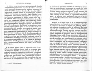 16                       LAS PREGUNTAS DE LA VIDA
                                                                                               INTRODUCCIÓN                          17
        Lo curioso es que los primeros adversarios de la filosofía     En el fondo los filósofos se empeñan en hablar de lo que no
    le reprochaban precisamente ser «cosa de niños», adecuada          saben: el propio Sócrates lo reconocía así, cuando dijo «sólo
    como pasatiempo formativo en los primeros años pero im-            sé que no sé nada». Si no sabe nada, ¿para qué vamos a es-
    propia de adultos hechos y derechos. Por ejemplo, Calicles,      . cucharle, seamos jóvenes o maduros? Lo que tenemos que
    que pretende rebatir la opinión de Sócrates de que «es mejor       hacer es aprender de los que saben, no de los que no saben.
   padecer una injusticia que causarla». Según Calicles, lo ver-       Sobre todo hoy en día, cuando las ciencias han adelantado
    daderamente justo, digan lo que quieran las leyes, es que los      tanto y ya sabemos cómo funcionan la mayoría de las co-
   más fuertes se impongan a los débiles, los que valen más a          sas... y cómo hacer funcionar otras, inventadas por científi-
   los que valen menos y los capaces a los incapaces. La ley dirá      cos aplicados.
   que es peor cometer una injusticia que sufrirla pero lo natu-
   ral es considerar peor sufrirla que cometerla. Lo demás son           Así pues, en la época actual, la de los grandes descubri-
   tiquismiquis filosóficos,para los que guarda el ya adulto Ca-     mientos técnicos, en el mundo del microchip y del acelerador
   licles todo su desprecio: «La filosofía es ciertamente, amigo     de partículas, en el reino de Internet y la televisión digital ...
   Sócrates, una ocupación grata, si uno se dedica a ella con        ¿qué información podemos recibir de la filosofía? La única
   mesura en los años juveniles, pero cuando se atiende a ella       respuesta que nos resignaremos a dar es la que hubiera pro-.
   más tiempo del debido es la ruina de los hornbres.»" Calicles     bablemente ofrecido el propio Sócrates: ninguna. Nos infor-
   no ve nada de malo aparentemente en enseñar filosofía a los       man las ciencias de la naturaleza, los técnicos, los periódicos,
  jóvenes aunque considera el vicio de filosofar un pecado rui-      algunos programas de televisión... pero no hay información
  noso cuando ya se ha crecido. Digo «aparentemente» porque          «filosófica». Según señaló Ortega, antes citado, la filosofía es
  no podemos olvidar que Sócrates fue condenado a beber la           incompatible con las noticias y la información está hecha de
  cicuta acusado de corromper a los jóvenes seduciéndoles con        noticias. Muy bien, pero ¿es información lo único que busca-
  su pensamiento y su palabra. A fin de cuentas, si la filosofía     mos para entendernos mejor a nosotros mismos y lo que nos
. desapareciese del todo, para chicos y grandes, el enérgico Ca-     rodea? Supongamos que recibimos una noticia cualquiera,
  licles -partidario de la razón del más fuerte- no se llevaría      ésta por ejemplo: un número x de personas muere diaria-
  gran disgusto...                                     .
                                                                     mente de hambre en todo el mundo. Y nosotros, recibida la
                                                                     información, preguntamos (o nos preguntamos) qué debemos
    Si se quieren resumir todos los reproches contra la filo-        pensar de tal suceso. Recabaremos opiniones, algunas de las
sofía en cuatro palabras, bastan éstas: no sirve para nada.          cuales nos dirán que tales muertes se deben a desajustes en el
Los filósofos se empeñan en saber más que nadie de todo lo           ciclo macroeconómico global, otras hablarán de la superpo-
imaginable aunque en realidad no son más que charlatanes             blación del planeta, algunos clamarán contra el injusto repar-
amigos de la vacua palabrería. Y entonces, ¿quién sabe de            to de los bienes entre posesores y desposeídos, o invocarán la
verdad lo que hay que saber sobre el mundo y la sociedad?            voluntad de Dios, o la fatalidad del destino ... Y no faltará al-
Pues los científicos, los técnicos, los especialistas, los que       guna persona sencilla y cándida, nuestro portero o el quios:
son capaces de dar informaciones válidas sobre la realidad.          quera que nos vende la prensa, para comentar: «iEn que
                                                                     mundo vivimos!»Entonces nosotros, como un eco pero cam-
                                                                     biando la exclamación por la interrogación, nos preguntare-
    2. Gorgias, de Platón, 481c a 484d.                              mos: «Eso: ¿en qué mundo vivimos?»
 