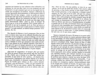 244                 LAS PREGUNTAS   DE LA VIDA                                            PERDIDOS   EN EL TIEMPO
                                                                                                                                  245
 aparatos que tenemos en casa: sabemos cómo utilizarlos y no         tes», «hace un rato». En una palabra, se trata de un viejo
 podemos ya vivir sin ellos, pero si se nos pregunta por qué         «ahora», en el cual sin duda han nacido y han muerto miles
 funcionan y en qué consisten (qué son) no nos queda otro re-        de personas, se han hecho caricias, se han tenido sueños, se
 medio que encogemos de hombros. Aunque a diferencia de              han cruzado promesas, se han adquirido y olvidado conoci-
 nuestra ignorancia electrodoméstica, el desconcierto sobre el       mientos, etc. Fue, pero ya no es: pasó. ¿En qué otro «ahora»
 tiempo viene de muy antiguo ... ¡como no podía ser menos!          podría fijarme? ¿En el que está a punto de llegar? Pero ése
 Quizá haya sido una mente tan preclara y tan sincera como la       aún no está y sería peregrino intentar atraparlo antes de que
 de san Agustín, allá por los comienzos del siglo v de nuestra      llegase. Cuando pretendo «fijar» el tiempo en su «ahora», lo
 era, quien lo ha expresado de un modo que aún sigue resul-         que consigo es conmemorar un «ahora» que ya no es o pre-
 tando estrictamente válido: «¿Qué es, pues, el tiempo? Sé          venir un «ahora» que aún no es. Paradójicamente, el momen-
bien lo que es, si no se me pregunta. Pero cuando quiero ex-        to pasado que ya no está y el momento futuro que todavía no
plicárselo al que me lo pregunta, no lo sé. Pero me atrevo a        está parecen más manejables que el instante presente, que se
decir que sé con certeza que si nada pasara no habría tiempo       desvanece en cuanto se presenta o, mejor dicho, en cuanto in-
pasado. Y si nada existiera, no habría tiempo presente» (Con-      tento fijarme en él. Al presente lo vemos venir y lo vemos ale-
fesiones, XI, 14).                                                 jarse pero nunca lo vemos estar. Y ¿cómo podemos determi-
                                                                   nar qué cosa «es» lo que nunca «está»?
    Dice Agustín de Hipona: si me lo preguntan. Pero en éste
como en tantos otros casos de la reflexión filosófica hay que            Vamos a intentarlo de nuevo. El tiempo es un potro salva-
entender «si me lo pregunto», porque el diálogo con los otros       je difícil de montar, porque en cuanto queremos damos cuen-
no es más que la ocasión o la provocación a dialogar con uno        ta nos descabalga y lo vemos alejarse haciendo corvetas. Pero
mismo, es decir a pensar. Dentro de cada uno están todas las        no debemos dejarnos engañar por la reducción a lo infinitesi-
voces y también es cierto que pensamos entre todos (recuér-         mal de la actualidad vivida. Según Zenón de Elea, el veloz
dese lo que dijimos ya en el capítulo segundo). Pues bien: re-      Aquiles nunca podrá alcanzar a la pausada tortuga, por poca
sulta que sé lo que es el tiempo mientras no me lo preguntan        ventaja que en la carrera conceda a ésta: si la distancia que
ni me lo pregunto, o sea mientras no necesito demostrar que         les separa es por ejemplo de veinte centímetros, Aquiles ten-
lo sé. Luego empiezan las dificultades y el gran enigma.            drá que tardar un brevísimo lapso en recorrerlos; en ese tiem-
                                                                   pecito, la tortuga irá un poco más allá, estableciendo una
    ¿Qué tiene de «enigmático» el tiempo? ¿Por qué resulta         nueva separación entre ambos; también Aquiles la recorrerá
tan difícil de pensar? Porque para pensar algo hay que fijarse     con celeridad extrema, pero siempre invertirá en tan corto
en ello y fijarlo, pero el tiempo no se deja fijar, resulta ina-   viaje alguna fracción de tiempo, aprovechado por el obstina-
prensible, no hay modo de verlo «quieto» ... ¡ni siquiera ima-     do quelonio para alejarse a rastras: tan cerca, tan lejos, el bi-
ginariamente! Supongamos que intento fijarme en el tiempo          charraco fugitivo permanece lentamente inasequible ... y sin
según pasa, deteniendo el momento transitorio tal como el          embargo, maldita sea, sabemos que Aquiles atrapa a la tortu-
Fausto de Goethe quiso ordenar un día a cierto instante:           ga aunque no consigamos explicar convincentemente cómo
«[Detentel, ¡eres tan hermoso ...!» Pero ¿en qué momento po-       se las arregla para cumplir tal hazaña. De igual modo, sabe-
dré fijarme? Pues en este mismo: ¡ahora! Sin embargo, ese          mos también que vivimos el presente y que «ahora» es preci-
«ahora» está ahora ya pasado, ya no no es «ahora» sino «an-        samente ahora, no más pronto ni más tarde. Lo sabemos,
 