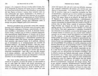 256                 LAS PREGUNTAS   DE LA VIDA                                              PERDIDOS   EN EL. TIEMPO                257 .

tiempo» y ha compuesto diversas novelas sobre el tema, des-             punto del espacio sólo cabe talo cual cosa definida, mientras
de la estupenda La máquina del tiempo de H. G. Wells hasta              que cualquier subdivisión del tiempo, por mínima que sea,
las invenciones de Poul Anderson, Ray Bradbury, las películas           abarca lo innumerable ... o lo infinito. Desde luego, la veloci-
del tipo Regreso al futuro y tantas otras variantes cada vez            dad de nuestros viajes por la superficie terráquea nos han
más sofisticadas que siguen añadiéndose a la nómina (re-                acostumbrado a suponer que en cierta medida nos trasladan
cuerdo también una candorosa serie televisiva de mi adoles-             también por el tiempo: el avión que parte de Madrid hacia
cencia, que me encantaba, protagonizada por David Hedison               Nueva York «gana» horas en su trayecto, de modo que cuan-
y llamada El túnel del tiempo ... en homenaje privado a la cual         do llegamos a la ciudad estadounidense y telefoneamos a
he escrito este capítulo, porque para reflexionar sobre el              nuestra familia sus relojes marcan varias horas más que el
tiempo me parece obligado partir de la memoria).                        nuestro (recuérdese la sorpresa final de la Vuelta al mundo en
                                                                       ochenta días de Julio Verne, cuando el aventurero Phileas
      Diversos pensadores han protestado contra esta «espacia-         Fogg descubre que después de todo ha logrado ganar su
lización» de lo temporal. En el primer tercio de nuestro siglo,        apuesta gracias a los cambios horarios debidos a la rotación
Henri Bergson contrapuso el tiempo «exteriorizado» de la vi-           de la Tierra). Pero tales «ganancias» o «pérdidas» horarias lo
sión cientifista y racionalista a la durée, la duración íntima-        son solamente en la medición convencional del tiempo, no en
mente vivida y continua que se resiste a cualquier fragmenta-          el tiempo mismo: el instante que vivo cuando hablo telefóni-
ción espacializante. Según Bergson, el «tiempo» de los físicos         camente con mi mujer a través del Atlántico es el mismo que
es algo parecido al «movimiento» que reproduce el cinemató-            vive ella, aunque ... ¿a ojos de quién? Tampoco «viajar» por el
grafo: una serie de fotogramas o «instantáneas» sucesivas que          tiempo podría ser nunca como trasladarse espacialmente ha-
el ojo humano capta como gestos, carreras, explosiones, etc.           cia adelante o hacia atrás, por mucho que los escritores de
Pero nosotros, que estamos' dentro de la película, sabemos .           ciencia ficción nos entretengan ingeniosamente especulando
que el movimiento no es verdaderamente una sucesión de                 con tal posibilidad. El problema no estriba solamente en los
instantes estáticos -¡la trampa de Zenón!- sino una «conti-           diversos absurdos que se propiciarían (vuelvo al pasado para
nuidad» que sólo tras haber sido asesinada puede diseccio-            estrangularme en la cuna e impedirme crecer, con lo cual
narse como la suma rapidísima de muchas paradas; del mis-             nunca llegaría a la edad en que he debido emprender mi via-
mo modo, el transcurso del tiempo no recorre una serie de             je; o viajo hacia el futuro para encontrarme conmigo mismo
estaciones intemporales -aquí, allá y aún más allá, siempre           y revelar a mi «yo»del porvenir esa travesía cronológica, que
en la misma carretera- sino que fluye sin trayecto previo,        "   ya debería conocer por haberla efectuado «antes» de llegar a
apareciendo en el mismo instante que desaparece a través de           tal encuentro, etc.). Todas estas contradicciones demuestran
nosotros: no nos transporta sino que nos traspasa.                    que los sucesivos «lugares» del tiempo no están simplemente
                                                                      yuxtapuestos como los «lugares» del espacio sino que tienen
   Hay otras muchas diferencias esenciales entre el movi-             una concatenación interna que no puede ser invertida sin
miento en el espacio y el pasar del tiempo. La más notable es         destruir lo propiamente «temporal» del tiempo mismo. Pero
que en cada lugar del espacio sólo puede encontrarse un               es que, además, cualquier «desplazamiento» temporal impli-
cuerpo, mientras que en cada instante del tiempo se hallan            caría también un lapso de tiempo, por breve que fuese, que
todos los cuerpos contemporáneos, desde la estrella más re-           no sabríamos si pertenece al pasado o al futuro ni cómo com-
mota a la hormiga que trepa por nuestro zapato. En cada               putarlo. Es decir, mientras viajamos por el espacio siempre
 