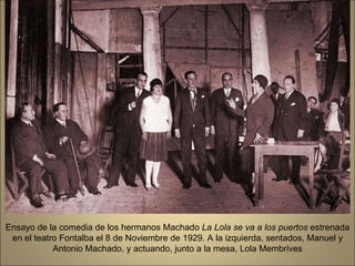 Ensayo de la comedia de los hermanos Machado  La Lola se va a los puertos  estrenada en el teatro Fontalba el 8 de Noviembre de 1929. A la izquierda, sentados, Manuel y Antonio Machado, y actuando, junto a la mesa, Lola Membrives 