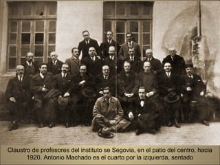 Claustro de profesores del instituto se Segovia, en el patio del centro, hacia
       1920. Antonio Machado es el cuarto por la izquierda, sentado
 