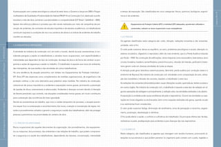 páginas28e29
e tempo de exposição. São classificados em cinco categorias: físicos, químicos, biológicos, ergonô-
micos e de acidentes.
Equipamentos de Proteção Coletiva (EPC) e Individual (EPI) adequados, quando bem utilizados e
conservados, reduzem os riscos ocupacionais e suas conseqüências.
1.3.2 Físicos
Os agentes classificados nesta categoria são: ruído, vibração, radiações ionizantes e não ionizantes,
umidade, calor e frio.
O ruído pode ocasionar danos ao equilíbrio, ao sono, problemas psicológicos e sociais, alteração no
sistema circulatório, digestório e reprodutor, além do mais evidente, que é a Perda Auditiva Induzida
por Ruído – PAIR. Na construção de edificações, várias máquinas como escavadeira, bate-estaca, serra
circular, furadeira, lixadeira, esmerilhadeira, pistola finca-pino, vibrador de imersão, perfuratriz e beto-
neira geram ruído em diversas atividades de todas as etapas.
A vibração pode gerar distúrbios osteomusculares, labirintite, perda auditiva por condução óssea e a
síndrome de Raynaud. Na indústria da construção civil, atividades como compactação do solo, utiliza-
ção dos marteletes e vibrador de concreto, expõem o trabalhador a este risco.
As radiações não ionizantes (ultravioleta) podem causar alterações na pele, queimaduras, lesões oculares e
em outros órgãos. Na indústria da construção civil, o trabalhador é exposto a este tipo de radiação em al-
gumas operações de soldagem e principalmente, à radiação solar, nas atividades realizadas a céu aberto.
A exposição à umidade pode causar problemas de pele e respiratórios. Ocorre nas atividades ou ope-
rações em locais alagados ou encharcados, bem como naquelas realizadas sob garoa, quando os pés
e as vestimentas ficam umedecidos.
O calor pode ocasionar fadiga, diminuição de rendimento, erros de percepção e raciocínio, esgota-
mento, prostração, desidratação e câimbras.
O frio pode alterar a saúde, o conforto e a eficiência do trabalhador. Os principais efeitos são: feridas,
rachaduras na pele, predisposição para acidentes e para doenças das vias respiratórias.
1.3.3 Químicos
Nesta categoria, são classificados os agentes que interagem com tecidos humanos, provocando al-
terações na sua estrutura e que podem penetrar no organismo pelo contato com a pele, ingestão e
!
A preocupação com o atraso tecnológico e cultural do setor levou o Governo a lançar em 2000 o Progra-
ma Brasileiro de Qualidade e Produtividade do Habitat (PBQP-H) na Construção Civil, destinado a profis-
sionalizar a mão-de-obra, aumentar a produtividade e a competitividade (OIT Brasil / SafeWork – 2005).
Apesar dos esforços públicos e privados que vêm sendo realizados por meio de campanhas de pre-
venção de acidentes, de comissões de estudos tripartites e de estudos acadêmicos, os trabalhadores
continuam expostos a condições de risco nos canteiros de obras e os índices de acidentes de trabalho
mantêm-se elevados.
1.3 CONCEITOS E DEFINIÇÕES
A atividade da indústria da construção civil, em todo o mundo, devido às suas características, é con-
siderada perigosa e expõe os trabalhadores a variados riscos ocupacionais, com especificidades e
intensidades que dependem do tipo da construção, da etapa da obra e da forma de conduzir os pro-
gramas e ações de segurança e saúde no trabalho. O trabalhador é exposto aos riscos do ambiente,
das intempéries, de suas tarefas e das atividades de outros trabalhadores.
Há uma tendência de atuação preventiva com ênfase nos Equipamentos de Proteção Individual –
EPI. Bons EPI são essenciais como complementos de medidas organizacionais, de engenharia e de
proteção coletiva, e não uma alternativa para substituir estas medidas. Na indústria da construção,
costuma-se dar pouca importância a acidentes e exposições menos graves, priorizando a prevenção
de quedas de altura, soterramento e eletrocussão. Acidentes e doenças ocorrem devido à interação
de fatores previsíveis cujo controle, nas situações consideradas menos graves, em muito contribuiria
para a prevenção das ocorrências de maior gravidade.
Devido às características do trabalho, que inclui o caráter temporário do processo, a atuação preven-
tiva requer foco na antecipação e reconhecimento dos riscos, a adoção e manutenção de regras, mé-
todos e procedimentos voltados a garantir a segurança e saúde dos trabalhadores, além de proteger
pessoas e patrimônios nas proximidades do canteiro de obra.
1.3.1 Riscos Ocupacionais
Riscos ocupacionais são aqueles decorrentes da organização, dos procedimentos, dos equipamen-
tos ou máquinas, dos processos, dos ambientes e das relações de trabalho, que podem comprome-
ter a segurança e a saúde dos trabalhadores, dependendo da natureza, concentração, intensidade
|manualdesegurançaesaúdenotrabalho|indústriadaconstruçãocivil–edificações|INTRODUÇÃO|
 