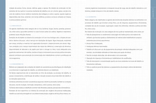 páginas30e31
inalação de poeiras, fumos, névoas, neblinas, gases e vapores. Na indústria da construção civil são
exemplos de risco químico: as poeiras resultantes de trabalhos com cal, cimento, gesso, varrição e do
corte de madeiras; fumos metálicos resultantes das soldagens e cortes a quente; vapores orgânicos
desprendidos das tintas, solventes e de mantas asfálticas; produtos corrosivos utilizados em limpeza
e outros produtos químicos.
1.3.4 Biológicos
Os agentes classificados nesta categoria são os vírus, bactérias, fungos, bacilos, parasitas, protozoá-
rios, entre outros, que podem penetrar no corpo humano pelas vias cutânea, digestiva e respiratória,
podendo causar infecções diversas.
Exemplos de atividades na indústria da construção civil com risco biológico são: a limpeza de sani-
tários; abertura de poços, valas e serviços em tubulações de esgoto. Água empoçada, recipientes
sem tampa, entulhos e materiais mal organizados favorecem o desenvolvimento de vetores. Algu-
mas condições como: tampos impermeáveis das mesas dos refeitórios, conservação de alimentos,
disponibilidade de sabonete e de papéis para lavar e enxugar as mãos, locais adequados para
guarda de vestimentas e de toalhas, sanitários limpos e treinamento para as boas práticas de asseio
pessoal contribuem para prevenção da contaminação dos trabalhadores e evitam a proliferação de
microorganismos.
1.3.5 Ergonômicos
Referem-se à adaptação das condições de trabalho às características psicofisiológicas do trabalhador
e se relacionam à organização do trabalho, ao ambiente laboral e ao trabalhador.
Os fatores organizacionais são os relacionados ao ritmo de produção, ao processo de trabalho, às
pausas e revezamentos, à distribuição de tarefas, à duração excessiva da jornada diária de trabalho e
às instruções operacionais.
Os fatores ambientais envolvem características espaciais e dinâmicas da tarefa e também as condições
dos pisos, vias de circulação, iluminação, temperatura, ruído e poeiras, entre outras.
Os fatores relacionados ao trabalhador envolvem três dimensões: pessoais, psicossociais e biomecânicos.
Exemplos de risco ergonômico na indústria da construção são: exigência de posturas inadequadas,
trabalho por período prolongado em uma determinada posição, exigência de força física intensa, mo-
vimentos repetitivos; levantamento e transporte manual de carga, área de trabalho reduzida ou com
barreiras, pressão temporal e ritmo de trabalho intenso.
1.3.6 Acidentes
Nesta categoria, são classificados os agentes decorrentes das situações adversas nos ambientes e nos
processos de trabalho que envolvem arranjo físico, uso de máquinas, equipamentos e ferramentas,
condições das vias de circulação, organização e asseio dos ambientes, métodos e práticas de traba-
lho, entre outros.
Na indústria da construção civil, essa categoria de risco pode ser representada, entre outras, por:
Falta de planejamento no recebimento e estocagem de matéria-prima e de material não
utilizável, que favorece queda ou deslizamento do material sobre trabalhadores e propicia
ambientes para animais peçonhentos;
Arranjo físico inadequado;
Instalações elétricas improvisadas;
Trabalho em altura sem uso de equipamentos de proteção individual adequados como, por
exemplo, nas atividades realizadas em bate-estaca para ajuste da estaca;
Vias de circulação obstruídas, não demarcadas e mal conservadas;
Operação de máquinas e ferramentas por trabalhadores não qualificados;
Falta de treinamento e conscientização quanto aos riscos existentes nos locais de trabalho ou
treinamentos ineficazes;
Falta ou ausência parcial de sistemas ou equipamentos de proteção coletiva devidamente
instalados.
|manualdesegurançaesaúdenotrabalho|indústriadaconstruçãocivil–edificações|INTRODUÇÃO|
 