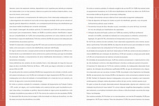 descarte, outros não separavam resíduos, depositando-os em caçambas para retirada por empresas
não credenciadas e, em um dos canteiros, observou-se queima dos resíduos (material plástico, luvas,
sacos de cimento, entre outros).
Quanto ao recebimento e armazenamento de matéria-prima, foram observadas inadequações como
o descarregamento de material em local onde ocorreria alguma atividade, tendo que ser retirado em
seguida, gerando desperdício e retrabalho, com conseqüente perda de tempo dos trabalhadores que
executavam tarefas simultâneas sem comando centralizado.
Com relação à estocagem de produtos químicos, foi observado que 67,6% dos canteiros possuíam
local próprio para armazenamento. Nestes, em 83,8% os produtos estavam identificados e separa-
dos por compatibilidade, em 16,2%, eram armazenados juntamente com outros materiais como EPI,
ferramentas e roupas de trabalhadores. Parte dos canteiros (32,4%) não possuía local adequado para
armazenamento de produtos químicos.
Também foi observada a utilização de garrafas PET tanto para acondicionar produtos químicos fracio-
nados, como sucos para o consumo dos trabalhadores, todas sem identificação.
Em alguns canteiros de obra, a atuação prevencionista do representante designado da CIPA era insu-
ficiente devido a sua rotatividade em vários canteiros e/ou ausência de tempo para agir nas atividades
de prevenção. Atitudes e comportamentos de vários trabalhadores demonstraram a ineficácia dos
treinamentos ministrados.
Outras deficiências dos canteiros de obra avaliados foram a não elaboração do mapa de riscos por
etapa da obra e da Análise Preliminar de Riscos – APR, sendo que alguns confundiam as ordens de
serviço (OS) com APR.
Em grande parte dos canteiros avaliados (94,6%) havia equipamentos de combate a incêndio, porém
sem pessoa treinada para o uso (14,3%), sem sinalização em algum equipamento (45,7%) e com outras
inadequações como altura da instalação e incompatibilidade com a classe de risco, por exemplo, um
extintor de água junto à caixa de entrada de energia.
Em todos os canteiros avaliados foi constatada a instalação de Equipamentos de Proteção Coletiva
– EPC, porém, em alguns, com inconformidades como ausência de tela a partir da plataforma prin-
cipal, telas soltas e incompletas na periferia, descontinuidade em algum ponto da plataforma e não
instalação da plataforma secundária em 54,1%. Na maioria dos canteiros de obra estudados (78,4%),
foi observada falta de pontos de ancoragem e falta de proteção em aberturas de periferia, nos vãos
de acesso aos poços dos elevadores e nos shafts.
Em todos os canteiros avaliados, foi relatada a exigência de uso dos EPI. Em 10,8% não existiam todos
os equipamentos necessários, em 21,6% vários trabalhadores não faziam uso deles e em 32,4% foram
encontradas evidências de guarda e conservação inadequadas.
Em relação a ferramentas manuais e elétricas foram observadas as seguintes inadequações:
Falta de dispositivo de fixação do martelo ao punho do trabalhador, gerando o risco de queda
da ferramenta podendo causar acidente.
Ferramentas manuais de disco deixadas no piso, conectadas a um ponto de força, incorrendo
em risco de utilização por trabalhadores não capacitados.
Utilização de pistola de fixação a pólvora em 10,8% dos canteiros, 46,3% por profissional
treinado e em 64,8%, a atividade era realizada com outras pessoas no ambiente, contrariando a
legislação. Em geral (74,1%), a ferramenta era transportada com pino e finca-pino.
Em 35,1% dos canteiros de obra avaliados, foram observados equipamentos como tratores, escava-
deiras e perfuratrizes. Parte deles (38,5%) não dispunha de alarme sonoro para atividades em marcha
a ré e o abastecimento de combustível de 74,1% era feito na área de trabalho.
As atividades de escavações de valas foram observadas em 43,3% dos canteiros de obras avaliados. A
maioria (68,8%) feita sem sinalização de advertência, 37,5% sem escadas ou rampas para saída rápida
e 31,3% com armazenamento de materiais na borda da escavação.
Em atividades de escavações de poços, 16,2% dos canteiros armazenavam o material próximo à bor-
da, não sinalizavam o entorno e não disponibilizavam cinturões e cordas para içamento do poceiro.
A Carpintaria foi observada em 75,7% dos canteiros avaliados. As inadequações observadas foram
ausência: de indicação dos profissionais qualificados (42,9%), de guia de alinhamento e/ou disposi-
tivo empurrador para uso nas serras circulares (75,0%), de proteção contra fragmentos nas lâmpadas
(46,4%), de aterramento dos motores (25,0%) e de dispositivo contra acionamento acidental da serra
(21,4%). Também foi freqüente observar inadequações como pisos não nivelados e sem tratamento
antiderrapante e utilização coletiva de protetor auditivo do tipo concha, mantido exposto ao pó.
Em geral, as áreas de armação observadas estavam desorganizadas, algumas sem cobertura e com
instalação da policorte em mesa instável. Foi comum observar vergalhões descarregados e mantidos
sem isolamento, os armadores transitando sobre os feixes e a falta de proteção nas pontas dos verga-
lhões e nas lâmpadas.
Dos canteiros avaliados, 54,1% tinham um ou mais elevadores, num total de 30 instalados, 43,3% para
passageiros e 56,7% para materiais. Parte dos elevadores (13,5%) não possuía barreiras nos acessos
páginas44e45
|manualdesegurançaesaúdenotrabalho|indústriadaconstruçãocivil–edificações|ESTUDODECAMPO|
 