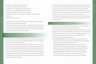 páginas150e151
O desenvolvimento deste programa foi dividido em etapas:
Antecipação e reconhecimento dos riscos ambientais;
Estabelecimento de prioridades e metas de avaliação e controle;
Avaliação da exposição dos trabalhadores aos riscos ambientais;
Implantação de medidas de controle e avaliação de sua eficácia;
Monitoramento de exposição aos riscos por meio de cronograma de atividades a serem
executadas;
Registro e divulgação dos dados.
Cabe ao empregador informar aos trabalhadores sobre os agentes de riscos ambientais existentes no
local de trabalho e as medidas de controle necessárias.
Os benefícios na implantação deste programa podem ser observados na análise geral, atentando
para o bem-estar dos trabalhadores, a produtividade e a qualidade em função da redução dos riscos
ambientais, além de considerar a identificação e correção dos problemas internos e a conscientização
dos trabalhadores quanto à importância de sua participação.
3.4	 PROGRAMA DE CONDIÇÕES E MEIO AMBIENTE DE
	 TRABALHO NA INDÚSTRIA DA CONSTRUÇÃO – PCMAT
O PCMAT tem por objetivo a implementação de medidas de controle e sistemas preventivos de segu-
rança nos processos, nas condições e no meio ambiente de trabalho na Indústria da Construção em
estabelecimentos com 20 ou mais trabalhadores.
Este Programa deve contemplar as exigências do PPRA, do memorial sobre condições e meio am-
biente de trabalho nas atividades e operações, levando-se em consideração riscos de acidentes e de
doenças do trabalho e suas respectivas medidas preventivas; projeto de istalação das proteções cole-
tivas em conformidade com as etapas de execução da obra; especificação técnica das proteções co-
letivas e individuais a serem utilizadas; cronograma de implantação das medidas preventivas definidas
no PCMAT; layout inicial do canteiro de obras, abrangendo inclusive, previsão de dimensionamento
das áreas de vivência e programa educativo contemplando a temática de prevenção de acidentes e
doenças do trabalho, com sua carga horária.
Com a aplicação do Programa em conjunto com as outras NR, é possível monitorar as não conformida-
des e fatores ambientais pré-existentes, desenvolver medidas de controle, reduzir perda de matéria-
prima, prevenir danos ambientais e, principalmente, iniciar as atividades de forma organizada.
A organização do canteiro é fator preponderante na execução das atividades, pois, com tal ação po-
demos, por exemplo, reduzir o tempo de transporte de matéria-prima até o local de execução das
atividades, minimizar os riscos de acidentes e tornar o fluxo de produção mais eficiente.
Estudos prévios devem avaliar o impacto que a obra provocará na região em que se situa e possibilitar
o planejamento da entrega de material e do deslocamento de máquinas de grande porte, em horários
e formas convenientes.
3.5 ANÁLISE ERGONÔMICA DO TRABALHO – AET
O objetivo da AET é fornecer soluções, mediante a identificação dos riscos, para a adaptação das
condições de trabalho às características psicofisiológicas do trabalhador.
A efetiva aplicação das medidas recomendadas, para adequação do posto de trabalho, em conformi-
dade com a Portaria 3751 de 23.11.1990 do Ministério do Trabalho e Emprego – MTE, referente à Nor-
ma Regulamentadora - NR 17, gera benefícios, como a melhoria das condições de saúde, segurança,
conforto e eficiência do trabalhador, bem como aumento da produtividade da empresa.
A Análise Ergonômica do Trabalho pode ser classificada:
Ergonomia de concepção: Ocorre na fase inicial do projeto do produto, da máquina ou do
ambiente, a partir de conhecimento prévio dos riscos de cada etapa da obra, criando condições
de trabalho adequadas, visando eficácia, segurança e conforto.
Ergonomia de correção: Aplicada para corrigir eventuais problemas que interfiram na
segurança e no conforto dos trabalhadores, na qualidade ou quantidade da produção. Na
indústria da construção civil, devido as constantes alterações de atividades, dos ambientes e
dos trabalhadores, as ações corretivas devem ser tomadas de maneira rápida e prática.
Ergonomia de conscientização: É aplicada nos treinamentos e reciclagens do trabalhador
para conscientizá-lo, orientá-lo e motivá-lo para o trabalho seguro, capacitá-lo para o
reconhecimento dos fatores de riscos ocupacionais e para a proposição de medidas de
|manualdesegurançaesaúdenotrabalho|indústriadaconstruçãocivil–edificações|PROGRAMASEAÇÕES|
 