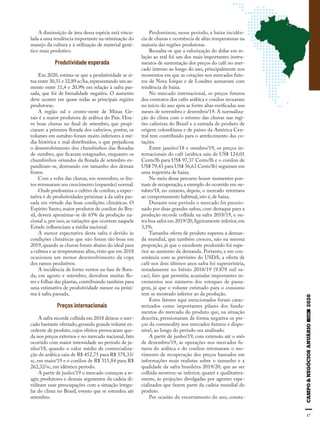 17
A diminuição de área dessa espécie está vincu-
lada a uma tendência importante na otimização do
manejo da cultura e à utilização de material gené-
tico mais produtivo.
Produtividade esperada
Em 2020, estima-se que a produtividade se si-
tue entre 30,31 e 32,89 sc/ha,representando um au-
mento entre 11,4 e 20,9% em relação à safra pas-
sada, que foi de bienalidade negativa. O aumento
deve ocorrer em quase todas as principais regiões
produtoras.
A região sul e centro-oeste de Minas Ge-
rais é a maior produtora de arábica do País. Hou-
ve boas chuvas no final de setembro, que propi-
ciaram a primeira florada dos cafeeiros, porém, os
volumes em outubro foram muito inferiores à mé-
dia histórica e mal distribuídos, o que prejudicou
o desenvolvimento dos chumbinhos das floradas
de outubro, que ficaram estagnados, enquanto os
chumbinhos oriundos da florada de setembro ex-
pandiram-se, destoando em tamanho dos demais
frutos.
Com a volta das chuvas, em novembro, os fru-
tos retomaram seu crescimento (expansão) normal.
Onde predomina o cultivo de conilon, a expec-
tativa é de produtividades próximas à da safra pas-
sada em virtude das boas condições climáticas. O
Espírito Santo, maior produtor de conilon do Bra-
sil, deverá aproximar-se de 65% da produção na-
cional e, por isso, as variações que ocorrem naquele
Estado influenciam a média nacional.
A menor expectativa desta safra é devido às
condições climáticas que não foram tão boas em
2019, quando as chuvas foram abaixo do ideal para
a cultura e as temperaturas altas,visto que em 2018
ocasionou um menor desenvolvimento da copa
dos ramos produtivos.
A incidência de fortes ventos na fase de flora-
da, em agosto e setembro, derrubou muitas flo-
res e folhas das plantas, contribuindo também para
uma estimativa de produtividade menor ou próxi-
ma à safra passada.
Preços internacionais
A safra recorde colhida em 2018 deixou o mer-
cado bastante ofertado,gerando grande volume ex-
cedente de produto, cujos efeitos provocaram que-
da nos preços externos e no mercado nacional, fato
ocorrido com maior intensidade no período de ju-
nho/18, quando o valor médio de comercializa-
ção do arábica saiu de R$ 452,75 para R$ 378,33/
sc, em maio/19 e o conilon de R$ 315,84 para R$
262,32/sc, em idêntico período.
A partir de junho/19 o mercado começou a re-
agir, produtores e demais segmentos da cadeia di-
vidiram suas preocupações com a situação irregu-
lar do clima no Brasil, evento que se estendeu até
setembro.
Predominou, nesse período, a baixa incidên-
cia de chuvas e ocorrência de altas temperaturas na
maioria das regiões produtoras.
Ressalta-se que a valorização do dólar em re-
lação ao real foi um dos mais importantes instru-
mentos de sustentação dos preços do café no mer-
cado interno ao longo do ano, principalmente nos
momentos em que as cotações nos mercados futu-
ros de Nova Iorque e de Londres acenavam com
tendência de baixa.
No mercado internacional, os preços futuros
dos contratos dos cafés arábica e conilon recuaram
no início do ano após as fortes altas verificadas nos
meses de novembro e dezembro/19. A normaliza-
ção do clima com o retorno das chuvas nas regi-
ões cafeeiras do Brasil e a entrada de produto de
origem colombiana e de países da América Cen-
tral tem contribuído para o arrefecimento das co-
tações.
Entre janeiro/18 e outubro/19, os preços in-
ternacionais do café (arábica saiu de US$ 124,01
Cents/lb para US$ 97,37 Cents/lb e o conilon de
US$ 79,43 para US$ 56,63 Cents/lb) seguiram em
uma trajetória de baixa.
No meio desse percurso houve momentos pon-
tuais de recuperação, a exemplo do ocorrido em ou-
tubro/18, no entanto, depois, o mercado retornava
ao comportamento habitual, isto é, de baixa.
Durante esse período o mercado foi pressio-
nado por duas grandes safras, com destaque para a
produção recorde colhida na safra 2018/19, e ou-
tra boa safra em 2019/20,ligeiramente inferior,em
3,1%.
Tamanha oferta de produto superou a deman-
da mundial, que também cresceu, não na mesma
proporção, já que o excedente produzido foi supe-
rior ao aumento da demanda. Portanto, e em con-
sonância com as previsões do USDA, a oferta de
café nos dois últimos anos safra foi superavitária,
notadamente no biênio 2018/19 (9.878 mil sa-
cas), fato que permitiu acumular importantes in-
crementos nos números dos estoques de passa-
gem, já que o volume estimado para o consumo
tem se mostrado inferior ao da produção.
Estes fatores aqui mencionados foram carac-
terizados como importantes pilares dos funda-
mentos do mercado do produto que, na situação
descrita, pressionaram de forma negativa os pre-
ços da commodity nos mercados futuros e dispo-
nível, ao longo do período ora analisado.
A partir de junho/19, com extensão até o mês
de dezembro/19, as operações nos mercados fu-
turos do arábica e do conilon retomaram o mo-
vimento de recuperação dos preços baseados em
informações mais realistas sobre o tamanho e a
qualidade da safra brasileira 2019/20, que ao ser
colhida mostrou-se inferior, quanti e qualitativa-
mente, às projeções divulgadas por agentes espe-
cializados que fazem parte da cadeia mundial do
produto.
Por ocasião do encerramento do ano, consta-
 