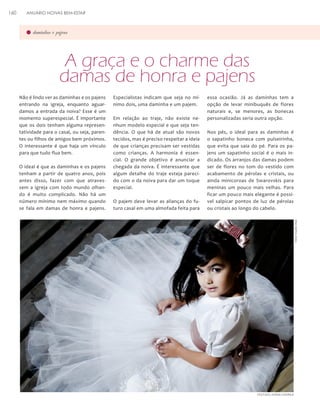 ANUÁRIO NOIVAS BEM-ESTAR

daminhas e pajens

A graça e o charme das
damas de honra e pajens
Não é lindo ver as daminhas e os pajens
entrando na igreja, enquanto aguardamos a entrada da noiva? Esse é um
momento superespecial. É importante
que os dois tenham alguma representatividade para o casal, ou seja, parentes ou filhos de amigos bem próximos.
O interessante é que haja um vínculo
para que tudo flua bem.
O ideal é que as daminhas e os pajens
tenham a partir de quatro anos, pois
antes disso, fazer com que atravessem a igreja com todo mundo olhando é muito complicado. Não há um
número mínimo nem máximo quando
se fala em damas de honra e pajens.

Especialistas indicam que seja no mínimo dois, uma daminha e um pajem.
Em relação ao traje, não existe nenhum modelo especial e que seja tendência. O que há de atual são novos
tecidos, mas é preciso respeitar a ideia
de que crianças precisam ser vestidas
como crianças. A harmonia é essencial. O grande objetivo é anunciar a
chegada da noiva. É interessante que
algum detalhe do traje esteja parecido com o da noiva para dar um toque
especial.
O pajem deve levar as alianças do futuro casal em uma almofada feita para

essa ocasião. Já as daminhas tem a
opção de levar minibuquês de flores
naturais e, se menores, as bonecas
personalizadas seria outra opção.
Nos pés, o ideal para as daminhas é
o sapatinho boneca com pulseirinha,
que evita que saia do pé. Para os pajens um sapatinho social é o mais indicado. Os arranjos das damas podem
ser de flores no tom do vestido com
acabamento de pérolas e cristais, ou
ainda minicoroas de Swarovskis para
meninas um pouco mais velhas. Para
ficar um pouco mais elegante é possível salpicar pontos de luz de pérolas
ou cristais ao longo do cabelo.
Foto: Studio Dias

160

VESTIDO: IVANA CORREA

 