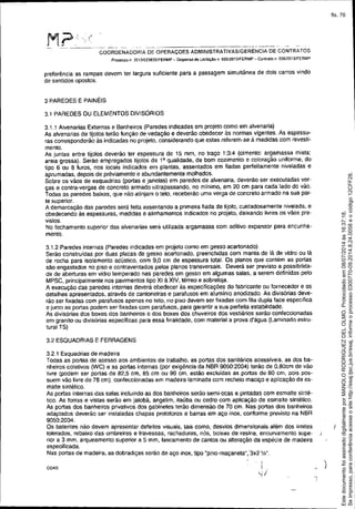 COA0
M'?é..,!~
., ..~-~ ----- _ .._~_.- . - - ---- .._.,' ~-------------~- ~--_._."
COORDENADORIA DE OPERAÇOES ADMINISTRATIVAS/GERENCIA DE CONTRATOS
Processo n 20 131023826JFERMP - Dispensa <feUcitaçâo n, 005!2013/FERMP - ContraIo n, 0D£J20 13/FERMP
preferência as rampas devem ter largura suficiente para a passagem simultânea de dois carros vindo
de sentidos opostos.
3 PAREDES E PAINÉIS
3.1 PAREDES OU ELEMENTOS DIVISÓRIOS
3.1.1 Alvenarias Externas e Banheiros (Paredes indicadas em projeto como em alvenaria)
As alvenarias de tijolos terâo funçáo de vedação e deverão obedecer às normas vigentes. As espessu-
ras corresponderâo às indicadas no projeto, considerando que estas referem-se á medidas com revesli-
menta.
As juntas entre tijolos deverão ter espessura de 15 mm, no traço 1:3:4 (cimento: argamassa mista:
areia grossa). Serão empregados tijOlos de 1a qualidade, de bom cozimento e coloração un~orme, do
tipo 6 ou 8 furos, nos locais indicados em plantas, assentados em fiadas perfeitamente niveladas e
aprumadas, depois de préviamente e abundantemente molhados,
Sobre os vãos de esquadrias (portas e Janelas) em paredes de alvenaria, deverão ser executadas ver-
gas e contra-vergas de concreto armado ultrapassando, no minimo, em 20 em para cada lado do vão,
Todas as paredes baixas, que não atinjam o teto, receberão uma verga de concreto armado na sua par-
te superior,
A demarcação das paredes será feita assentando a primeira fiada de tijolo, cuidadosamente nivelada, e
obedecendo às espessuras, medidas e alinhamentos indicados no projeto, deixando livres os vãos pre-
vistos.
No fechamento superior das alvenarias será utilizada argamassa com aditivo expansor para encunha-
menta.
3.1.2 Paredes internas (Paredes indicadas em projeto como em gesso acartonado)
Serão construidas por duas placas de gesso acartonado. preenchidas com manta de lã de vidro ou lã
de rocha para isolamento acústico. com 9,0 cm de espessura total. Os planos que contém as portas
são engastadas no piso e contraventados pelos planos transversais. Deverá ser previsto a possibilida-
de de aberturas em vidro temperado nas paredes em gesso em algumas salas, a serem definidas pelo
MPSC, principalmente nos pavimentos tipo XI à XIV, térreo e sobreloja,
A execução das paredes internas deverá obedecer às especificações do fabricante ou fornecedor e os
detalhes apresentados, através de cantoneiras e parafusos em alumínio anodizado. As divisórias deve-
rão ser fixadas com parafusos apenas no teto, no piso devem ser fixadas com fita dupla face especifica
e junto as portas podem ser fixadas com parafusos, para garantir a sua perfeita estabilidade.
As divisórias dos boxes dos banheiros e dos boxes dos chuveiros dos vestiários serão confeccionadas
em granito ou divisórias especificas para essa finalidade, com material a prova d'água (Laminado estru-
turai TS)
3.2 ESQUADRIAS E FERRAGENS
3.2.1 Esquadrias de madeira
Todas as pertas de acesso aos ambientes de trabalho, as portas dos sanitários acessiveis, as dos ba-
nheiros coletivos (WC) e as portas internas (per exigência da NBR 9050:2004) terão de O,80cm de vão
livre (podem ser portas de 82,5 cm, 85 cm ou 90 cm. estão excluídas as portas de 80 cm. pois pos-
suem vão livre de 78 cm), confeccionadas em madeira laminada com recheio maciço e aplicação de es-
malte sintético.
As portas internas das salas incluindo as dos banheiros serão semi-ocas e pintadas com esmalte sinté-
tico. As forras e vistas serão em jatobá, angelim, ítaúba ou cedro com aplicação de esmalte sintético.
As portas dos banheiros privativos dos gabinetes terão dimensão de 70 cm. Nas portas dos banheiros
adaptados deverão ser instaladas chapas protatoras e barras em aço inox, conforme previsto na NBR
9050:2004.
Os batentes não devem apresentar defeitos visuais, tais como, desvios dimensionais além dos limites
tOlerados, rebaixo das ombreiras e travessas, rachaduras, nós, bolsas de resina, encurvamento supe-
rior a 3 mm, arqueamento superior a 5 mm, lascamento de cantos ou alteração da espécie de madeira
especificada.
Nas portas de madeira, as dobradiças serão de aço inox, tipo "pino-maçaneta",'3x2 %".
I
'-i'/
)
Seimpresso,paraconferênciaacesseositehttp://esaj.tjsc.jus.br/esaj,informeoprocesso0300770-09.2014.8.24.0058eocódigo12CFF28.
EstedocumentofoiassinadodigitalmenteporMANOLORODRIGUEZDELOLMO.Protocoladoem08/07/2014às16:37:18.
fls. 76
 