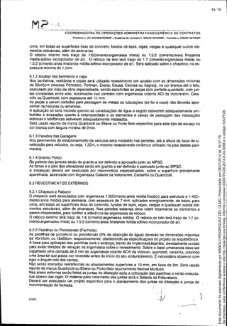 M?-"L
COORDENADORIA DE OPERAÇOES ADMINISTRATIVASIGERENCIA DE co,nRATOS
Ptocesso n 20131023S26!FERMP - DIspensa de lICltaÇàO n OOSJ2013JFERMP - COntrato o 00612013/FERMP
cima, em todas as superficies lisas de concreto, fundos de lajes, vigas, vergas e quaisquer outros ele-
mentos estruturais, além de alvenarias,
O reboco interno terá traço de 1;6(cimento;argamassa mista) ou 1:5:2 (cimento:areia fina/areia
média:adilívo incorporador de ar), O reboco de teto terá traço de 1:7 (cimento;argamassa mista) ou
1:5:2 (cimento:areia fina/areia média:aditivo incorporador de ar), Será aplicado sobre o chapisco, na es-
pessura minima de 1,5cm,
6_1,2Azulejo nos banheiros e copa
Nos banheiros, vestiários e copas será utilizado revestimento em azulejo com as dimensões mínimas
de 33x45cm (marcas Portobelo, Portinari, Eliane, Ceusa, Cecrisa ou Itagres), na cor branca até o teto,
executado por mão-de-obra especializada, sendo escolhidas as peças com perfeita qualidade, com jun-
tas constantes entre elas, assentadas nas paredes com argamassa colante ACI da Votorantim, Cera-
mfix ou Quartizolit, com espessura até 15 mm,
As peças a serem cortadas para passagem de metais ou tubulações (se for o caso) não deverão apre-
sentar rachaduras ou emendas.
A aplicação só será iniciada quando as canalizações de água e esgoto estiverem adequadamente em-
butidas e ensaiadas quanto à estanqueidade e os elementos e caixas de passagem das instalações
elétricas e telefônicas estiverem adequadamente instalados.
Será usado rejunte da marca Quartizol~ ou Eliane ou Porto Belo especifico para este tipo de azulejo na
cor branca com largura minima de 2mm.
6.1.3 Paredes das Garagens
Nos pavimentos de estacionamento de veiculos será instalado nas paredes, até a altura da faixa de si-
nalização para veículos, ou seja, 1,20m, o mesmo revestimento cerãmico utilizado no piso destes pavi-
mentos.
6.1.4 Granito Polido
Os peitoris das janelas serão de granito a ser definido e aprovado junto ao MPSC.
As forras e o piso dos elevadores serão em granito a ser definido e aprovado junto ao MPSC.
A instalação deverá ser executada por marmoristas especializados, sobre a superfície previamente
aparelhada, assentada com Argamassa Colante da Votorantim, Ceramfix ou Quartizolit.
6.2 REVESTIMENTOS EXTERNOS
6.2.1 Chapisco e Reboco
O chapisco será executados com argamassa 1:3(Cimento;areia média:fixador) para estrutura e t :4(Ci-
mento:areia média) para alvenaria, com espessura de 7 mm, aplicados energicamente, de baixo, para
cima, em todas as superficies lisas de concreto, fundos de lajes, vigas, vergas e quaisquer outros ele-
mentos estruturais, além de alvenarias. Nas paredes externas deve cobrir totalmente os elementos a
serem chapiscados, para facilitar a aderência da argamassa de reboco.
O reboco externo terá traço de 1:6 (cimento:argamassa média). O reboco de teto terá traço de 1:7 (ci-
mento:argamassa mista) ou 1:5:2 (cimento:areia fina/areia média:aditivo incorporador de ar).
6.2.2 Pastilhas ou Porcelanato (Fachada)
As pastilhas de porcelana ou porcelanato (O% de absorção de água) deverão ter dimensões máximas
de 10x10cm, ou 15x60cm, respectivamente, obedecendo as especificações do projeto da arqu~etõnico.
A base para aplicação das pastilhas será o embaço, isento de impermeabilizantes, devidamente curado
para evitar tensões de retração da argamassa sobre o revestimento, Sobre a base umedecida deve ser
espalhada uma camada de 2 mm de argamassa colante ACIII da Votoran, quartzolit, ceramfix, cobrindo
uma área tal que possa ser revestida antes do inicio do seu endurecimento. É necessário observar com
rigor o ãngulo reto dos cantos.
Não serão tolerados reentrãncias ou abaulamentos superiores a 10 mm, em faixa de 5m. Será usado
rejunte da marca Quartizolit ou Eliane ou Porto Belo rejuntamento flexível Multiuso.
Nas áreas externas serão feitas as juntas de dilatação apôs a colocação das pastilhas e serão executa-
das abaixo das vigas_ O material para tratamento das juntas será o Selante de Poliuretano.
Deverá ser executado um projeto especifico para o planejamento das juntas de dilatação e juntas de
movimentação da fachada. . ,
COAD
.1
'.!/
'"
Seimpresso,paraconferênciaacesseositehttp://esaj.tjsc.jus.br/esaj,informeoprocesso0300770-09.2014.8.24.0058eocódigo12CFF28.
EstedocumentofoiassinadodigitalmenteporMANOLORODRIGUEZDELOLMO.Protocoladoem08/07/2014às16:37:18.
fls. 79
 
