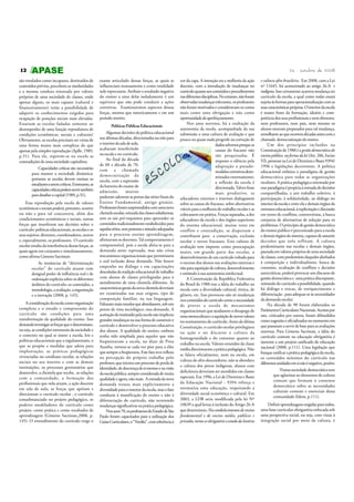 24 - outubro de 2008

12
são rotulados como incapazes, destituídos de
conteúdos prévios, percebem-se similaridades
e a mesma conduta orientada por valores
próprios de uma sociedade de classes, onde
apenas alguns, os mais capazes (cultural e
financeiramente) terão a possibilidade de
adquirir os conhecimentos exigidos para
ocupação de posições sociais mais elevadas.
Estariam as escolas fadadas somente ao
desempenho de uma função reprodutora de
condições econômicas, sociais e culturais?
Obviamente, as escolas precisam ser vistas de
uma forma muito mais complexa do que
apenas pela simples reprodução (Aplle, 1989,
p.31). Para ele, repetem-se na escola as
contradições de uma sociedade capitalista:
Capacidades críticas são necessárias
para manter a sociedade dinâmica:
portanto as escolas devem ensinar os
estudantes a serem críticos. Entretanto, as
capacidades críticas podem servir também
para desafiar o capital (1989, p.31).
Essa reprodução pela escola de valores
econômicos e sociais poderá, portanto, ocorrer
ou não e para tal concorrerá, além dos
condicionantes econômicos e sociais, outras
forças que interferem nas decisões sobre o
currículo: políticas educacionais, as escolas e os
seus sujeitos: diretores, coordenadores, outros
e, especialmente, os professores. O currículo
escolar resulta da interferência dessas forças, as
quais agem em conjunto e simultaneamente,
como afirma Gimeno Sacristan:
As instâncias de “determinação
escolar” do currículo atuam com
desigual poder de influência real e de
ordenação explícita sobre os diferentes
âmbitos do currículo: os conteúdos, a
metodologia, a avaliação, a organização
e a inovação (2008, p. 145).
A consideração da escola como organização
complexa e o estudo e compreensão do
currículo são condições para uma
transformação da qualidade do ensino. Isso
demanda investigar as forças que o determinam,
ou seja, as condições estruturais da sociedade e
o contexto no qual se insere a escola, leis e
políticas educacionais que a regulamentam, o
que se propõe e medidas que adota para
implantação, as práticas pedagógicas
vivenciadas no cotidiano escolar, as relações
sociais no seu interior e com as demais
instituições, os processos gestionários que
desenvolve, a clientela que recebe, as relações
com a comunidade, a formação dos
profissionais que nela atuam, a ação docente
em sala de aula, as forças que apóiam e
direcionam o currículo escolar , o currículo
consubstanciado no projeto pedagógico, os
poderes modeladores do currículo como
projeto, como prática e como resultados de
aprendizagem (Gimeno Sacristan,2008, p.
145). O entendimento do currículo exige o

exame articulado dessas forças, as quais se
influenciam mutuamente e como totalidade
nele repercutem. Atribuir o resultado negativo
do ensino a uma delas isoladamente é um
equivoco que não pode conduzir a ações
corretivas. Examinaremos aspectos dessas
forças, mesmo que sinteticamente e em um
período restrito.
Políticas Públicas Educacionais
Algumas decisões da política educacional
nas últimas décadas, direcionadas ou não para
o interior da sala de aula,
acabaram interferindo
na escola e no currículo.
Ao final da década
de 60 e década de 70,
com a chamada
democratização da
escola, com a supressão
da barreira do exame de
admissão,
muitos
puderam adentrar as portas das séries finais do
Ensino Fundamental, antigo ginásio.
Professores foram surpreendidos com uma nova
clientela escolar, oriunda das classes subalternas,
sem os tais pré-requisitos para apreender os
conteúdos tradicionalmente estabelecidos para
aquelas séries, sem posturas e atitudes adequadas
para o processo ensino aprendizagem,
afirmavam os docentes. Tal comportamento é
compreensível, pois a escola abriu-se para a
demanda antes represada, mas não criou
mecanismos organizacionais que permitissem
a real inclusão dessa demanda. Não houve
empenho no diálogo e em capacitações
descoladas da tradição educacional de trabalho
com alunos de classes privilegiadas para o
atendimento de uma clientela diferente. As
características gerais da nova clientela deveriam
ser examinadas nas suas origens, tipo de
composição familiar, na sua linguagem.
Faltaram mais estudos que abordassem, sob um
ponto de vista sociológico, essa demanda. A
aceitação do instituído pela escola não implicou
grandes mudanças na sua forma de construir o
currículo e desenvolver o processo educativo
dos alunos. A qualidade do ensino, embora
tenha sido ampliada para aqueles que não
freqüentavam a escola, no dizer de Pires
Azanha, tornou-se cada vez pior para a elite
que sempre a freqüentou. Este fato teve reflexo
na percepção do próprio trabalho pelo
professor, que iniciou um processo de perda de
identidade, de descrença de si mesmo e na visão
da escola pública, sempre considerada de muita
qualidade e agora, não mais. A entrada da nova
demanda trouxe mais explicitamente a
diversidade para o interior da escola, mas o fato
conduziu à massificação do ensino e não à
diferenciação do currículo, não ocorrendo
mudanças significativas na prática pedagógica.
Nos anos 70, os professores do Estado de São
Paulo foram capacitados para a utilização dos
Guias Curriculares, o “Verdão”, com referência à

cor da capa. A intenção era a melhoria da ação
docente, com a introdução de mudanças no
currículo quanto aos conteúdos e procedimentos
nas diferentes disciplinas. No entanto, não foram
observadas mudanças relevantes, os professores
não foram motivados e consideravam os cursos
mais como uma obrigação e não como
oportunidade de aperfeiçoamento.
Nos anos noventa, há a exaltação da
autonomia da escola, acompanhada da sua
submissão a uma cultura de avaliação e que
pouco ou quase nada progride na correção de
dados adversos porque as
causas do fracasso não
são pesquisadas. É
imposto o silêncio pela
adaptação a pseudomodelos corretivos determinados externamente,
a reflexão da escola é
direcionada. Talvez fosse
mais produtivo, se
educadores externos e internos dialogassem
sobre as causas do fracasso, sobre alternativas
viáveis para a melhoria do trabalho escolar e as
colocassem em prática. Forças separadas, a dos
educadores da escola e dos órgãos superiores
do sistema educacional, muitas vezes em
conflito e contradição, se dispersam e
contribuem para a conservação, exclusão
escolar e novos fracassos. Esta cultura de
avaliação tem imposto como preocupação
maior, em grande parte das escolas, o
desenvolvimento de um currículo voltado para
o sucesso dos alunos nas avaliações externas e
não para aquisição de cultura, desenvolvimento
e estímulo à sua autonomia intelectual.
A Constituição da República Federativa
do Brasil de 1988 traz a idéia do trabalho na
escola com a diversidade cultural, étnica, de
gênero, etc. Isso provocou não só mudanças
nos conteúdos do currículo como a necessidade
de prover a escola de mecanismos
organizacionais que ajudassem o desapego de
uma monocultura e a aquisição de novos valores
no norteamento do currículo. Antes da última
Constituição, o currículo escolar privilegiava
na ação e no discurso a cultura da
homogeneidade e do consenso quanto ao
trabalho na escola. Valores oriundos da classe
média direcionavam a prática pedagógica. Não
se falava oficialmente, nem na escola, em
cultura do afro-descendente, não se abordava
a cultura dos povos indígenas, alunos com
deficiência deveriam ser atendidos em classes
especiais. Em 1996, a Lei de Diretrizes e Bases
da Educação Nacional - 9394 reforça e
normatiza uma educação, respeitando a
diversidade social econômica e cultural. Em
2003, a LDB seria modificada pela lei Nº
10639 a qual levou à inclusão do Artigo 26-A
que determinou: Nos estabelecimentos de ensino
fundamental e de ensino médio, públicos e
privados, torna-se obrigatório o estudo da história

e cultura afro-brasileira. Em 2008, com a Lei
nº 11645, foi acrescentado ao artigo 26-A e
indígena. Isso certamente acarreta mudança no
currículo da escola, a qual como todas estará
sujeita às formas para operacionalização com as
suas características próprias. O interior da escola
é muito fruto da formação, ideário e competência dos seus profissionais e nem diretores,
nem professores, nem pais, nem mesmo os
alunos estavam preparados para tal mudança,
semelhante ao que ocorrera décadas antes com a
chamada democratização do ensino.
Um dos princípios incluídos na
Constituição de 1988 é a gestão democrática do
ensino público, na forma da lei (Art. 206, Inciso
VI), presente na Lei de Diretrizes e Bases 9394/
1996 e legislações decorrentes. A política
educacional enfatiza o paradigma de gestão
democrática para todas as organizações
escolares. A prática pedagógica orientada por
esse paradigma é propícia à tomada de decisões
compartilhadas, a um trabalho coletivo, à
participação, à solidariedade, ao diálogo no
interior da escola e entre ela e demais órgãos da
estrutura educacional, à explicitação e discussão
em torno de conflitos, controvérsias, à busca
conjunta de alternativas de solução para os
problemas. O princípio de gestão democrática
do ensino publico é preconizado para a escola
e demais órgãos do sistema, capazes de assumir
decisões que nela reflitam. A cultura
predominante nas escolas e demais órgãos,
pautada em valores próprios de uma sociedade
de classes, com predomínio daqueles alinhados
à competição e individualismo, busca de
consenso, ocultação de conflitos e decisões
autocráticas, poderá provocar um discurso de
gestão democrática e uma prática discrepante,
retirando do currículo a possibilidade, quando
há diálogo e trocas, de enriquecimento e
diferenciação , para adequar-se às necessidades
da demanda escolar.
Na década de 90 foram elaborados os
Parâmetros Curriculares Nacionais. Aceitos por
uns, criticados por outros, foram difundidos
como sugestão e oficializados no momento em
que passaram a servir de base para as avaliações
externas. Para Gimeno Sacristan, a idéia do
currículo comum na educação obrigatória é
inerente a um projeto unificado de educação
nacional (2008, p.111). Uma legislação que
busque unificar a prática pedagógica da escola,
os conteúdos mínimos do currículo nas
diferentes unidades em si não é negativo, porém:
Numa sociedade democrática tem
que aglutinar os elementos de cultura
comum que formam o consenso
democrático sobre as necessidades
culturais comuns e essenciais dessa
comunidade (Idem, p.111).
Definir aprendizagens exigidas para todos,
uma base curricular obrigatória enfocada sob
uma perspectiva social, ou seja, com vistas à
integração social por meio da cultura, é

 
