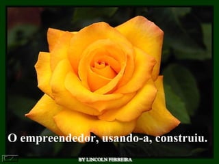 O empreendedor, usando-a, construiu.
 