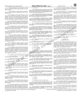 1

Nº 206, quarta-feira, 23 de outubro de 2013
I - médico participante: médico intercambista ou médico
formado em instituição de educação superior brasileira ou com diploma revalidado; e
II - médico intercambista: médico formado em instituição de
educação superior estrangeira com habilitação para exercício da Medicina no exterior.
§ 3o A coordenação do Projeto Mais Médicos para o Brasil
ficará a cargo dos Ministérios da Educação e da Saúde, que disciplinarão, por meio de ato conjunto dos Ministros de Estado da
Educação e da Saúde, a forma de participação das instituições públicas de educação superior e as regras de funcionamento do Projeto,
incluindo a carga horária, as hipóteses de afastamento e os recessos.
Art. 14. O aperfeiçoamento dos médicos participantes ocorrerá mediante oferta de curso de especialização por instituição pública
de educação superior e envolverá atividades de ensino, pesquisa e
extensão que terão componente assistencial mediante integração ensino-serviço.
§ 1o O aperfeiçoamento de que trata o caput terá prazo de
até 3 (três) anos, prorrogável por igual período caso ofertadas outras
modalidades de formação, conforme definido em ato conjunto dos
Ministros de Estado da Educação e da Saúde.
§ 2o A aprovação do médico participante no curso de especialização será condicionada ao cumprimento de todos os requisitos
do Projeto Mais Médicos para o Brasil e à sua aprovação nas avaliações periódicas.
§ 3o O primeiro módulo, designado acolhimento, terá duração de 4 (quatro) semanas, será executado na modalidade presencial, com carga horária mínima de 160 (cento e sessenta) horas, e
contemplará conteúdo relacionado à legislação referente ao sistema de
saúde brasileiro, ao funcionamento e às atribuições do SUS, notadamente da Atenção Básica em saúde, aos protocolos clínicos de
atendimentos definidos pelo Ministério da Saúde, à língua portuguesa
e ao código de ética médica.
4o

§
As avaliações serão periódicas, realizadas ao final de
cada módulo, e compreenderão o conteúdo específico do respectivo
módulo, visando a identificar se o médico participante está apto ou
não a continuar no Projeto.

§ 1o (VETADO).
§ 2o A participação do médico intercambista no Projeto Mais
Médicos para o Brasil, atestada pela coordenação do Projeto, é condição necessária e suficiente para o exercício da Medicina no âmbito
do Projeto Mais Médicos para o Brasil, não sendo aplicável o art. 17
da Lei no 3.268, de 30 de setembro de 1957.
§ 3o O Ministério da Saúde emitirá número de registro único
para cada médico intercambista participante do Projeto Mais Médicos
para o Brasil e a respectiva carteira de identificação, que o habilitará
para o exercício da Medicina nos termos do § 2o.
§ 4o A coordenação do Projeto comunicará ao Conselho
Regional de Medicina (CRM) que jurisdicionar na área de atuação a
relação de médicos intercambistas participantes do Projeto Mais Médicos para o Brasil e os respectivos números de registro único.
§ 5o O médico intercambista estará sujeito à fiscalização pelo CRM.
Art. 17. As atividades desempenhadas no âmbito do Projeto
Mais Médicos para o Brasil não criam vínculo empregatício de qualquer natureza.
Art. 18. O médico intercambista estrangeiro inscrito no Projeto Mais Médicos para o Brasil fará jus ao visto temporário de
aperfeiçoamento médico pelo prazo de 3 (três) anos, prorrogável por
igual período em razão do disposto no § 1o do art. 14, mediante
declaração da coordenação do Projeto.
§ 1o O Ministério das Relações Exteriores poderá conceder o
visto temporário de que trata o caput aos dependentes legais do
médico intercambista estrangeiro, incluindo companheiro ou companheira, pelo prazo de validade do visto do titular.
§ 2o Os dependentes legais do médico intercambista estrangeiro poderão exercer atividades remuneradas, com emissão de Carteira de Trabalho e Previdência Social (CTPS) pelo Ministério do
Trabalho e Emprego.
§ 3o É vedada a transformação do visto temporário previsto
neste artigo em permanente.

DA
TE
AN
SIN
AS
DE
AR
PL
EM
EX

§ 5o A coordenação do Projeto Mais Médicos para o Brasil,
responsável pelas avaliações de que tratam os §§ 1o a 4o, disciplinará,
acompanhará e fiscalizará a programação em módulos do aperfeiçoamento dos médicos participantes, a adoção de métodos transparentes para designação dos avaliadores e os resultados e índices de
aprovação e reprovação da avaliação, zelando pelo equilíbrio científico, pedagógico e profissional.
Art. 15. Integram o Projeto Mais Médicos para o Brasil:

I - o médico participante, que será submetido ao aperfeiçoamento profissional supervisionado;

II - o supervisor, profissional médico responsável pela supervisão profissional contínua e permanente do médico; e

III - o tutor acadêmico, docente médico que será responsável
pela orientação acadêmica.
§ 1o São condições para a participação do médico intercambista no Projeto Mais Médicos para o Brasil, conforme disciplinado
em ato conjunto dos Ministros de Estado da Educação e da Saúde:

I - apresentar diploma expedido por instituição de educação
superior estrangeira;
II - apresentar habilitação para o exercício da Medicina no
país de sua formação; e

III - possuir conhecimento em língua portuguesa, regras de
organização do SUS e protocolos e diretrizes clínicas no âmbito da
Atenção Básica.
§ 2o Os documentos previstos nos incisos I e II do § 1o
sujeitam-se à legalização consular gratuita, dispensada a tradução
juramentada, nos termos de ato conjunto dos Ministros de Estado da
Educação e da Saúde.
§ 3o A atuação e a responsabilidade do médico supervisor e
do tutor acadêmico, para todos os efeitos de direito, são limitadas,
respectiva e exclusivamente, à atividade de supervisão médica e à
tutoria acadêmica.
Art. 16. O médico intercambista exercerá a Medicina exclusivamente no âmbito das atividades de ensino, pesquisa e extensão do
Projeto Mais Médicos para o Brasil, dispensada, para tal fim, nos 3
(três) primeiros anos de participação, a revalidação de seu diploma nos
termos do § 2o do art. 48 da Lei no 9.394, de 20 de dezembro de 1996.

IM

Art. 19. Os médicos integrantes do Projeto Mais Médicos
para o Brasil poderão perceber bolsas nas seguintes modalidades:
I - bolsa-formação;

§ 3o No caso de médico intercambista, o desligamento do
Programa implicará o cancelamento do registro único no Ministério
da Saúde e do registro de estrangeiro.
§ 4o Para fins do disposto no § 3o, a coordenação do Projeto
Mais Médicos para o Brasil comunicará o desligamento do médico
participante ao CRM e ao Ministério da Justiça.
Art. 22. As demais ações de aperfeiçoamento na área de
Atenção Básica em saúde em regiões prioritárias para o SUS, voltadas especificamente para os médicos formados em instituições de
educação superior brasileiras ou com diploma revalidado, serão desenvolvidas por meio de projetos e programas dos Ministérios da
Saúde e da Educação.
§ 1o As ações de aperfeiçoamento de que trata o caput serão
realizadas por meio de instrumentos de incentivo e mecanismos de
integração ensino-serviço.
§ 2o O candidato que tiver participado das ações previstas no
caput deste artigo e tiver cumprido integralmente aquelas ações,
desde que realizado o programa em 1 (um) ano, receberá pontuação
adicional de 10% (dez por cento) na nota de todas as fases ou da fase
única do processo de seleção pública dos Programas de Residência
Médica a que se refere o art. 2o da Lei no 6.932, de 1981.

AL
N

§ 3o A pontuação adicional de que trata o § 2o não poderá
elevar a nota final do candidato para além da nota máxima prevista
no edital do processo seletivo referido no § 2o deste artigo.

IO
C

II - bolsa-supervisão; e
III - bolsa-tutoria.

§ 1o Além do disposto no caput, a União concederá ajuda de
custo destinada a compensar as despesas de instalação do médico
participante, que não poderá exceder a importância correspondente ao
valor de 3 (três) bolsas-formação.

§ 2o É a União autorizada a custear despesas com deslocamento dos médicos participantes e seus dependentes legais, conforme dispuser ato conjunto dos Ministros de Estado do Planejamento, Orçamento e Gestão e da Saúde.
§ 3o Os valores das bolsas e da ajuda de custo a serem
concedidas e suas condições de pagamento serão definidos em ato
conjunto dos Ministros de Estado da Educação e da Saúde.
Art. 20. O médico participante enquadra-se como segurado
obrigatório do Regime Geral de Previdência Social (RGPS), na condição de contribuinte individual, na forma da Lei no 8.212, de 24 de
julho de 1991.
Parágrafo único. São ressalvados da obrigatoriedade de que
trata o caput os médicos intercambistas:
I - selecionados por meio de instrumentos de cooperação
com organismos internacionais que prevejam cobertura securitária
específica; ou
II - filiados a regime de seguridade social em seu país de
origem, o qual mantenha acordo internacional de seguridade social
com a República Federativa do Brasil.
Art. 21. Poderão ser aplicadas as seguintes penalidades aos
médicos participantes do Projeto Mais Médicos para o Brasil que
descumprirem o disposto nesta Lei e nas normas complementares:
I - advertência;

NA

§ 4o O disposto nos §§ 2o e 3o terá validade até a implantação do disposto no parágrafo único do art. 5o desta Lei.

SA
N

§ 5o Aplica-se o disposto nos arts. 17, 19, 20 e 21 aos
projetos e programas de que trata o caput.

RE
P

§ 4o Aplicam-se os arts. 30, 31 e 33 da Lei no 6.815, de 19
de agosto de 1980, ao disposto neste artigo.

3

ISSN 1677-7042

CAPÍTULO V
DISPOSIÇÕES FINAIS

Art. 23. Para execução das ações previstas nesta Lei, os
Ministérios da Educação e da Saúde poderão firmar acordos e outros
instrumentos de cooperação com organismos internacionais, instituições de educação superior nacionais e estrangeiras, órgãos e entidades
da administração pública direta e indireta da União, dos Estados, do
Distrito Federal e dos Municípios, consórcios públicos e entidades
privadas, inclusive com transferência de recursos.

Art. 24. São transformadas, no âmbito do Poder Executivo,
sem aumento de despesa, 117 (cento e dezessete) Funções Comissionadas Técnicas (FCTs), criadas pelo art. 58 da Medida Provisória
no 2.229-43, de 6 de setembro de 2001, do nível FCT-13, em 10 (dez)
cargos em comissão do Grupo-Direção e Assessoramento Superiores
(DAS), sendo 2 (dois) DAS-5 e 8 (oito) DAS-4.
Art. 25. São os Ministérios da Saúde e da Educação autorizados a contratar, mediante dispensa de licitação, instituição financeira oficial federal para realizar atividades relacionadas aos pagamentos das bolsas de que trata esta Lei.
Art. 26. São a Empresa Brasileira de Serviços Hospitalares
(EBSERH) e o Hospital de Clínicas de Porto Alegre (HCPA) autorizados a conceder bolsas para ações de saúde, a ressarcir despesas,
a adotar outros mecanismos de incentivo a suas atividades institucionais e a promover as ações necessárias ao desenvolvimento do
Programa Mais Médicos, observada a Lei no 12.550, de 15 de dezembro de 2011.
Art. 27. Será concedida bolsa para atividades de preceptoria
nas ações de formação em serviço nos cursos de graduação e residência médica ofertados pelas instituições federais de educação superior ou pelo Ministério da Saúde.
§ 1o Integram as diretrizes gerais para o processo de avaliação de desempenho para fins de progressão e de promoção de que
trata o § 4o do art. 12 da Lei no 12.772, de 28 de dezembro de 2012,
a serem estabelecidas em ato do Ministério da Educação, o exercício
profissional no SUS, na área de docência do professor, a preceptoria
de que trata esta Lei e o exercício de atividade nos programas definidos como prioritários pelo Ministério da Saúde.
§ 2o Com vistas a assegurar a universalização dos programas de
residência médica prevista no art. 5o desta Lei, poderão ser adotadas
medidas que ampliem a formação de preceptores de residência médica.

II - suspensão; e
III - desligamento das ações de aperfeiçoamento.
§ 1o Na hipótese do inciso III do caput, poderá ser exigida
a restituição dos valores recebidos a título de bolsa, ajuda de custo e
aquisição de passagens, acrescidos de atualização monetária, conforme definido em ato conjunto dos Ministros de Estado da Educação
e da Saúde.
§ 2o Na aplicação das penalidades previstas neste artigo,
serão consideradas a natureza e a gravidade da infração cometida,
assegurados o contraditório e a ampla defesa.

Este documento pode ser verificado no endereço eletrônico http://www.in.gov.br/autenticidade.html,
pelo código 00012013102300003

Art. 28. Os médicos participantes e seus dependentes legais
são isentos do pagamento das taxas e dos emolumentos previstos nos
arts. 20, 33 e 131 da Lei no 6.815, de 19 de agosto de 1980, e no
Decreto-Lei no 2.236, de 23 de janeiro de 1985.
Art. 29. Para os efeitos do art. 26 da Lei no 9.250, de 26 de
dezembro de 1995, os valores percebidos a título de bolsa previstos
nesta Lei e na Lei no 11.129, de 30 de junho de 2005, não caracterizam contraprestação de serviços.

Documento assinado digitalmente conforme MP n o 2.200-2 de 24/08/2001, que institui a
Infraestrutura de Chaves Públicas Brasileira - ICP-Brasil.

 