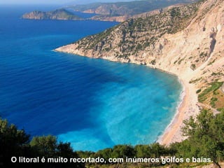 O litoral é muito recortado, com inúmeros golfos e baías.
 
