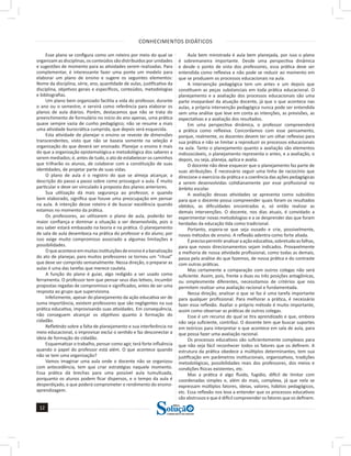 CONHECIMENTOS DIDÁTICOS
12
12
a solução para o seu concurso!
Editora
Esse plano se configura como um roteiro por meio do qual se
organizam as disciplinas, os conteúdos são distribuídos por unidades
e sugestões de momento para as atividades serem realizadas. Para
complementar, é interessante fazer uma ponte um modelo para
elaborar um plano de ensino e sugere os seguintes elementos:
Nome da disciplina, série, ano, quantidade de aulas, justificativa da
disciplina, objetivos gerais e específicos, conteúdos, metodologias
e bibliografias.
Um plano bem organizado facilita a vida do professor, durante
o ano ou o semestre, e servirá como referência para elaborar os
planos de aula diários. Porém, destacamos que não se trata do
preenchimento de formulário no início do ano apenas, uma prática
quase sempre vazia de cunho pedagógico; não se resume a mais
uma atividade burocrática cumprida, que depois será esquecida.
Esta atividade de planejar o ensino se reveste de dimensões
transcendentes, visto que não se baseia somente na seleção e
organização do que deverá ser ensinado. Planejar o ensino é mais
do que a organização epistemológica e metodológica dos saberes a
serem mediados; é, antes de tudo, o ato de estabelecer os caminhos
que trilharão os alunos, de colaborar com a constituição de suas
identidades, de projetar parte de suas vidas.
O plano de aula é o registro do que se almeja alcançar, a
descrição do passo a passo sobre como prosseguir a aula. É muito
particular e deve ser vinculado à proposta dos planos anteriores.
Sua utilização dá mais segurança ao professor, e quando
bem elaborado, significa que houve uma preocupação em pensar
na aula. A intenção desse roteiro é de buscar excelência quando
estamos no momento da prática.
Os professores, ao utilizarem o plano de aula, poderão ter
maior confiança e dominar a situação a ser desenvolvida, pois o
seu saber estará embasado na teoria e na prática. O planejamento
de sala de aula desemboca na prática do professor e do aluno; por
isso exige muito compromisso associado a algumas limitações e
possibilidades.
Oqueaconteceemmuitasinstituiçõesdeensinoéabanalização
do ato de planejar, para muitos professores se tornou um “ritual”
que deve ser comprido semanalmente. Nessa direção, o preparar as
aulas é uma das tarefas que merece cautela.
A função do plano é guiar, algo redigido a ser usado como
ferramenta. O professor tem que pensar seus dias letivos, incumbir
propostas regadas de compromisso e significados, antes de ser uma
resposta ao grupo que supervisiona.
Infelizmente, apesar do planejamento da ação educativa ser de
suma importância, existem professores que são negligentes na sua
prática educativa, improvisando suas atividades. Em consequência,
não conseguem alcançar os objetivos quanto à formação do
cidadão.
Refletindo sobre a falta de planejamento e sua interferência no
meio educacional, o improvisar exclui o sentido e faz desconectar a
ideia de formação do cidadão.
Esquematizar o trabalho, pensar como agir, terá forte influência
quando o papel do professor está além. O que acontece quando
não se tem uma organização?
Vamos imaginar uma aula onde o docente não se organizou
com antecedência, tem que criar estratégias naquele momento.
Essa prática dá brechas para uma possível aula tumultuada,
porquanto os alunos podem ficar dispersos, e o tempo da aula é
desperdiçado, o que poderá comprometer o rendimento do ensino-
aprendizagem.
Aula bem ministrada é aula bem planejada, por isso o plano
é sobremaneira importante. Desde uma perspectiva dinâmica
e desde o ponto de vista dos professores, essa prática deve ser
entendida como reflexiva e não pode se reduzir ao momento em
que se produzem os processos educacionais na aula.
A intervenção pedagógica tem um antes e um depois que
constituem as peças substanciais em toda prática educacional. O
planejamento e a avaliação dos processos educacionais são uma
parte inseparável da atuação docente, já que o que acontece nas
aulas, a própria intervenção pedagógica nunca pode ser entendida
sem uma análise que leve em conta as intenções, as previsões, as
expectativas e a avaliação dos resultados.
Em uma perspectiva dinâmica, o professor compreenderá
a prática como reflexiva. Concordamos com esse pensamento,
porque, realmente, os docentes devem ter um olhar reflexivo para
sua prática e não se limitar a reproduzir os processos educacionais
na aula. Tanto o planejamento quanto a avaliação são elementos
indissociáveis, o planejamento representa o antes, e a avaliação, o
depois, ou seja, planeja, aplica e avalia.
O docente não deve esquecer que o planejamento faz parte de
suas atribuições. É necessário seguir uma linha de raciocínio que
direcione o exercício da prática e a coerência das ações pedagógicas
a serem desenvolvidas cotidianamente por esse profissional no
âmbito escolar.
A avaliação dessas atividades se apresenta como subsídios
para que o docente possa compreender quais foram os resultados
obtidos, as dificuldades encontradas e, só então realizar as
demais intervenções. O docente, nos dias atuais, é convidado a
experimentar novas metodologias e a se desprender das que foram
herdadas da educação tida como tradicional.
Portanto, espera-se que seja ousado e crie, possivelmente,
novos métodos de ensino. A reflexão adentra como forte aliada.
Éprecisopermitiranalisaraaçãoeducativa,sobretudoasfalhas,
para que novos direcionamentos sejam indicados. Provavelmente
a melhoria de nossa atividade profissional, como todas as demais,
passa pela análise do que fazemos, de nossa prática e do contraste
com outras práticas.
Mas certamente a comparação com outros colegas não será
suficiente. Assim, pois, frente a duas ou três posições antagônicas,
ou simplesmente diferentes, necessitamos de critérios que nos
permitem realizar uma avaliação racional e fundamentada.
Nessa direção, analisar o que se faz é uma tarefa importante
para qualquer profissional. Para melhorar a prática, é necessário
fazer essa reflexão. Avaliar o próprio método é muito importante,
assim como observar as práticas de outros colegas.
Esse é um recurso do qual se tira aprendizado e que, embora
não seja suficiente, contribui. O docente tem que buscar suportes
em teóricos para interpretar o que acontece em sala de aula, para
que possa fazer uma avaliação racional.
Os processos educativos são suficientemente complexos para
que não seja fácil reconhecer todos os fatores que os definem. A
estrutura da prática obedece a múltiplos determinantes, tem sua
justificação em parâmetros institucionais, organizativos, tradições
metodológicas, possibilidades reais dos professores, dos meios e
condições físicas existentes, etc.
Mas a prática é algo fluido, fugidio, difícil de limitar com
coordenadas simples e, além do mais, complexa, já que nela se
expressam múltiplos fatores, ideias, valores, hábitos pedagógicos,
etc. Essa reflexão nos leva a entender que os processos educativos
são abstrusos e que é difícil compreender os fatores que os definem.
 