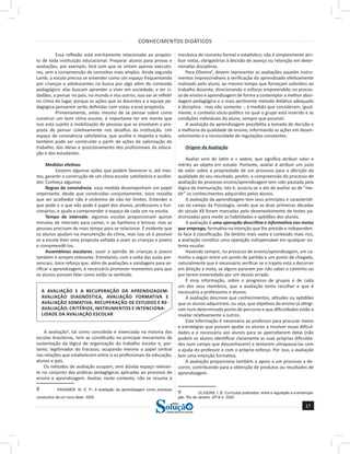 CONHECIMENTOS DIDÁTICOS
17
a solução para o seu concurso!
Editora
Essa reflexão está estritamente relacionada ao propósi-
to de toda instituição educacional. Preparar alunos para provas e
avaliações, por exemplo, fará com que se sintam apenas executo-
res, sem a compreensão de conceitos mais amplos. Ainda segundo
Lamb, a escola precisa se entender como um espaço frequentando
por crianças e adolescentes na busca por algo além do conteúdo
pedagógico: elas buscam aprender a viver em sociedade, a ser ci-
dadãos, a pensar no país, no mundo e nos outros, isso vai se refletir
no clima do lugar, porque as ações que os docentes e a equipe pe-
dagógica pensarem serão definidas com vistas a esse propósito.  
Primeiramente, antes mesmo de se pensar sobre como
construir um bom clima escolar, é importante ter em mente que
isso está sujeito à mobilização de pessoas que se envolvem a pro-
posta de pensar coletivamente nos desafios da instituição. Um
espaço de convivência satisfatória, que acolhe e respeita a todos,
também pode ser construído a partir de ações de valorização do
trabalho, das ideias e posicionamento dos profissionais da educa-
ção e dos estudantes.  
Medidas efetivas
Existem algumas ações que podem favorecer e, até mes-
mo, garantir a construção de um clima escolar satisfatório e acolhe-
dor. Conheça algumas:  
Regras de convivência: essa medida desempenham um papel
importante, desde que construídas conjuntamente. Joice ressalta
que ser acolhedor não é sinônimo de não ter limites. Entender o
que pode e o que não pode é papel dos alunos, professores e fun-
cionários, e ajuda a compreender o espaço de cada um na escola.  
Tempo de intervalo: algumas escolas proporcionam quinze
minutos de intervalo para comer, ir ao banheiro e brincar, mas as
pessoas precisam de mais tempo para se relacionar. É evidente que
os alunos ajudam na manutenção do clima, mas isso só é possível
se a escola tiver uma proposta voltada a ouvir as crianças e jovens
e compreendê-los.
Assembleias escolares: ouvir a opinião de crianças e jovens
também é sempre relevante. Entretanto, com a volta das aulas pre-
senciais, Joice reforça que, além de avaliações e sondagens para ve-
rificar a aprendizagem, é necessário promover momentos para que
os alunos possam falar como estão se sentindo.
A AVALIAÇÃO E A RECUPERAÇÃO DA APRENDIZAGEM:
AVALIAÇÃO DIAGNÓSTICA, AVALIAÇÃO FORMATIVA E
AVALIAÇÃO SOMATIVA; RECUPERAÇÃO DE ESTUDOS E RE-
AVALIAÇÃO; CRITÉRIOS, INSTRUMENTOS E INTENCIONA-
LIDADE DA AVALIAÇÃO ESCOLAR
A avaliação8
, tal como concebida e vivenciada na maioria das
escolas brasileiras, tem se constituído no principal mecanismo de
sustentação da lógica de organização do trabalho escolar e, por-
tanto, legitimador do fracasso, ocupando mesmo o papel central
nas relações que estabelecem entre si os profissionais da educação,
alunos e pais.
Os métodos de avaliação ocupam, sem dúvida espaço relevan-
te no conjunto das práticas pedagógicas aplicadas ao processo de
ensino e aprendizagem. Avaliar, neste contexto, não se resume à
8 KRAEMER, M. E. P.- A avaliação da aprendizagem como processo
construtivo de um novo fazer. 2005.
mecânica do conceito formal e estatístico; não é simplesmente atri-
buir notas, obrigatórias à decisão de avanço ou retenção em deter-
minadas disciplinas.
Para Oliveira9
, devem representar as avaliações aqueles instru-
mentos imprescindíveis à verificação do aprendizado efetivamente
realizado pelo aluno, ao mesmo tempo que forneçam subsídios ao
trabalho docente, direcionando o esforço empreendido no proces-
so de ensino e aprendizagem de forma a contemplar a melhor abor-
dagem pedagógica e o mais pertinente método didático adequado
à disciplina - mas não somente -, à medida que consideram, igual-
mente, o contexto sócio-político no qual o grupo está inserido e as
condições individuais do aluno, sempre que possível.
A avaliação da aprendizagem possibilita a tomada de decisão e
a melhoria da qualidade de ensino, informando as ações em desen-
volvimento e a necessidade de regulações constantes.
Origem da Avaliação
Avaliar vem do latim a + valere, que significa atribuir valor e
mérito ao objeto em estudo. Portanto, avaliar é atribuir um juízo
de valor sobre a propriedade de um processo para a aferição da
qualidade do seu resultado, porém, a compreensão do processo de
avaliação do processo ensino/aprendizagem tem sido pautada pela
lógica da mensuração, isto é, associa-se o ato de avaliar ao de “me-
dir” os conhecimentos adquiridos pelos alunos.
A avaliação da aprendizagem tem seus princípios e característi-
cas no campo da Psicologia, sendo que as duas primeiras décadas
do século XX foram marcadas pelo desenvolvimento de testes pa-
dronizados para medir as habilidades e aptidões dos alunos.
A avaliação é uma operação descritiva e informativa nos meios
que emprega, formativa na intenção que lhe preside e independen-
te face à classificação. De âmbito mais vasto e conteúdo mais rico,
a avaliação constitui uma operação indispensável em qualquer sis-
tema escolar.
Havendo sempre, no processo de ensino/aprendizagem, um ca-
minho a seguir entre um ponto de partida e um ponto de chegada,
naturalmente que é necessário verificar se o trajeto está a decorrer
em direção à meta, se alguns pararam por não saber o caminho ou
por terem enveredado por um desvio errado.
É essa informação, sobre o progresso de grupos e de cada
um dos seus membros, que a avaliação tenta recolher e que é
necessária a professores e alunos.
A avaliação descreve que conhecimentos, atitudes ou aptidões
que os alunos adquiriram, ou seja, que objetivos do ensino já atingi-
ram num determinado ponto de percurso e que dificuldades estão a
revelar relativamente a outros.
Esta informação é necessária ao professor para procurar meios
e estratégias que possam ajudar os alunos a resolver essas dificul-
dades e é necessária aos alunos para se aperceberem delas (não
podem os alunos identificar claramente as suas próprias dificulda-
des num campo que desconhecem) e tentarem ultrapassá-las com
a ajuda do professor e com o próprio esforço. Por isso, a avaliação
tem uma intenção formativa.
A avaliação proporciona também o apoio a um processo a de-
correr, contribuindo para a obtenção de produtos ou resultados de
aprendizagem.
9 OLIVEIRA, I. B. Currículos praticados: entre a regulação e a emancipa-
ção. Rio de Janeiro: DP & A, 2003.
 