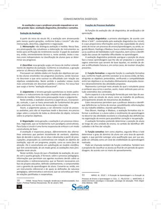 CONHECIMENTOS DIDÁTICOS
18
18
a solução para o seu concurso!
Editora
As avaliações a que o professor procede enquadram-se em
três grandes tipos: avaliação diagnostica, formativa e somativa.
Evolução da Avaliação
A partir do início do século XX, a avaliação vem atravessando
pelo menos quatro gerações, conforme Guba e Lincoln10
são elas:
mensuração, descritiva, julgamento e negociação.
1. Mensuração: não distinguia avaliação e medida. Nessa fase,
era preocupação dos estudiosos a elaboração de instrumentos ou
testes para verificação do rendimento escolar. O papel do avaliador
era, então, eminentemente técnico e, neste sentido, testes e exa-
mes eram indispensáveis na classificação de alunos para se deter-
minar seu progresso.
2. Descritiva: essa geração surgiu em busca de melhor entendi-
mento do objetivo da avaliação. Conforme os estudiosos, a geração
anterior só oferecia informações sobre o aluno.
Precisavam ser obtidos dados em função dos objetivos por par-
te dos alunos envolvidos nos programas escolares, sendo necessá-
rio descrever o que seria sucesso ou dificuldade com relação aos
objetivos estabelecidos. Neste sentido o avaliador estava muito
mais concentrado em descrever padrões e critérios. Foi nessa fase
que surgiu o termo “avaliação educacional”.
3. Julgamento: a terceira geração questionava os testes padro-
nizados e o reducionismo da noção simplista de avaliação como si-
nônimo de medida; tinha como preocupação maior o julgamento.
Neste sentido, o avaliador assumiria o papel de juiz, incorporan-
do, contudo, o que se havia preservado de fundamental das gera-
ções anteriores, em termos de mensuração e descrição.
Assim, o julgamento passou a ser elemento crucial do proces-
so avaliativo, pois não só importava medir e descrever, era preciso
julgar sobre o conjunto de todas as dimensões do objeto, inclusive
sobre os próprios objetivos.
4. Negociação: nesta geração, a avaliação é um processo intera-
tivo, negociado, que se fundamenta num paradigma construtivista.
Para Guba e Lincoln é uma forma responsiva de enfocar e um modo
construtivista de fazer.
A avaliação é responsiva porque, diferentemente das alterna-
tivas anteriores que partem inicialmente de variáveis, objetivos,
tipos de decisão e outros, ela se situa e desenvolve a partir de preo-
cupações, proposições ou controvérsias em relação ao objetivo da
avaliação, seja ele um programa, projeto, curso ou outro foco de
atenção. Ela é construtivista em substituição ao modelo científico,
que tem caracterizado, de um modo geral, as avaliações mais pres-
tigiadas neste século.
Neste sentido, Souza diz que a finalidade da avaliação, de acor-
do com a quarta geração, é fornecer, sobre o processo pedagógico,
informações que permitam aos agentes escolares decidir sobre as
intervenções e redirecionamentos que se fizerem necessários em
face do projeto educativo, definido coletivamente, e comprometido
com a garantia da aprendizagem do aluno. Converte-se, então, em
um instrumento referencial e de apoio às definições de natureza
pedagógica, administrativa e estrutural, que se concretiza por meio
de relações partilhadas e cooperativas.
10 FIRME, Tereza Penna. Avaliação: tendências e tendenciosidades. Ava-
liação v Políticas Públicas Educacionais, Rio de Janeiro,1994.
Funções do Processo Avaliativo
As funções da avaliação são: de diagnóstico, de verificação e de
apreciação.
1. Função diagnóstica: a primeira abordagem, de acordo com
Miras e Solé11
, contemplada pela avaliação diagnóstica (ou inicial),
é a que proporciona informações acerca das capacidades do aluno
antes de iniciar um processo de ensino/aprendizagem, ou ainda, se-
gundo Bloom, Hastings e Madaus, busca a determinação da presen-
ça ou ausência de habilidades e pré-requisitos, bem como a identifi-
cação das causas de repetidas dificuldades na aprendizagem.
A avaliação diagnóstica pretende averiguar a posição do aluno
face a novas aprendizagens que lhe vão ser propostas e a aprendi-
zagens anteriores que servem de base àquelas, no sentido de ob-
viar as dificuldades futuras e, em certos casos, de resolver situações
presentes.
2. Função formativa: a segunda função á a avaliação formativa
que, conforme Haydt, permite constatar se os alunos estão, de fato,
atingindo os objetivos pretendidos, verificando a compatibilidade
entre tais objetivos e os resultados efetivamente alcançados duran-
te o desenvolvimento das atividades propostas.
Representa o principal meio através do qual o estudante passa
a conhecer seus erros e acertos, assim, maior estímulo para um es-
tudo sistemático dos conteúdos.
Outro aspecto é o da orientação fornecida por este tipo de ava-
liação, tanto ao estudo do aluno como ao trabalho do professor,
principalmente através de mecanismos de feedback.
Estes mecanismos permitem que o professor detecte e identifi-
que deficiências na forma de ensinar, possibilitando reformulações
no seu trabalho didático, visando aperfeiçoa-lo.
Para Bloom, Hastings e Madaus, a avaliação formativa visa in-
formar o professor e o aluno sobre o rendimento da aprendizagem
no decorrer das atividades escolares e a localização das deficiências
na organização do ensino para possibilitar correção e recuperação.
A avaliação formativa pretende determinar a posição do aluno
ao longo de uma unidade de ensino, no sentido de identificar difi-
culdades e de lhes dar solução.
3. Função somativa: tem como objetivo, segundo Miras e Solé
determinar o grau de domínio do aluno em uma área de aprendi-
zagem, o que permite outorgar uma qualificação que, por sua vez,
pode ser utilizada como um sinal de credibilidade da aprendizagem
realizada.
Pode ser chamada também de função creditativa. Também tem
o propósito de classificar os alunos ao final de um período de apren-
dizagem, de acordo com os níveis de aproveitamento.
11 MIRAS, M., SOLÉ, I. A Evolução da Aprendizagem e a Evolução do
Processo de Ensino e Aprendizagem in COLL, C., PALACIOS, J., MARCHESI, A.
Desenvolvimento psicológico e educação: psicologia da educação. Porto Alegre:
Artes Médicas, 1996.
 