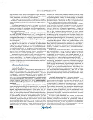 CONHECIMENTOS DIDÁTICOS
22
22
a solução para o seu concurso!
Editora
ticas sociais dos alunos, de seus conhecimentos prévios, dos signifi-
cados e sentidos pertinentes às situações de aprendizagem de cada
sujeito singular e de suas dimensões compartilhadas.
As abordagens contemporâneas da Psicologia da Aprendizagem
e dos estudos sobre reorientações curriculares apoiam-se nessas
categorias para a necessária reorientação das estratégias de apren-
dizagem.
Um enfoque superficial: centrado em estratégias mnemônicas
ou de memorização (reprodutoras em contingências de provas ou
exames) ou centrado em passividade, isolamento, ausência de re-
flexão sobre propósitos ou estratégias; maior foco na fragmentação
e no acúmulo de elementos;
Um enfoque profundo: centrado na intenção de compreender,
na relação das novas ideias e conceitos com o conhecimento an-
terior, na relação dos conceitos como experiência cotidiana, nos
componentes significativos dos conteúdos, nas inter-relações e nas
condições de transcendência em relação às situações e aprendiza-
gens do momento.
As questões mais relevantes, a partir dessas distinções seriam:
Por que um aluno se dirige para um outro tipo de aprendizagem?
O que faz com que mostre maior ou menor disposição para a reali-
zação de aprendizagens significativas? Por que não aprende em de-
terminadas circunstâncias? Por que alunos modificam seu enfoque
em função da tarefa ou da mudança de estratégias dos professores?
Quais os fatores de mediação capazes de produzir novos patamares
motivacionais e novas zonas de aprendizagem e competência?
Tais questões sinalizam para um projeto educativo comprome-
tido com novas práticas e relações pedagógicas, uma lógica a ser-
viço das aprendizagens e da Avaliação Formativa, uma concepção
construtiva e propositiva sobre erros e correção dos mesmos, uma
articulação entre dimensões cognitivas e sócio afetivas que ressig-
nifiquem o ato de aprender.
Definindo os Tipos de Avaliação
- Avaliação Classificatória
Avaliação Classificatória é uma perspectiva de avaliação vincula-
da à noção de medida, ou seja, à ideia de que é possível aferir, ma-
temática, e objetivamente, as aprendizagens escolares. A noção de
medida supõe a existência de padrões de rendimento a partir dos
quais, mediante comparação, o desempenho de um aluno será ava-
liado e hierarquizado. A Avaliação Classificatória é realizada através
de variadas atividades, tais como exercícios, questionários, estudos
dirigidos, trabalhos, provas, testes, entre outros. Sua intenção é es-
tabelecer uma classificação do aluno para fins de aprovação ou
reprovação.
A centralidade da aprovação/reprovação na cultura escolar
impõe algumas considerações importantes em torno da nota e da
ideia de avaliação como medida dos desempenhos do aluno. Para
se medir objetivamente um fenômeno, é preciso definir uma uni-
dade de medida. Sua operacionalização se dá através de um instru-
mento. No caso da avaliação escolar, este instrumento é produzido,
aplicado e corrigido pelo professor, que acaba sendo, ele próprio,
um instrumento de medição do desempenho do aluno, uma vez
que é ele quem atribui o valor ao trabalho. Portanto, o critério de
objetividade, implícito na ideia de avaliação como medida, perde
sua confiabilidade, já que o professor é um ser humano e, como tal,
impossibilitado de despir-se de sua dimensão subjetiva: a visão de
mundo, as preferências pessoais, o estado de humor, as paixões, os
afetos e desafetos, os valores, etc., estão necessariamente presen-
tes nas ações humanas. Esta questão é objeto de estudo de inúme-
ras pesquisas que apontam desacordos consideráveis na atribuição
de valor a um mesmo trabalho ou exame corrigido por diferentes
professores. E esse valor, geralmente registrado de forma numérica,
é a referência para a classificação do aluno e o julgamento do pro-
fessor ou da escola quanto à sua aprovação/reprovação.
No contexto escolar, e no imaginário social também, o significa-
do da nota e sua identificação com a própria avaliação tornaram-se
tão fortes que num dos argumentos para a sua manutenção costu-
ma ser o de que, sem ela, acabou-se a avaliação e o interesse ou
a motivação do aluno pelos estudos. Estes argumentos refletem,
por um lado, a distorção da função avaliativa na escola, que não
deve confundir-se com a atribuição de notas: a avaliação deve ser-
vir à orientação das aprendizagens. Por outro lado, revelam uma
compreensão do desempenho do aluno como decorrente exclusi-
vamente de sua responsabilidade ou competência individual. Daí o
fato da avaliação assumir, frequentemente, o sentido de premiação
ou punição. Essa questão torna-se mais grave na medida que os
privilégios são justificados com base nas diferenças e desigualdades
entre os alunos. Fundamentada na meritocracia (a ideia de que a
posição dos indivíduos na sociedade é consequência do mérito in-
dividual), a Avaliação Classificatória passa a servir à discriminação e
à injustiça social.
Na Avaliação Classificatória trabalha-se com a ideia de verifica-
ção da aprendizagem. O termo verificar tem origem na expressão
latina verum facere, que significa verdadeiro. Parte-se do princípio
de que existe um conhecimento - uma verdade - que dever ser as-
similado pelo aluno. A avaliação consistiria na aferição do grau de
aproximação entre as aprendizagens do aluno e essa verdade.
Estabelece-se uma escala formulada a partir de critérios de
qualidade de desempenho, tendo como referência o conteúdo do
programa. É a partir dessa escala que os alunos serão classificados,
tendo em vista seu rendimento nos instrumentos de avaliação, ou
seja, o total de pontos adquiridos. De um modo geral, as provas e
os testes são os instrumentos mais utilizados pelo professor para
medir o alcance dos objetivos traçados para aprendizagem dos alu-
nos. A sua formulação exige rigor técnico e deve estar de acordo
com os conteúdos desenvolvidos e os objetivos que se quer avaliar.
A dimensão diagnóstica não está ausente dessa perspectiva de ava-
liação.
- Avaliação de Conteúdos sobre a Dimensão Conceitual
A dimensão conceitual do conhecimento implica que a pessoa
esteja estabelecendo relações entre fatos para compreendê-los. Os
fatos e dados, segundo COLL, estão num extremo de um contínuo
de aprendizagem e a retenção da informação simples, a aprendiza-
gem de natureza mnemônica ou “memorística”. São informações
curtas sobre os fenômenos da vida, da natureza, da sociedade, que
dão uma primeira informação objetiva sobre o que é, quem fez,
quando fez, o que foi. Os conceitos estão no outro extremo (desse
contínuo da aprendizagem) e envolvem a compreensão e o esta-
belecimento de relações. Traduzem um entendimento do porquê
daquele fenômeno ser assim como é.
As crianças, para aprenderem fatos, apenas os memorizam.
Esquecem mais rápido. Para aprenderem conceitos precisam es-
tabelecer conexões mais complexas, de aprendizagem significati-
va, identificada por autores como os citados acima. Quando elas
constroem os conceitos, os fatos vão tomando outras dimensões,
informando o conceito. É como se os fatos começassem a ser orde-
nados, atribuindo sentido ao que se tenta entender.
 