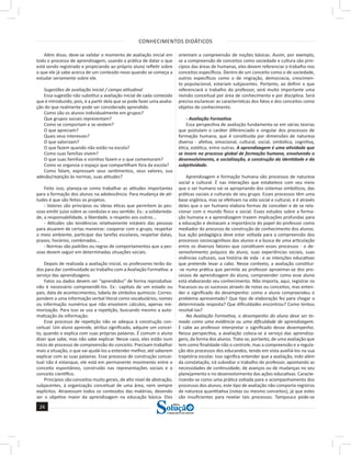 CONHECIMENTOS DIDÁTICOS
24
24
a solução para o seu concurso!
Editora
Além disso, deve-se validar o momento de avaliação inicial em
todo o processo de aprendizagem, usando a prática de datar o que
está sendo registrado e propiciando ao próprio aluno refletir sobre
o que ele já sabe acerca de um conteúdo novo quando se começa a
estudar seriamente sobre ele.
Sugestões de avaliação inicial / campo atitudinal
Essa sugestão não substitui a avaliação inicial de cada conteúdo
que é introduzido, pois, é a partir dela que se pode fazer uma avalia-
ção do que realmente pode ser considerado aprendido.
Como são os alunos individualmente em grupos?
Que grupos sociais representam?
Como se comportam e se vestem?
O que apreciam?
Quais seus interesses?
O que valorizam?
O que fazem quando não estão na escola?
Como suas famílias vivem?
O que suas famílias e vizinhos fazem e o que comemoram?
Como se organiza o espaço que compartilham fora da escola?
Como falam, expressam seus sentimentos, seus valores, sua
adesão/rejeição às normas, suas atitudes?
Feito isso, planeja-se como trabalhar as atitudes importantes
para a formação dos alunos na adolescência. Para mudança de ati-
tudes é que são feitos os projetos.
- Valores são princípios ou ideias éticas que permitem às pes-
soas emitir juízo sobre as condutas e seu sentido. Ex.: a solidarieda-
de, a responsabilidade, a liberdade, o respeito aos outros...
- Atitudes são tendências relativamente estáveis das pessoas
para atuarem de certas maneiras: cooperar com o grupo, respeitar
o meio ambiente, participar das tarefas escolares, respeitar datas,
prazos, horários, combinados...
- Normas são padrões ou regras de comportamentos que a pes-
soas devem seguir em determinadas situações sociais.
Depois de realizada a avaliação inicial, os professores terão da-
dos para dar continuidade ao trabalho com a Avaliação Formativa: a
serviço das aprendizagens.
Fatos ou dados devem ser “aprendidos” de forma reprodutiva:
não é necessário compreendê-los. Ex.: capitais de um estado ou
país, data de acontecimentos, tabela de símbolos químicos. Corres-
pondem a uma informação verbal literal como vocabulários, nomes
ou informação numérica que não envolvem cálculos, apenas me-
morização. Para isso se usa a repetição, buscando mesmo a auto-
matização da informação.
Esse processo de repetição não se adequa à construção con-
ceitual. Um aluno aprende, atribui significado, adquire um concei-
to, quando o explica com suas próprias palavras. É comum o aluno
dizer que sabe, mas não sabe explicar. Nesse caso, eles estão num
início de processo de compreensão do conceito. Precisam trabalhar
mais a situação, o que vai ajudá-los a entender melhor, até saberem
explicar com as suas palavras. Esse processo de construção concei-
tual não é estanque, ele está em permanente movimento entre o
conceito espontâneo, construído nas representações sociais e o
conceito científico.
Princípios são conceitos muito gerais, de alto nível de abstração,
subjacentes, à organização conceitual de uma área, nem sempre
explícitos. Atravessam todos os conteúdos das matérias, devendo
ser o objetivo maior da aprendizagem na educação básica. Eles
orientam a compreensão de noções básicas. Assim, por exemplo,
se a compreensão de conceitos como sociedade e cultura são prin-
cípios das áreas de humanas, eles devem referenciar o trabalho nos
conceitos específicos. Dentro de um conceito como o de sociedade,
outros específicos como o de migração, democracia, crescimen-
to populacional, estariam subjacentes. Portanto, ao definir o que
referenciará o trabalho do professor, será muito importante uma
revisão conceitual por área de conhecimento e por disciplina. Será
preciso esclarecer as características dos fatos e dos conceitos como
objetos de conhecimento.
- Avaliação Formativa
Essa perspectiva de avaliação fundamenta-se em várias teorias
que postulam o caráter diferenciado e singular dos processos de
formação humana, que é constituída por dimensões de natureza
diversa - afetiva, emocional, cultural, social, simbólica, cognitiva,
ética, estética, entre outras. A aprendizagem é uma atividade que
se insere no processo global de formação humana, envolvendo o
desenvolvimento, a socialização, a construção da identidade e da
subjetividade.
Aprendizagem e formação humana são processos de natureza
social e cultural. É nas interações que estabelece com seu meio
que o ser humano vai se apropriando dos sistemas simbólicos, das
práticas sociais e culturais de seu grupo. Esses processos têm uma
base orgânica, mas se efetivam na vida social e cultural, e é através
deles que o ser humano elabora formas de conceber e de se rela-
cionar com o mundo físico e social. Esses estudos sobre a forma-
ção humana e a aprendizagem trazem implicações profundas para
a educação e destacam a importância do papel do professor como
mediador do processo de construção de conhecimento dos alunos.
Sua ação pedagógica deve estar voltada para a compreensão dos
processos sociocognitivos dos alunos e a busca de uma articulação
entre os diversos fatores que constituem esses processos - o de-
senvolvimento psíquico do aluno, suas experiências sociais, suas
vivências culturais, sua história de vida - e as intenções educativas
que pretende levar a cabo. Nesse contexto, a avaliação constitui-
-se numa prática que permite ao professor aproximar-se dos pro-
cessos de aprendizagem do aluno, compreender como esse aluno
está elaborando seu conhecimento. Não importa, aqui, registrar os
fracassos ou os sucessos através de notas ou conceitos, mas enten-
der o significado do desempenho: como o aluno compreendeu o
problema apresentado? Que tipo de elaboração fez para chegar a
determinada resposta? Que dificuldades encontrou? Como tentou
resolvê-las?
Na Avaliação Formativa, o desempenho do aluno deve ser to-
mado como uma evidência ou uma dificuldade de aprendizagem.
E cabe ao professor interpretar o significado desse desempenho.
Nessa perspectiva, a avaliação coloca-se a serviço das aprendiza-
gens, da forma dos alunos. Trata-se, portanto, de uma avaliação que
tem como finalidade não o controle, mas a compreensão e a regula-
ção dos processos dos educandos, tendo em vista auxiliá-los na sua
trajetória escolar. Isso significa entender que a avaliação, indo além
da constatação, irá subsidiar o trabalho do professor, apontando as
necessidades de continuidade, de avanços ou de mudanças no seu
planejamento e no desenvolvimento das ações educativas. Caracte-
rizando-se como uma prática voltada para o acompanhamento dos
processos dos alunos, este tipo de avaliação não comporta registros
de natureza quantitativa (notas ou mesmo conceitos), já que estes
são insuficientes para revelar tais processos. Tampouco pode-se
 