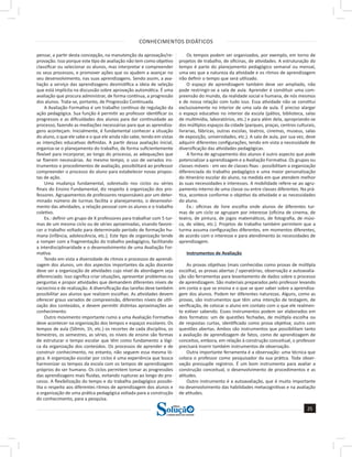 CONHECIMENTOS DIDÁTICOS
25
a solução para o seu concurso!
Editora
pensar, a partir desta concepção, na manutenção da aprovação/re-
provação. Isso porque este tipo de avaliação não tem como objetivo
classificar ou selecionar os alunos, mas interpretar e compreender
os seus processos, e promover ações que os ajudem a avançar no
seu desenvolvimento, nas suas aprendizagens. Sendo assim, a ava-
liação a serviço das aprendizagens desmistifica a ideia de seleção
que está implícita na discussão sobre aprovação automática. É uma
avaliação que procura administrar, de forma contínua, a progressão
dos alunos. Trata-se, portanto, de Progressão Continuada.
A Avaliação Formativa é um trabalho contínuo de regulação da
ação pedagógica. Sua função é permitir ao professor identificar os
progressos e as dificuldades dos alunos para dar continuidade ao
processo, fazendo as mediações necessárias para que as aprendiza-
gens aconteçam. Inicialmente, é fundamental conhecer a situação
do aluno, o que ele sabe e o que ele ainda não sabe, tendo em vistas
as intenções educativas definidas. A partir dessa avaliação inicial,
organiza-se o planejamento do trabalho, de forma suficientemente
flexível para incorporar, ao longo do processo, as adequações que
se fizerem necessárias. Ao mesmo tempo, o uso de variados ins-
trumentos e procedimentos de avaliação, possibilitará ao professor
compreender o processo do aluno para estabelecer novas propos-
tas de ação.
Uma mudança fundamental, sobretudo nos ciclos ou séries
finais do Ensino Fundamental, diz respeito à organização dos pro-
fessores. Agrupamentos de professores responsáveis por um deter-
minado número de turmas facilita o planejamento, o desenvolvi-
mento das atividades, a relação pessoal com os alunos e o trabalho
coletivo.
Ex.: definir um grupo de X professores para trabalhar com 5 tur-
mas de um mesmo ciclo ou de séries aproximadas, visando favore-
cer o trabalho voltado para determinado período de formação hu-
mana (infância, adolescência, etc.). Este tipo de organização tende
a romper com a fragmentação do trabalho pedagógico, facilitando
a interdisciplinaridade e o desenvolvimento de uma Avaliação For-
mativa.
Tendo em vista a diversidade de ritmos e processos de aprendi-
zagem dos alunos, um dos aspectos importantes da ação docente
deve ser a organização de atividades cujo nível de abordagem seja
diferenciado. Isso significa criar situações, apresentar problemas ou
perguntas e propor atividades que demandem diferentes níveis de
raciocínio e de realização. A diversificação das tarefas deve também
possibilitar aos alunos que realizem escolhas. As atividades devem
oferecer graus variados de compreensão, diferentes níveis de utili-
zação dos conteúdos, e devem permitir distintas aproximações ao
conhecimento.
Outro movimento importante rumo a uma Avaliação Formativa
deve acontecer na organização dos tempos e espaços escolares. Os
tempos de aula (50min, 1h, etc.) os recortes de cada disciplina, os
bimestres, os semestres, as séries, os níveis de ensino são formas
de estruturar o tempo escolar que têm como fundamento a lógi-
ca da organização dos conteúdos. Os processos de aprender e de
construir conhecimento, no entanto, não seguem essa mesma ló-
gica. A organização escolar por ciclos é uma experiência que busca
harmonizar os tempos da escola com os tempos de aprendizagem
próprios do ser humano. Os ciclos permitem tomar as progressões
das aprendizagens mais fluidas, evitando rupturas ao longo do pro-
cesso. A flexibilização do tempo e do trabalho pedagógico possibi-
lita o respeito aos diferentes ritmos de aprendizagem dos alunos e
a organização de uma prática pedagógica voltada para a construção
do conhecimento, para a pesquisa.
Os tempos podem ser organizados, por exemplo, em torno de
projetos de trabalho, de oficinas, de atividades. A estruturação do
tempo é parte do planejamento pedagógico semanal ou mensal,
uma vez que a natureza da atividade e os ritmos de aprendizagem
irão definir o tempo que será utilizado.
O espaço de aprendizagem também deve ser ampliado, não
pode restringir-se a sala de aula. Aprender é constituir uma com-
preensão do mundo, da realidade social e humana, de nós mesmos
e de nossa relação com tudo isso. Essa atividade não se constitui
exclusivamente no interior de uma sala de aula. É preciso alargar
o espaço educativo no interior da escola (pátios, biblioteca, salas
de multimídia, laboratórios, etc.) e para além dela, apropriando-se
dos múltiplos espaços da cidade (parques, praças, centros culturais,
livrarias, fábricas, outras escolas, teatros, cinemas, museus, salas
de exposição, universidades, etc.). A sala de aula, por sua vez, deve
adquirir diferentes configurações, tendo em vista a necessidade de
diversificação das atividades pedagógicas.
A forma de agrupamento dos alunos é outro aspecto que pode
potencializar a aprendizagem e a Avaliação Formativa. Os grupos ou
classes móveis - em vez de classes fixas - possibilitam a organização
diferenciada do trabalho pedagógico e uma maior personalização
do itinerário escolar do aluno, na medida em que atendem melhor
às suas necessidades e interesses. A mobilidade refere-se ao agru-
pamento interno de uma classe ou entre classes diferentes. Na prá-
tica, acontece conforme o objetivo da atividade e as necessidades
do aluno.
Ex.: oficinas de livre escolha onde alunos de diferentes tur-
mas de um ciclo se agrupam por interesse (oficina de cinema, de
teatro, de pintura, de jogos matemáticos, de fotografia, de músi-
ca, de vídeo, etc.). Projetos de trabalho também permitem que a
turma assuma configurações diferentes, em momentos diferentes,
de acordo com o interesse e para atendimento às necessidades de
aprendizagem.
Instrumentos de Avaliação
As provas objetivas (mais conhecidas como provas de múltipla
escolha), as provas abertas / operatórias, observação e autoavalia-
ção são ferramentas para levantamento de dados sobre o processo
de aprendizagem. São materiais preparados pelo professor levando
em conta o que se ensina e o que se quer saber sobre a aprendiza-
gem dos alunos. Podem ter diferentes naturezas. Alguns, como as
provas, são instrumentos que têm uma intenção de testagem, de
verificação, de colocar o aluno em contato com o que ele realmen-
te estiver sabendo. Esses instrumentos podem ser elaborados em
dois formatos: um de questões fechadas, de múltipla escolha ou
de respostas curtas, identificado como prova objetiva; outro com
questões abertas. Ambos são instrumentos que possibilitam tanto
a avaliação de aprendizagem de fatos, como de aprendizagem de
conceitos, embora, em relação à construção conceitual, o professor
precisará inserir também instrumentos de observação.
Outra importante ferramenta é a observação: uma técnica que
coloca o professor como pesquisador da sua prática. Toda obser-
vação pressupõe registros. É um bom instrumento para avaliar a
construção conceitual, o desenvolvimento de procedimentos e as
atitudes.
Outro instrumento é a autoavaliação, que é muito importante
no desenvolvimento das habilidades metacognitivas e na avaliação
de atitudes.
 