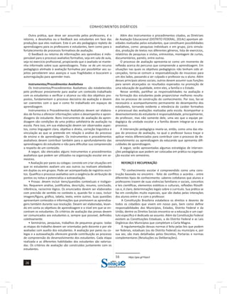 CONHECIMENTOS DIDÁTICOS
28
28
a solução para o seu concurso!
Editora
Outra prática, que deve ser assumida pelos professores, é o
retorno, a devolutiva ou o feedback aos estudantes em face das
produções que eles realizam. Este é um ato pedagógico repleto de
aprendizagens para os professores e estudantes, bem como para o
fortalecimento de processos formativos de avaliação.
O feedback ou retorno de informações aos aprendizes é indis-
pensável para o processo avaliativo formativo, seja em sala de aula,
seja no exercício profissional, propiciando que o avaliado se mante-
nha informado sobre suas aprendizagens. Trata- se de um recurso
pedagógico alinhado à avaliação formativa por possibilitar aos su-
jeitos perceberem seus avanços e suas fragilidades e buscarem a
autorregulação para aprender mais.
Instrumentos/Procedimentos Avaliativos
Os Instrumentos/Procedimentos Avaliativos são estabelecidos
pelo professor previamente para avaliar um conteúdo trabalhado
com os estudantes e verificar o alcance ou não dos objetivos pro-
postos, fundamentam o processo decisório da avaliação e devem
ser coerentes com o que e como foi trabalhado em espaços de
aprendizagem.
Instrumentos e Procedimentos Avaliativos devem ser elabora-
dos de forma a oferecer informações sobre o desempenho e apren-
dizagens do estudante. Bons instrumentos de avaliação da apren-
dizagem são condições de uma prática satisfatória de avaliação na
escola. Para isso, em sua elaboração devem ser observados aspec-
tos, como linguagem clara, objetiva e direta, correção linguística e
vinculação ao que se pretende em relação à análise do processo
de ensino e de aprendizagem. Os instrumentos e procedimentos
avaliativos devem contribuir também para o aprofundamento das
aprendizagens do estudante e não para dificultar sua compreensão
a respeito de um conteúdo.
A seguir, são elencados alguns instrumentos e procedimentos
avaliativos que podem ser utilizados na organização escolar em se-
mestres.
• Avaliação por pares ou colegas: consiste em criar situações em
que os estudantes avaliam uns aos outros ou realizam atividades
em duplas ou em grupos. Pode ser acompanhada de registros escri-
tos. Qualifica o processo avaliativo sem a exigência de atribuição de
pontos ou notas e potencializa a autoavaliação.
• Provas: devem incluir itens/questões contextuais e instigan-
tes. Requerem análise, justificativa, descrição, resumo, conclusão,
inferência, raciocínio lógico. Os enunciados devem ser elaborados
com precisão de sentido no contexto e, quando for o caso, incluir
imagem/figura, gráfico, tabela, texto, entre outros. Suas questões
apresentam conteúdos e informações que promovem as aprendiza-
gens também durante sua resolução. Devem ser elaboradas, levan-
do em conta os objetivos de aprendizagem e o nível em que se en-
contram os estudantes. Os critérios de avaliação das provas devem
ser comunicados aos estudantes e, sempre que possível, definidos
coletivamente.
• Seminários, pesquisas, trabalhos de pequenos grupos: todas
as etapas do trabalho devem ser orientadas pelo docente e por ele
avaliadas com auxílio dos estudantes. A avaliação por pares ou co-
legas e a autoavaliação oferecem grande contribuição ao processo
de compreensão do desenvolvimento dos estudantes. Cada etapa
realizada e as diferentes habilidades dos estudantes são valoriza-
das. Os critérios de avaliação são construídos juntamente com os
estudantes.
Além dos instrumentos e procedimentos citados, as Diretrizes
de Avaliação Educacional (DISTRITO FEDERAL, 2014c) apontam ati-
vidades realizadas pelos estudantes, que constituem possibilidades
avaliativas, como: pesquisas individuais e em grupo, júris simula-
dos, produção de textos nos diferentes gêneros, lista de exercícios,
relatórios de pesquisas e visitas, entrevistas, montagem de curtas,
documentários, painéis, entre outras.
O processo de avaliação apresenta-se como um momento de
reflexão acerca do percurso que compreende a aprendizagem. Em
situações nas quais os objetivos pedagógicos não tenham sido al-
cançados, torna-se comum a responsabilização do insucesso para
um dos lados, passando a ser culpado o professor ou o aluno. Além
desses principais atores sociais, outros devem assumir suas funções
para serem alcançados os resultados esperados na promoção de
uma educação de qualidade, entre eles, a família e o Estado.
Nesse sentido, partilhar as responsabilidades na avaliação e
na formação dos estudantes pode proporcionar melhores resulta-
dos no processo de construção do conhecimento. Por isso, faz-se
necessário o acompanhamento permanente do desempenho dos
estudantes, tornando evidente a relevância do caráter formativo
e processual das avaliações realizadas pela escola. Acompanhar o
desenvolvimento do estudante é responsabilidade, principalmente,
do professor, mas não somente dele, uma vez que a equipe pe-
dagógica da unidade escolar e a família devem integrar-se a esse
processo.
A intervenção pedagógica revela-se, então, como uma das eta-
pas do processo de avaliação, na qual o professor busca traçar e
aplicar meios diferenciados para contribuir com o processo de de-
senvolvimento ou aprendizagem do educando que apresenta difi-
culdades de aprendizagem.
A seguir, serão apresentadas algumas estratégias de interven-
ções pedagógicas que podem ser colocadas em prática na organiza-
ção escolar em semestres.
REFORÇO E RECUPERAÇÃO
16
O conhecimento escolar é compreendido como uma cons-
trução baseada no encontro - feito de conflitos e acordos - entre
diferentes tipos de conhecimento: saberes cotidianos que alunos e
professores trazem de suas vivências familiares e sociais, conceitos
e leis científicas, elementos estéticos e culturais, reflexões filosófi-
cas e, é claro, determinações legais sobre o currículo. Sua prática se
faz em condições muito especiais, que são dadas pelas interações
dos alunos entre si e com o professor.
A Constituição Brasileira estabelece os direitos e deveres de
todos os cidadãos que vivem em nosso país, bem como define
responsabilidades dos Municípios, Estados, Distrito Federal e da
União, dentre os Direitos Sociais encontra-se a educação e um capí-
tulo específico é dedicado ao assunto. Além da Constituição Federal
existem as Constituições Estaduais, a do Distrito Federal e as Leis
Orgânicas dos Municípios que completam a Carta Magna.
A regulamentação dessas normas é feita pelas leis que podem
ser federais, estaduais (ou do Distrito Federal) ou município e, por
sua vez, são mais detalhadas pelos Decretos, Portarias e normas
complementares (Resoluções ou Deliberações).
16 https://goo.gl/Yiiqw3
 