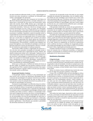 CONHECIMENTOS DIDÁTICOS
31
a solução para o seu concurso!
Editora
da classe receberiam diferentes tarefas, ou seja, a aprendizagem se
tornaria mais ativa, tornando-se, o professor, um articulador para
auxiliar a aprendizagem de cada grupo.
Arelaro (1992) argumenta que a proposta do Ciclo Básico de
São Paulo desestrutura positivamente a seriação tradicional e co-
labora para a construção de uma escola mais democrática. Ainda
sobre este assunto, Duran (1990), destaca que a reprovação nas
séries iniciais (e em todo ensino fundamental) não se resolve com
a promoção automática, “ainda que o fato de se conseguir que as
crianças permaneçam um ano a mais na escola, sem reprovação,
por si só, seja positivo”. Silva e Davis (1993) afirmam que a polêmica
em torno da promoção automática vem se acumulando e acaba por
escamotear a realidade, impedindo o exame da questão central: a
incapacidade da escola brasileira de abandonar suas práticas cente-
nárias e virar do avesso sua organização interna. As autoras defen-
dem que a escola deve se reorganizar para constituir uma prática
diferente, com a organização das classes apenas por faixa etária,
percebendo a vantagem dos grupos heterogêneos, desestimular os
remanejamentos, instrumentalizar o professor para trabalhar com
grupos heterogêneos, criar sistemáticas de avaliação e controle que
garantam patamares mínimos de desempenho, informar a socieda-
de civil visando dar continuidade às mudanças propostas.
Vasconcellos (1999) considera a organização da escola em ci-
clos uma das mais avançadas concepções de educação escolar e
uma grande alternativa para a organização do ensino. Todavia, não
adianta simplesmente acabar com a reprovação: “podemos cair na
mera empurração se não nos comprometermos com a tarefa princi-
pal: promover a aprendizagem e o desenvolvimento de todos, pau-
tados num projeto de emancipação humana”. Entre as sugestões
está o atendimento ao aluno com dificuldades, investimento no
professor, laboratórios de aprendizagem, participação da comuni-
dade e possibilidade de implantação gradativa.
Vemos que as ideias para a melhoria do Sistema de Ensino já
são bem antigas. As medidas para que grandes mudanças ocorram
são sugeridas nos PCNs e o governo deveria promover mais capaci-
tações de professores e equipar melhor as escolas para que possa-
mos atender melhor as diferenças.
Recuperação Paralela e Contínua
A Recuperação Paralela e contínua é uma reorientação que
deve ocorrer com os alunos que apresentam dificuldades durante
o processo de aprendizagem em qualquer momento do ano letivo,
considerando o nível de desempenho de cada um deles. Estudos
mais recentes na área de avaliação denominam essa prática de reo-
rientação da aprendizagem em processo.
O processo de aprendizagem nas diferentes áreas do conheci-
mento está respaldado no desenvolvimento de habilidades básicas
e que os estudos de reforço e recuperação se caracterizam em mo-
mentos de atividades específicas para a superação das dificuldades
encontradas e para a consolidação de aprendizagens efetivas e bem
sucedidas para todos os alunos, o reforço e a recuperação consti-
tuem parte integrante do processo de ensino e de aprendizagem e
tem como princípio básico o respeito à diversidade de característi-
cas, de necessidades e de ritmo de aprendizagem de cada aluno; a
necessidade de assegurar condições que favoreçam a elaboração,
implementação e avaliação de atividades de reforço e recuperação
paralela significativas e diversificadas que atendam à pluralidade
das demandas existentes em cada escola.
O processo de recuperação escolar não pode ser uma simples
repetição de conteúdos não apreendidos, mas um trabalho realiza-
do, através de novas estratégias, de tal maneira que o aluno sinta
estar aprendendo algo novo. O professor deve se preocupar com o
crescimento gradual da aprendizagem de seus alunos, impedindo a
permanência de falhas na aprendizagem, para que o aluno chegue
ao final do ano, com conhecimentos suficientes para o prossegui-
mento dos estudos nas séries posteriores.
A Recuperação é destinada aos alunos do que apresentem di-
ficuldades de aprendizagem não superadas no cotidiano escolar e
necessitem de um trabalho mais direcionado, paralelo às aulas re-
gulares e também podem ser incluídos alunos, para os quais foram
atribuídos conceitos médios e que tem potencial de melhorar.
Os projetos de recuperação paralela ocorrem em horário diver-
so, devem ser elaborados mediante proposta do Conselho de Classe
e Série, a partir da análise das informações registradas nas fichas de
avaliação diagnóstica, preenchidas pelo (s) professor (es) da classe,
que não poderá se eximir de realizar a recuperação contínua duran-
te as aulas. Deverá ser estabelecido um vínculo de compromisso
entre o professor da classe e o professor da recuperação paralela,
com relação aprendizagem do aluno (utilizar os ATPCs, os Conselhos
de Classe e Série, Capacitações promovidas pela D.E.).
Compete à Direção da Escola e à Coordenação Pedagógica, ela-
borar em conjunto com os Professores envolvidos, os respectivos
projetos, encaminhando-os à Diretoria de Ensino para aprovação e
publicação em D.O. das turmas de reforço.
Atendimento a Diversidade
O Papel da Escola
Estudos sociológicos sempre indicaram como função principal
da Escola a tarefa de promover sistematicamente o preparo das no-
vas gerações à vida em Sociedade, incluindo aí o preparo para a vida
adulta e ao mundo do trabalho. Apesar da variação desse processo
no tempo e no espaço, no Brasil também cabe à Escola a realização
dessa tarefa.
Vamos, no entanto, buscar a definição dessa tarefa não na teo-
ria, mas em algo mais concreto e próximo: o texto legal.
A nova L.D.B., Lei 9394/96, define de forma abrangente e difusa
a educação como sendo “o conjunto de processos formativos que
se desenvolvem na família, na convivência humana, nas instituições
de ensino e pesquisa, nos movimentos sociais e organizados da so-
ciedade civil e nas manifestações culturais”. Coloca, também, em
seu texto: que tem como objetivo disciplinar a educação escolar,
a que se desenvolve predominantemente, por meio de ensino, em
instituições próprias e que acima de tudo deve estar vinculada ao
mundo do trabalho e à prática social. Explicita igualmente os prin-
cípios que devem nortear o ensino e apresenta também como fina-
lidade maior da educação o pleno desenvolvimento do educando,
seu preparo para o exercício da cidadania e sua qualificação para o
trabalho.
Pela análise dos textos legais, depreende-se deles como tarefa
da Escola a promoção do desenvolvimento do educando de forma
a prepará-lo para a vida social e para o trabalho. Tal tarefa só estará
plenamente cumprida se a Escola for capaz de promover a escolari-
zação dos seus educandos.
Há necessidade, nesse cumprimento de tarefa, da Escola forjar
o nascimento de um cidadão de verdade, com condições de pro-
duzir e de usufruir os bens culturais, sendo não apenas um con-
sumidor a mais. Forjando ao mesmo tempo a incorporação, pela
 
