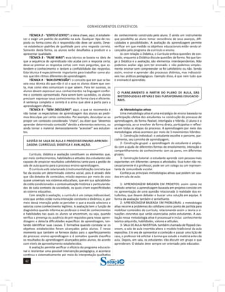CONHECIMENTOS ESPECÍFICOS
42
42
a solução para o seu concurso!
Editora
TÉCNICA 2 - “CERTO É CERTO”: a ideia chave, aqui, é estabele-
cer e exigir um padrão de exatidão na aula. Qualquer tipo de res-
posta ou forma como ela é respondida não deve ser aceito. Deve-
-se estabelecer padrões de qualidade para uma resposta correta.
Somente desta forma, os alunos serão desafiados a produzir e a
apresentar qualidade.  
TÉCNICA 3 - “PUXE MAIS”: essa técnica se baseia na ideia de
que a sequência do aprendizado não acaba com a resposta certa;
deve-se premiar as respostas certas com mais perguntas, que es-
tendem o conhecimento e testam a confiabilidade das respostas.
Esta técnica é especialmente importante para trabalhar como alu-
nos que têm ritmos diferentes de aprendizagem.  
TÉCNICA 4 - “BOA EXPRESSÃO”: o conceito que em que se ba-
seia essa técnica diz que não é só o que os alunos dizem que con-
ta, mas como eles comunicam o que sabem. Para ter sucesso, os
alunos devem expressar seus conhecimentos na linguagem confor-
me o contexto apresentado. Para serem bem sucedidos, os alunos
precisam expressar seus conhecimentos de forma clara e eficiente.
A sentença completa e correta é a arma que abre a porta para a
aprendizagem efetiva.  
TÉCNICA 5 - “SEM DESCULPAS”: aqui, o que se recomenda é
não baixar as expectativas de aprendizagem dos alunos ao pedir-
mos desculpas por certos conteúdos. Por exemplo, desculpar-se ao
propor um conteúdo considerado “chato”, ou dizer que “devemos
aprender determinado conteúdo” devido a elementos externos, ou
ainda tornar o material demasiadamente “acessível” aos estudan-
tes.
GESTÃO DE SALA DE AULA E PROCESSO ENSINO-APRENDI-
ZAGEM: CURRÍCULO, DIDÁTICA E AVALIAÇÃO.
Currículo, didática e avaliação constituem os elementos que,
por meio conhecimentos, habilidades e atitudes dos estudantes são
capazes de propiciar resultados satisfatórios tanto para a gestão de
sala de aula quanto para o processo ensino-aprendizagem.
O currículo está relacionado à instrumentalização concreta que
faz da escola um determinado sistema social, pois é através dele
que são dotados de conteúdos; missão expressa por meio de usos
quase universais nos sistemas educativos, que em sua aplicabilida-
de estão condicionados a contextualização histórica e particularida-
des de cada contexto de sociedade, os quais criam especificidades
ao sistema educativo.
Com relação à avaliação, o currículo é um campo indissociável,
visto que ambos estão numa interação constante e dinâmica, e, por
meio dessa interação pode-se perceber o que a escola seleciona e
valoriza como conhecimento legítimo. A avaliação tem a função de
diagnóstico quando informa ao professor o nível de conhecimentos
e habilidades nas quais os alunos se encontram, ou seja, quando
verifica a presença ou ausência de pré-requisitos para novas apren-
dizagens e detecta dificuldades específicas de aprendizagem, ten-
tando identificar suas causas. É formativa quando constata se os
objetivos estabelecidos foram alcançados pelos alunos. É nesse
momento que também se fornece dados para o aperfeiçoamento
do processo ensino-aprendizagem e é somativa quando classifica
os resultados da aprendizagem alcançados pelos alunos, de acordo
com níveis de aproveitamento estabelecidos.
A avaliação permite verificar a eficácia do programa educacio-
nal e reorientar uma possível intervenção pedagógica, e acontece
contínua e sistematicamente por meio da interpretação qualitativa
do conhecimento construído pelo aluno. É ainda um instrumento
que possibilita ao aluno tomar consciência de seus avanços, difi-
culdades e possibilidades. A avaliação da aprendizagem permite
verificar em que medida os objetivos educacionais estão sendo al-
cançados pelo programa de currículo e ensino.
Já com relação à Didática, o Currículo enfoca questões de con-
teúdo, enquanto a Didática discute questões de forma. No que tan-
ge à Didática e a avaliação, são elementos interdependentes. Não
podemos avaliar algo sem ter ensinado e não podemos simples-
mente ensinar sem compreender se foi satisfatório ou não. Sendo
assim, ensinar e aprender são processos distintos, mas indissociá-
veis nas práticas pedagógicas. Exemplo disso, é que nem tudo que
é ensinado é aprendido.
O PLANEJAMENTO A PARTIR DO PLANO DE AULA, DAS
METODOLOGIAS ATIVAS E DAS PLATAFORMAS EDUCACIO-
NAIS.
As Metodologias ativas
Uma metodologia ativa é uma estratégia de ensino baseada na
participação efetiva dos estudantes na construção do processo de
aprendizagem, de forma flexível, interligada e híbrida. O aluno é o
protagonista, ao se envolver de forma direta, participativa e reflexi-
va em todas as etapas do processo. A aprendizagem por meio das
metodologias ativas acontece por meio de 3 movimentos híbridos:
1- Construção individual: o estudante escolhe e percorre, par-
cialmente, seu caminho de aprendizagem;
2- Construção grupal: a aprendizagem do estudante é amplia-
da com a ajuda de diferentes formas de envolvimento, interação e
compartilhamento de conhecimento com os pares, em diferentes
grupos;
3- Construção tutorial: o estudante aprende com pessoas mais
experientes em diferentes campos e atividades. Esse tutor não ne-
cessariamente é o professor, pode ser um colega ou um represen-
tante da comunidade escolar.
Conheça as principais metodologias ativas que podem ser usa-
das em sala de aula:
1- APRENDIZAGEM BASEADA EM PROJETOS: assim como no
método anterior, a aprendizagem baseada em projetos consiste em
na apresentação de uma questão relacionada à realidade dos es-
tudantes, que devem debater e buscar uma solução em equipe. A
forma de avaliação também é semelhante.
2- APRENDIZAGEM BASEADA EM PROBLEMAS: a metodologia
ativa recorre a problemas do cotidiano como ponto de partida para
mobilizar conteúdos do currículo, relacionando assim a teoria a si-
tuações concretas que serão vivenciadas pelos estudantes. A ava-
liação nessa metodologia ativa é processual e inclui: conhecimento
teórico adquirido, habilidades, valores e atitudes.  
3- SALA DE AULA INVERTIDA: também chamada de flipped clas-
sroom, a sala de aula invertida altera o modelo tradicional da aula
expositiva. Em vez de apresentar o conteúdo e passar uma lição de
casa, o professor irá solicitar à turma que estude a matéria antes da
aula. Depois, em sala, os estudantes irão discutir em grupo o que
aprenderam. O debate deve sempre ser orientado pelo educador.
 