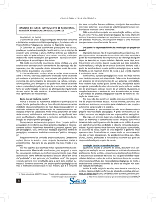 CONHECIMENTOS ESPECÍFICOS
44
44
a solução para o seu concurso!
Editora
CONSELHO DE CLASSE: INSTRUMENTO DE ACOMPANHA-
MENTO DA APRENDIZAGEM DOS ESTUDANTES
CONSELHOS DE CLASSE
O Conselho de Classe é órgão colegiado de natureza consultiva
e deliberativa em assuntos didático-pedagógicos, fundamentado no
Projeto Político Pedagógico da escola e no Regimento Escolar.
Os Conselhos de Classe ocorrem em grande parte nas escolas,
guiadas por modelos de avaliação classificatórios, com o objetivo de
conceder uma sentença ao aluno. Hoffman entende que esta deve
ser uma ação dirigida ao futuro, com caráter interativo e reflexivo,
deliberando sobre novas ações que garantam a aquisição de com-
petências para à aprendizagem dos alunos.
Até muito recentemente a questão da escola limitava-se a uma
escolha entre ser tradicional e ser moderna. Essa tipologia não de-
sapareceu, mas não responde a todas as questões atuais da escola.
Muito menos à questão do seu projeto1
.
A crise paradigmática também atinge a escola e ela se pergunta
sobre si mesma, sobre seu papel como instituição numa sociedade
pós-moderna e pós-industrial, caracterizada pela globalização da
economia, das comunicações, da educação e da cultura, pelo plu-
ralismo político, pela emergência do poder local. Nessa sociedade
cresce a reivindicação pela participação e autonomia contra toda
forma de uniformização e o desejo de afirmação da singularidade
de cada região, de cada língua etc. A multiculturalidade é a marca
mais significativa do nosso tempo.
Como isso se traduz na escola?
Nunca o discurso da autonomia, cidadania e participação no
espaço Escolar ganhou tanta força. Estes têm sido temas marcantes
do debate educacional brasileiro de hoje. Essa preocupação tem-se
traduzido, sobretudo pela reivindicação de um projeto político pe-
dagógico próprio de cada escola. Neste texto, gostaríamos de tratar
deste assunto, sublinhando a sua importância, seu significado, bem
como as dificuldades, obstáculos e elementos facilitadores da ela-
boração do projeto político pedagógico.
Começaremos esclarecendo o próprio título: “projeto político
pedagógico”. Entendemos que todo projeto pedagógico é necessa-
riamente político. Poderíamos denominá-lo, portanto, apenas “pro-
jeto pedagógico”. Mas, a fim de dar destaque ao político dentro do
pedagógico, resolvemos desdobrar o nome em “político pedagógi-
co”.
Frequentemente se confunde projeto com plano. Certamente
o plano diretor da escola - como conjunto de objetivos, metas e
procedimentos - faz parte do seu projeto, mas não é todo o seu
projeto.
Isso não significa que objetivos metas e procedimentos não se-
jam Necessários. Mas eles são insuficientes, pois, em geral, o plano
fica no campo do instituído, ou melhor, no cumprimento mais eficaz
do instituído, como defende hoje todo o discurso oficial em torno
da “qualidade” e, em particular, da “qualidade total”. Um projeto
necessita sempre rever o instituído para, a partir dele, instituir ou-
tra coisa. Tornar-se instituinte. Um projeto político-pedagógico não
nega o instituído da escola que é a sua história, que é o conjunto
1 Texto extraído de GADOTTI, Moacir. “Projeto político pedagógico da escola:
fundamentos para sua realização”.
dos seus currículos, dos seus métodos, o conjunto dos seus atores
internos e externos e o seu modo de vida. Um projeto Sempre con-
fronta esse instituído com o instituinte.
Não se constrói um projeto sem uma direção política, um nor-
te, um rumo. Por isso, todo projeto pedagógico da escola é também
político. O projeto pedagógico da escola é por isso mesmo, sempre
um processo inconcluso, uma etapa em direção a uma finalidade
que permanece como horizonte da escola.
De quem é a responsabilidade da constituição do projeto da
escola?
O projeto da escola não é responsabilidade apenas de sua dire-
ção. Ao contrário, numa gestão democrática, a direção é escolhida a
partir do reconhecimento da competência e da liderança de alguém
capaz de executar um projeto coletivo. A escola, nesse caso, esco-
lhe primeiro um projeto e depois essa pessoa que pode executá-lo.
Assim realizada, a eleição de um diretor ou de uma diretora se dá a
partir da escolha de um projeto político pedagógico para a escola.
Portanto, ao se eleger um diretor de escola, o que se está elegendo
é um projeto para a escola.
Como vimos, o projeto pedagógico da escola está hoje inserido
num cenário marcado pela diversidade. Cada escola é resultado de
um processo de desenvolvimento de suas próprias contradições.
Não existem duas escolas iguais. Diante disso, desaparece aquela
arrogante pretensão de saber de antemão quais serão os resulta-
dos do projeto para todas as escolas de um sistema educacional. A
arrogância do dono da verdade dá lugar à criatividade e ao diálogo.
A pluralidade de projetos pedagógicos faz parte da história da edu-
cação da nossa época.
Por isso, não deve existir um padrão único que oriente a esco-
lha do projeto de nossas escolas. Não se entende, portanto, uma
escola sem autonomia, autonomia para estabelecer o seu projeto e
autonomia para executá-lo e avaliá-lo.
A autonomia e a gestão democrática da escola fazem parte da
própria natureza do ato pedagógico. A gestão democrática da es-
cola é, portanto, uma exigência de seu projeto político pedagógico.
Ela exige, em primeiro lugar, uma mudança de mentalidade de
todos os membros da comunidade escolar. Mudança que implica
deixar de lado o velho preconceito de que a escola pública é apenas
um aparelho burocrático do Estado e não uma conquista da comu-
nidade. A gestão democrática da escola implica que a comunidade,
os usuários da escola, sejam os seus dirigentes e gestores e não
apenas os seus fiscalizadores ou, menos ainda, os meros recepto-
res dos serviços educacionais. Na gestão democrática pais, mães,
alunas, alunos, professores e funcionários assumem sua parte de
responsabilidade pelo projeto da escola.
Avaliação Escolar e Conselho de Classe2
Quando se discute o Conselho de Classe, discutem-se as con-
cepções de avaliação escolar presentes nas práticas educativas dos
professores. Neste sentido, a importância dos Conselhos de Classe
e dos processos avaliativos da escola está nas possibilidades e capa-
cidades de leitura coletiva da prática, bem como diante do reconhe-
cimento compartilhado das necessidades pedagógicas, de modo a
mobilizar esse coletivo no sentido de alterar as relações nos diver-
sos espaços da instituição.
Avaliar é tarefa antiga das escolas, existe desde a sua criação e,
embora haja variedade nas formas da atividade avaliativa, ela man-
teve, ao longo dos séculos, um certo caráter punitivo, presente, ain-
2 http://www.diaadiaeducacao.pr.gov.br/portals/pde/arquivos/2199-6.pdf
 