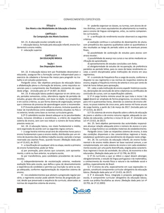 CONHECIMENTOS ESPECÍFICOS
50
50
a solução para o seu concurso!
Editora
TÍTULO V
Dos Níveis e das Modalidades de Educação e Ensino
CAPÍTULO I
Da Composição dos Níveis Escolares
Art. 21. A educação escolar compõe-se de:
I - educação básica, formada pela educação infantil, ensino fun-
damental e ensino médio;
II - educação superior.
CAPÍTULO II
DA EDUCAÇÃO BÁSICA
Seção I
Das Disposições Gerais
Art. 22. A educação básica tem por finalidades desenvolver o
educando, assegurar-lhe a formação comum indispensável para o
exercício da cidadania e fornecer-lhe meios para progredir no tra-
balho e em estudos posteriores.
Parágrafo único. São objetivos precípuos da educação básica
a alfabetização plena e a formação de leitores, como requisitos es-
senciais para o cumprimento das finalidades constantes do caput
deste artigo. (Incluído pela Lei nº 14.407, de 2022)
Art. 23. A educação básica poderá organizar-se em séries anu-
ais, períodos semestrais, ciclos, alternância regular de períodos de
estudos, grupos não-seriados, com base na idade, na competência
e em outros critérios, ou por forma diversa de organização, sempre
que o interesse do processo de aprendizagem assim o recomendar.
§ 1º A escola poderá reclassificar os alunos, inclusive quando se
tratar de transferências entre estabelecimentos situados no País e
no exterior, tendo como base as normas curriculares gerais.
§ 2º O calendário escolar deverá adequar-se às peculiaridades
locais, inclusive climáticas e econômicas, a critério do respectivo
sistema de ensino, sem com isso reduzir o número de horas letivas
previsto nesta Lei.
Art. 24. A educação básica, nos níveis fundamental e médio,
será organizada de acordo com as seguintes regras comuns:
I - a carga horária mínima anual será de oitocentas horas para o
ensino fundamental e para o ensino médio, distribuídas por um mí-
nimo de duzentos dias de efetivo trabalho escolar, excluído o tempo
reservado aos exames finais, quando houver; (Redação dada pela
Lei nº 13.415, de 2017)
II - a classificação em qualquer série ou etapa, exceto a primeira
do ensino fundamental, pode ser feita:
a) por promoção, para alunos que cursaram, com aproveita-
mento, a série ou fase anterior, na própria escola;
b) por transferência, para candidatos procedentes de outras
escolas;
c) independentemente de escolarização anterior, mediante
avaliação feita pela escola, que defina o grau de desenvolvimento
e experiência do candidato e permita sua inscrição na série ou eta-
pa adequada, conforme regulamentação do respectivo sistema de
ensino;
III - nos estabelecimentos que adotam a progressão regular por
série, o regimento escolar pode admitir formas de progressão par-
cial, desde que preservada a sequência do currículo, observadas as
normas do respectivo sistema de ensino;
IV - poderão organizar-se classes, ou turmas, com alunos de sé-
ries distintas, com níveis equivalentes de adiantamento na matéria,
para o ensino de línguas estrangeiras, artes, ou outros componen-
tes curriculares;
V - a verificação do rendimento escolar observará os seguintes
critérios:
a) avaliação contínua e cumulativa do desempenho do aluno,
com prevalência dos aspectos qualitativos sobre os quantitativos e
dos resultados ao longo do período sobre os de eventuais provas
finais;
b) possibilidade de aceleração de estudos para alunos com
atraso escolar;
c) possibilidade de avanço nos cursos e nas séries mediante ve-
rificação do aprendizado;
d) aproveitamento de estudos concluídos com êxito;
e) obrigatoriedade de estudos de recuperação, de preferência
paralelos ao período letivo, para os casos de baixo rendimento es-
colar, a serem disciplinados pelas instituições de ensino em seus
regimentos;
VI - o controle de frequência fica a cargo da escola, conforme o
disposto no seu regimento e nas normas do respectivo sistema de
ensino, exigida a frequência mínima de setenta e cinco por cento do
total de horas letivas para aprovação;
VII - cabe a cada instituição de ensino expedir históricos escola-
res, declarações de conclusão de série e diplomas ou certificados de
conclusão de cursos, com as especificações cabíveis.
§ 1º A carga horária mínima anual de que trata o inciso I do
caput deverá ser ampliada de forma progressiva, no ensino médio,
para mil e quatrocentas horas, devendo os sistemas de ensino ofe-
recer, no prazo máximo de cinco anos, pelo menos mil horas anuais
de carga horária, a partir de 2 de março de 2017. (Incluído pela Lei
nº 13.415, de 2017)
§ 2o
Os sistemas de ensino disporão sobre a oferta de educação
de jovens e adultos e de ensino noturno regular, adequado às con-
dições do educando, conforme o inciso VI do art. 4o
. (Incluído pela
Lei nº 13.415, de 2017)
Art. 25. Será objetivo permanente das autoridades responsá-
veis alcançar relação adequada entre o número de alunos e o pro-
fessor, a carga horária e as condições materiais do estabelecimento.
Parágrafo único. Cabe ao respectivo sistema de ensino, à vista
das condições disponíveis e das características regionais e locais,
estabelecer parâmetro para atendimento do disposto neste artigo.
Art. 26. Os currículos da educação infantil, do ensino funda-
mental e do ensino médio devem ter base nacional comum, a ser
complementada, em cada sistema de ensino e em cada estabeleci-
mento escolar, por uma parte diversificada, exigida pelas caracterís-
ticas regionais e locais da sociedade, da cultura, da economia e dos
educandos. (Redação dada pela Lei nº 12.796, de 2013)
§ 1º Os currículos a que se refere o caput devem abranger,
obrigatoriamente, o estudo da língua portuguesa e da matemática,
o conhecimento do mundo físico e natural e da realidade social e
política, especialmente do Brasil.
§ 2o
O ensino da arte, especialmente em suas expressões re-
gionais, constituirá componente curricular obrigatório da educação
básica. (Redação dada pela Lei nº 13.415, de 2017)
§ 3o
A educação física, integrada à proposta pedagógica da
escola, é componente curricular obrigatório da educação básica,
sendo sua prática facultativa ao aluno: (Redação dada pela Lei nº
10.793, de 1º.12.2003)
 