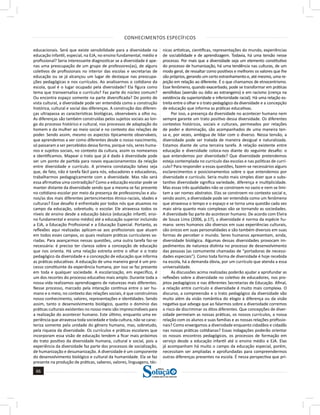 CONHECIMENTOS ESPECÍFICOS
66
66
a solução para o seu concurso!
Editora
educacionais. Será que existe sensibilidade para a diversidade na
educação infantil, especial, na EJA, no ensino fundamental, médio e
profissional? Seria interessante diagnosticar se a diversidade é ape-
nas uma preocupação de um grupo de professores(as), de alguns
coletivos de profissionais no interior das escolas e secretarias de
educação ou se já alcançou um lugar de destaque nas preocupa-
ções pedagógicas e nos currículos. Ao analisarmos o cotidiano da
escola, qual é o lugar ocupado pela diversidade? Ela figura como
tema que transversaliza o currículo? Faz parte do núcleo comum?
Ou encontra espaço somente na parte diversificada? Do ponto de
vista cultural, a diversidade pode ser entendida como a construção
histórica, cultural e social das diferenças. A construção das diferen-
ças ultrapassa as características biológicas, observáveis a olho nu.
As diferenças são também construídas pelos sujeitos sociais ao lon-
go do processo histórico e cultural, nos processos de adaptação do
homem e da mulher ao meio social e no contexto das relações de
poder. Sendo assim, mesmo os aspectos tipicamente observáveis,
que aprendemos a ver como diferentes desde o nosso nascimento,
só passaram a ser percebidos dessa forma, porque nós, seres huma-
nos e sujeitos sociais, no contexto da cultura, assim os nomeamos
e identificamos. Mapear o trato que já é dado à diversidade pode
ser um ponto de partida para novos equacionamentos da relação
entre diversidade e currículo. A primeira constatação talvez seja
que, de fato, não é tarefa fácil para nós, educadores e educadoras,
trabalharmos pedagogicamente com a diversidade. Mas não será
essa afirmativa uma contradição? Como a educação escolar pode se
manter distante da diversidade sendo que a mesma se faz presente
no cotidiano escolar por meio da presença de professores/as e alu-
nos/as dos mais diferentes pertencimentos étnico-raciais, idades e
culturas? Esse desafio é enfrentado por todos nós que atuamos no
campo da educação, sobretudo, o escolar. Ele atravessa todos os
níveis de ensino desde a educação básica (educação infantil, ensi-
no fundamental e ensino médio) até a educação superior incluindo
a EJA, a Educação Profissional e a Educação Especial. Portanto, as
reflexões aqui realizadas aplicam-se aos profissionais que atuam
em todos esses campos, os quais realizam práticas curriculares va-
riadas. Para avançarmos nessas questões, uma outra tarefa faz-se
necessária: é preciso ter clareza sobre a concepção de educação
que nos orienta. Há uma relação estreita entre o olhar e o trato
pedagógico da diversidade e a concepção de educação que informa
as práticas educativas. A educação de uma maneira geral é um pro-
cesso constituinte da experiência humana, por isso se faz presente
em toda e qualquer sociedade. A escolarização, em específico, é
um dos recortes do processo educativo mais amplo. Durante toda a
nossa vida realizamos aprendizagens de naturezas mais diferentes.
Nesse processo, marcado pela interação contínua entre o ser hu-
mano e o meio, no contexto das relações sociais, é que construímos
nosso conhecimento, valores, representações e identidades. Sendo
assim, tanto o desenvolvimento biológico, quanto o domínio das
práticas culturais existentes no nosso meio são imprescindíveis para
a realização do acontecer humano. Este último, enquanto uma ex-
periência que atravessa toda sociedade e toda cultura, não se carac-
teriza somente pela unidade do gênero humano, mas, sobretudo,
pela riqueza da diversidade. Os currículos e práticas escolares que
incorporam essa visão de educação tendem a ficar mais próximos
do trato positivo da diversidade humana, cultural e social, pois a
experiência da diversidade faz parte dos processos de socialização,
de humanização e desumanização. A diversidade é um componente
do desenvolvimento biológico e cultural da humanidade. Ela se faz
presente na produção de práticas, saberes, valores, linguagens, téc-
nicas artísticas, científicas, representações do mundo, experiências
de sociabilidade e de aprendizagem. Todavia, há uma tensão nesse
processo. Por mais que a diversidade seja um elemento constitutivo
do processo de humanização, há uma tendência nas culturas, de um
modo geral, de ressaltar como positivos e melhores os valores que lhe
são próprios, gerando um certo estranhamento e, até mesmo, uma re-
jeição em relação ao diferente. É o que chamamos de etnocentrismo.
Esse fenômeno, quando exacerbado, pode se transformar em práticas
xenófobas (aversão ou ódio ao estrangeiro) e em racismo (crença na
existência da superioridade e inferioridade racial). Há uma relação es-
treita entre o olhar e o trato pedagógico da diversidade e a concepção
de educação que informa as práticas educativas.
Por isso, a presença da diversidade no acontecer humano nem
sempre garante um trato positivo dessa diversidade. Os diferentes
contextos históricos, sociais e culturais, permeados por relações
de poder e dominação, são acompanhados de uma maneira ten-
sa e, por vezes, ambígua de lidar com o diverso. Nessa tensão, a
diversidade pode ser tratada de maneira desigual e naturalizada.
Estamos diante de uma terceira tarefa. A relação existente entre
educação e diversidade coloca-nos diante do seguinte desafio: o
que entendemos por diversidade? Que diversidade pretendemos
esteja contemplada no currículo das escolas e nas políticas de currí-
culo? Para responder a essas questões, fazem-se necessários alguns
esclarecimentos e posicionamentos sobre o que entendemos por
diversidade e currículo. Seria muito mais simples dizer que o subs-
tantivo diversidade significa variedade, diferença e multiplicidade.
Mas essas três qualidades não se constroem no vazio e nem se limi-
tam a ser nomes abstratos. Elas se constroem no contexto social e,
sendo assim, a diversidade pode ser entendida como um fenômeno
que atravessa o tempo e o espaço e se torna uma questão cada vez
mais séria quanto mais complexas vão se tornando as sociedades.
A diversidade faz parte do acontecer humano. De acordo com Elvira
de Souza Lima (2006, p.17), a diversidade é norma da espécie hu-
mana: seres humanos são diversos em suas experiências culturais,
são únicos em suas personalidades e são também diversos em suas
formas de perceber o mundo. Seres humanos apresentam, ainda,
diversidade biológica. Algumas dessas diversidades provocam im-
pedimentos de natureza distinta no processo de desenvolvimento
das pessoas (as comumente chamadas de “portadoras de necessi-
dades especiais”). Como toda forma de diversidade é hoje recebida
na escola, há a demanda óbvia, por um currículo que atenda a essa
universalidade.
As discussões acima realizadas poderão ajudar a aprofundar as
reflexões sobre a diversidade no coletivo de educadores, nos pro-
jetos pedagógicos e nas diferentes Secretarias de Educação. Afinal,
a relação entre currículo e diversidade é muito mais complexa. O
discurso, a compreensão e o trato pedagógico da diversidade vão
muito além da visão romântica do elogio à diferença ou da visão
negativa que advoga que ao falarmos sobre a diversidade corremos
o risco de discriminar os ditos diferentes. Que concepções de diver-
sidade permeiam as nossas práticas, os nossos currículos, a nossa
relação com os alunos e suas famílias e as nossas relações profissio-
nais? Como enxergamos a diversidade enquanto cidadãos e cidadãs
nas nossas práticas cotidianas? Essas indagações poderão orientar
os nossos encontros pedagógicos, os processos de formação em
serviço desde a educação infantil até o ensino médio e EJA. Elas
já acompanham há muito o campo da educação especial, porém,
necessitam ser ampliadas e aprofundadas para compreendermos
outras diferenças presentes na escola. É nessa perspectiva que pri-
 