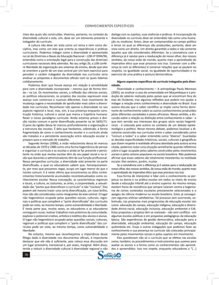 CONHECIMENTOS ESPECÍFICOS
70
70
a solução para o seu concurso!
Editora
meio dos quais são construídas. Vivemos, portanto, no contexto da
diversidade cultural e esta, sim, deve ser um elemento presente e
indagador do currículo.
A cultura não deve ser vista como um tema e nem como dis-
ciplina, mas como um eixo que orienta as experiências e práticas
curriculares. Podemos indagar como a diversidade é apresentada
na Lei de Diretrizes e Bases da Educação Nacional – LDB nº 9394/96,
entendida como a orientação legal para a construção das diretrizes
curriculares nacionais dela advindas. No seu artigo 26, a LDB confe-
re liberdade de organização aos sistemas de ensino, desde que eles
se orientem a partir de um eixo central por Um bom exercício para
perceber o caráter indagador da diversidade nos currículos seria
analisar as propostas e documentos oficiais com os quais lidamos
cotidianamente.
Podemos dizer que houve avanço em relação à sensibilidade
para com a diversidade incorporada – mesmo que de forma tími-
da – na Lei. Os movimentos sociais, a reflexão das ciências sociais,
as políticas educacionais, os projetos das escolas expressam esse
avanço com contornos e nuances diferentes. Esse movimento de
mudança sugere a necessidade de aprofundar mais sobre a diversi-
dade nos currículos. Reconhecer não apenas a diversidade no seu
aspecto regional e local, mas, sim, a sua presença enquanto cons-
trução histórica, cultural e social que marca a trajetória humana.
Rever o nosso paradigma curricular. Ainda estamos presos à divi-
são núcleo comum e parte diversificada presente na lei 5692/71.
O peso da rigidez dessa lei marcou profundamente a organização e
a estrutura das escolas. É dela que herdamos, sobretudo, a forma
fragmentada de como o conhecimento escolar e o currículo ainda
são tratados e a persistente associação entre educação escolar e
preparo para o mercado de trabalho.
Segundo Arroyo (2006), a visão reducionista dessa lei marcou
as décadas de 1970 e 1980 como uma forma hegemônica de pensar
e organizar o currículo e as escolas e ainda se faz presente e persis-
tente na visão que muitas escolas têm do seu papel social e na vi-
são que docentes e administradores têm de sua função profissional.
Nessa perspectiva curricular, a diversidade está presente na parte
diversificada, a qual os educadores sabem que, hierarquicamen-
te, por mais que possamos negar, ocupa um lugar menor do que o
núcleo comum. E é neste último que encontramos os ditos conhe-
cimentos historicamente acumulados recontextualizados como co-
nhecimento escolar. Nessa concepção, as características regionais
e locais, a cultura, os costumes, as artes, a corporeidade, a sexuali-
dade são “partes que diversificam o currículo” e não “núcleos”. Elas
podem até mesmo trazer uma certa diversificação, um novo brilho,
mas não são consideradas como integrantes do eixo central. O lugar
não hegemônico ocupado pelas questões sociais, culturais, regio-
nais e políticas que compõem a “parte diversificada” dos currículos
pode ser visto, ao mesmo tempo, como vulnerabilidade e liberdade.
É nesta parte que, muitas vezes, os educadores e as educadoras
conseguem ousar, realizar trabalhos mais próximos da comunidade,
explorar o potencial criativo, artístico e estético dos alunos e alunas.
O lugar não hegemônico ocupado pelas questões sociais, culturais,
regionais e políticas que compõem a “parte diversificada” dos cur-
rículos pode ser visto, ao mesmo tempo, como vulnerabilidade e
liberdade.
No entanto, mesmo que reconheçamos a importância desse
fôlego dado à diversidade nos documentos oficiais, é importante
destacar que ele não é suficiente, pois coloca essa discussão em
um lugar provisório, transversal e, por vezes, marginal. Além disso,
tende a reduzir a diversidade cultural à diversidade regional e não
dialoga com os sujeitos, suas vivências e práticas. A incorporação da
diversidade no currículo deve ser entendida não como uma ilustra-
ção ou modismo. Antes, deve ser compreendida no campo político
e tenso no qual as diferenças são produzidas, portanto, deve ser
vista como um direito. Um direito garantido a todos e não somente
àqueles que são considerados diferentes. Se a convivência com a
diferença já é salutar para a reeducação do nosso olhar, dos nossos
sentidos, da nossa visão de mundo, quanto mais o aprendizado do
imperativo ético que esse processo nos traz. Conviver com a dife-
rença (e com os diferentes) é construir relações que se pautem no
respeito, na igualdade social, na igualdade de oportunidades e no
exercício de uma prática e postura democráticas.
Alguns aspectos específicos do currículo indagados pela diver-
sidade.
Diversidade e conhecimento – A antropóloga Paula Meneses
(2005), ao analisar o caso da universidade em Moçambique e a pro-
dução de saberes realizada pelos países que se encontram fora do
eixo do Ocidente, traz algumas reflexões que podem nos ajudar a
indagar a relação entre conhecimento e diversidade no Brasil. Essa
autora discute que o saber científico se impôs como forma domi-
nante de conhecimento sobre os outros conhecimentos produzidos
pelas diferentes sociedades e povos africanos. Nesse sentido, a dis-
cussão sobre a relação ou distinção entre conhecimento e saber - e
que tem servido aos interesses dos grupos sócio raciais hegemô-
nicos - é colocada pela autora no contexto de um debate episte-
mológico e político. Nesse mesmo debate, podemos localizar a di-
cotomia construída nos currículos entre o saber considerado como
“comum a todos” e o saber entendido como “diverso”. Guardadas
as devidas especificidades históricas, sociais, culturais e geográficas
que dizem respeito à realidade africana abordada pela autora acima
citada, podemos notar uma situação semelhante quando refletimos
sobre o lugar ocupado pelos saberes construídos pelos movimentos
sociais e pelos setores populares na escola brasileira. Não podemos
afirmar que esses saberes são totalmente inexistentes na realidade
escolar. Eles existem, porém, muitas
Se a convivência com a diferença já é salutar para a reeducação do
nosso olhar, dos nossos sentidos, da nossa visão de mundo, quanto mais
o aprendizado do imperativo ético que esse processo nos traz.
Essa forma de interpretar e lidar com o conhecimento se per-
petua na teoria e na prática escolar em todos os níveis de ensino
desde a educação infantil até o ensino superior. Ao mesmo tempo,
existem focos de resistência que sempre lutaram contra a hegemo-
nia de certos conteúdos escolares previamente selecionados e o
apogeu da ciência moderna na escola brasileira. Estes já consegui-
ram algumas vitórias satisfatórias. Tal processo vem ocorrendo, so-
bretudo, nas propostas mais progressistas de educação escolar tais
como: educação do campo, educação indígena, educação e diversi-
dade étnico-racial, educação inclusiva, educação ambiental e EJA.
Estas propostas e projetos têm se realizado - não sem conflitos - em
algumas escolas públicas e em propostas pedagógicas da educação
básica. São experiências de gestão democrática, educação para a
diversidade, educação ambiental, educação do campo, educação
quilombola etc. Essas e outras indagações que podemos fazer ao
conhecimento e sua presença no currículo são colocadas principal-
mente pelos movimentos sociais e pelos sujeitos em movimento.
Eles questionam não só o currículo que se efetiva nas escolas
como, também, os procedimentos e instrumentos que usamos para
avaliar os alunos e a forma como os conhecimentos são aprendi-
dos e apreendidos. Isso nos impele, enquanto educadores a “(...)
 