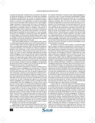 CONHECIMENTOS ESPECÍFICOS
72
72
a solução para o seu concurso!
Editora
mocráticas de educação. O debate torna-se necessário não apenas
no âmbito das propostas, mas também no âmbito das concepções
de diferença, de deficiência e de inclusão. A inclusão de toda di-
versidade e, especificamente, das pessoas com deficiência indaga a
escola, os currículos, a sua organização, os rituais de enturmação,
os processos de avaliação e todo o processo ensino- aprendizagem.
Indaga, sobretudo, a cultura escolar não imune à construção his-
tórica, cultural e social da diversidade e das diferenças. As práticas
significativas de educação inclusiva se propõem a desconstruir o
imaginário negativo sobre as diferenças, construído no contexto das
desigualdades sociais, das práticas discriminatórias e da lenta im-
plementação da igualdade de oportunidades em nossa sociedade.
Os teóricos que investigam a inclusão de crianças com deficiência
na escola regular comum possuem opiniões diversas sobre o tema
e o indagam Propostas de educação inclusiva acontecem nas redes
de educação e nas escolas. São políticas e propostas orientadas por
concepções mais democráticas de educação.
Carlos Skliar (2004) questiona: a escola regular tende a produ-
zir mecanismos educativos dentro de um marco de diversidade cul-
tural? Ao refletir sobre a estrutura rígida que ainda impera nas es-
colas, a sua organização temporal, sobre o fenômeno da repetência,
a exclusão sistemática, a discriminação com relação às variações lin-
guísticas, raciais, étnicas etc, o autor conclui que esse processo ain-
da não se concretizou. Podemos dizer que ele ainda está em cons-
trução, com maior ou menor amplitude, dependendo do contexto
político-pedagógico, do alcance das políticas e práticas de educação
inclusiva, da forma como as diferenças são vistas no interior das
escolas e da organização escolar. Nesse sentido, o debate sobre a
inclusão de crianças com deficiência revela que não basta apenas a
inclusão física dessas crianças na escola. Há também a necessidade
de uma mudança de lógica, da postura pedagógica, da organização
da escola (seus tempos e espaços) e do currículo escolar para que a
educação inclusiva cumpra o seu objetivo educativo.
É preciso também compreender os dilemas e conflitos entre as
perspectivas clínicas e pedagógicas que acompanham a história da
Educação Especial. E mais: compreender as discussões e práticas
em torno dessa diferença como mais um desafio na garantia do di-
reito à educação e conhecer as várias experiências educacionais in-
clusivas que vêm sendo realizadas em diferentes estados e municí-
pios. Estas experiências têm revelado a eficiência e os benefícios da
educação inclusiva não só para os alunos com deficiência, mas para
a escola com um todo. A educação dos negros é um outro campo
político e pedagógico que nos ajuda a avançar na relação entre ética
e diversidade e traz mais indagações ao currículo. Como a escola
lida com a cultura negra e com as demandas do Movimento Negro?
Garantir uma educação de qualidade para todos significa, também,
a nossa inserção na luta anti-racista? Colocamos a discussão sobre
a questão racial no currículo no campo da ética ou a entendemos
como uma reivindicação dos ditos “diferentes” que só deverá ser
feita pelas escolas nas quais o público atendido é de maioria negra?
Afinal, alunos brancos e índios precisam saber mais sobre a cultura
negra, o racismo, a desigualdade racial? De forma semelhante po-
demos indagar: e os alunos brancos, negros e quilombolas precisam
saber mais sobre os povos indígenas? Como faremos para articular
todas essas dimensões? Precisaremos de um currículo específico
que atenda a cada diferença? Ou essas discussões podem e devem
ser incluídas no currículo de uma maneira geral?
Caminhando na mesma perspectiva de Boaventura Sousa San-
tos (2006), podemos dizer que a resposta a essas questões passa
por uma ruptura política e epistemológica. Do ponto de vista polí-
tico, estamos desafiados a reinventar novas práticas pedagógicas e
curriculares e abrir um novo horizonte de possibilidades cartogra-
fado por alternativas radicais às que deixaram de o ser. E epistemo-
lógico na medida em que realizarmos uma crítica à racionalidade
ocidental, entendida como uma forma de pensar que se tornou
totalizante e hegemônica, e propusermos novos rumos para sua su-
peração a fim de alcançarmos uma transformação social. Isso nos
leva a indagar em que medida os currículos escolares expressam
uma visão restrita de conhecimento, ignorando e até mesmo des-
prezando outros conhecimentos, valores, interpretações da reali-
dade, de mundo, de sociedade e de ser humano acumulados pelos
coletivos diversos. Entendendo que a questão racial permeia toda
a história social, cultural e política brasileira e que afeta a todos
nós, independentemente do nosso pertencimento étnico-racial, o
movimento negro brasileiro tem feito reivindicações e construído
práticas pedagógicas alternativas, a fim de introduzir essa discussão
nos currículos. Ricas experiências têm sido desenvolvidas em vários
estados e municípios, com apoio ou não das universidades e secre-
tarias estaduais e municipais.
No entanto, no início do terceiro milênio, o movimento negro
passou a adotar uma postura mais propositiva, realizando interven-
ções sistemáticas no interior do Estado. Dessas novas iniciativas, al-
guns avanços foram conseguidos. Um deles é a criação da Secreta-
ria Especial de Políticas de Promoção da Igualdade Racial (SEPPIR).
Esta secretaria, de abrangência nacional, é responsável por várias
ações voltadas para a igualdade racial em conjunto com outros mi-
nistérios, secretarias estaduais e municipais, universidades, movi-
mentos sociais e ONG’s. Além da SEPPIR, foi constituída no interior
da Secretaria de Educação Continuada, Alfabetização e Diversidade
(SECAD), a Coordenadoria de Diversidade e Inclusão Educacional
que tem realizado publicações, conferências e produção de mate-
rial didático voltado para a temática. Nessa nova forma de interven-
ção do Movimento Negro e de intelectuais comprometidos com a
luta anti-racista, as escolas de educação básica estão desafiadas a
implementar a lei de nº 10.639/03. Esta lei torna obrigatória a inclu-
são do ensino da História da África e da Cultura Afro- Brasileira nos
currículos dos estabelecimentos de ensino públicos e particulares
da educação básica. Trata-se de uma alteração da lei nº 9394/96,
Lei de Diretrizes e Bases da Educação Nacional, na qual foram incluí-
dos mais três artigos, os quais versam sobre essa obrigatoriedade.
Ela também acrescenta que o dia 20 de novembro (considerado dia
da morte de Zumbi) deverá ser incluído no calendário escolar como
dia nacional da consciência negra, tal como já é comemorado pelo
movimento negro e por alguns setores da sociedade.
A partir desta lei, o Conselho Nacional de Educação aprovou
a resolução 01 de 17 de março de 2004, que institui as Diretrizes
Curriculares Nacionais para a Educação das Relações Étnico-Raciais
e para o Ensino de História e Cultura Afro-Brasileira. Nesse sentido,
as escolas da educação básica poderão se orientar a partir de um
documento que discute detalhadamente o teor da lei, apresentan-
do sugestões de trabalho e de práticas pedagógicas. Os Movimen-
tos do Campo também têm conseguido, aos poucos, transformar
demandas em práticas e políticas educacionais (Arroyo, Caldart e
Molina, 2004). Em 2002, o Conselho Nacional de Educação aprovou
as Diretrizes Operacionais para a Educação Básica nas Escolas do
Campo, por meio da Resolução CNE/CEB n. 01, de 03 de abril de
2002. A instituição das diretrizes é resultado das lutas e reivindi-
cações dos movimentos sociais e organizações que lutam por uma
educação que contemple a diversidade dos povos que vivem no e
do campo com suas diversas identidades, tais como, Sem Terra, Pe-
 