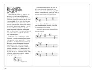 130
LEITURA DAS
NOTAÇÕES DE
ACORDES
Nesse estilo de notação, os simbolos dos
acordes acima da linha melódica indicam
quais notas devem ser tocadas. Normalmente,
o símbolo representa um acorde de três notas
chamado tríade. As três notas de uma tríade
estão em harmonia quando tocadas juntas.
Uma ou duas das notas de uma tríade podem
ser elevadas ou abaixadas para fazer a harmo-
nia soar melhor com a melodia. Algumas
vezes, adiciona-se uma quarta nota à tríade
para lhe alterar o som. Normalmente, usam-se
em um hino três ou mais tríades diferentes
com suas alterações.
Cada tríade com suas alterações recebe
um nome. O nome da tríade provém da nota
mais grave do acorde, que também é chama-
da de baixo, não importando sua posição no
acorde. (A nomenclatura desses acordes é
explicada com mais detalhes na seção a
seguir “Utilização do Quadro de Acordes”.)
Quando uma tríade tem a aparência da ilus-
trada abaixo, com a fundamental na posição
de baixo, diz-se que as notas do acorde estão
em terças superpostas e o acorde está em
posição primitiva ou natural.
Como demonstrado abaixo, as notas de
uma tríade podem ser dispostas de outra
maneira, com o baixo no meio ou na posição
superior. Independente da posição do baixo, o
símbolo do acorde permanece o mesmo.
Tocar algumas tríades nessas outras posi-
ções possibilita à mão mover-se com mais
facilidade para outras tríades.
Treine tocar as seguintes tríades em suas
diversas posições.
?
www
www
www www
(Î) C
?
www www www
(Fá) F
?
www
www
www
(Í) G
& www
www
www
& www ➡
fundamental
 