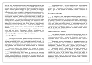4
juízos de valor individuais podem servir de indicadores dos fatos sociais, mas
mascaram as leis de organização social, cuja racionalidade só é acessível à/ao
cientista. Para levar essa racionalidade às últimas consequências, Durkheim
propõe o exercício da dúvida metódica, ou seja, a necessidade dx cientista se
perguntar sempre sobre a veracidade e objetividade dos fatos estudados,
procurando anular sempre a influência de seus desejos, interesses e preconceitos.
Para identificar os fatos sociais entre os diversos acontecimentos da vida,
Durkheim orienta x sociólogx a ater-se àqueles acontecimentos mais gerais e
repetitivos que apresentem características exteriores comuns. De acordo com
esses critérios, são fatos sociais, por exemplo, os crimes, pois existem em toda e
qualquer sociedade e têm como característica comum provocarem uma reação
negativa, concreta e observável da sociedade contra quem os pratica, ou seja, a
pena. Agindo desta forma objetiva e apreendendo a realidade por suas
características exteriores, x cientista pode analisar os crimes e suas penalidades
sem entrar nas discussões de caráter moral a respeito da criminalidade, o que,
apesar de útil, nada tem a ver com o trabalho científico do sociólogo, segundo
Durkheim.
A generalidade é um aspecto importante para a identificação dos fatos
sociais que são sempre manifestações coletivas, distinguindo-se dos
acontecimentos individuais ou acidentais. É ela que ajuda a distinguir o essencial
do fortuito e aponta para a natureza sociológica dos fenômenos.
A Consciência Coletiva
Toda a teoria sociológica de Durkheim pretende demonstrar que os fatos
sociais têm existência própria e independem daquilo que pensa e faz cada
indivíduo em particular. Embora todos possuam sua “consciência individual”, seu
modo próprio de se comportar e interpretar a vida, podem-se notar, no interior de
qualquer grupo ou sociedade, formas padronizadas de conduta e pensamento.
Essa constatação está na base do que Durkheim chamou de “consciência
coletiva”.
Consciência coletiva, para Durkheim, é o conjunto de crenças e
sentimentos comuns à média dos membros de uma mesma sociedade que forma
um sistema determinado com vida própria.
A consciência coletiva não se baseia na consciência de indivíduos
singulares ou de grupos específicos, mas está espalhada por toda a sociedade. Ela
revelaria, segundo Durkheim, o “tipo psíquico da sociedade”, que não seria
apenas o produto das consciências individuais, mas algo diferente, que se imporia
aos indivíduos e perduraria através das gerações.
A consciência coletiva é, em certo sentido, a forma moral vigente na
sociedade. Ela aparece como um conjunto de regras fortes e estabelecidas que
atribuem valor e delimitam os atos individuais. É a consciência coletiva que
define o que, em uma sociedade, é considerado “imoral”, “reprovável” ou
“criminoso”.
Divisão Social do Trabalho
Na tentativa de “curar” a sociedade da anomia, Durkheim escreve “A
divisão do trabalho social”, onde ele descreve a necessidade de se estabelecer
uma solidariedade orgânica entre os membros da sociedade. A solução estaria
em, seguindo o exemplo de um organismo biológico, onde cada órgão tem uma
função e depende dos outros para sobreviver, se cada membro da sociedade
exercer uma função na divisão do trabalho, ele será obrigado através de um
sistema de direitos e deveres, e também sentirá a necessidade de se manter coeso
e solidário aos outros. O importante para ele é que o indivíduo realmente se sinta
parte de um todo, que realmente precise da sociedade de forma orgânica,
interiorizada e não meramente mecânica.
Solidariedade Mecânica e Orgânica
Para Durkheim, o trabalho de classificação das sociedades deveria ser
efetuado com base em apurada observação experimental. Guiado por esse
procedimento, ele estabeleceu a passagem da solidariedade mecânica para a
solidariedade orgânica como o motor de transformação de toda e qualquer
sociedade.
Solidariedade mecânica, para Durkheim, era aquela que predominava nas
sociedades pré-capitalistas, onde os indivíduos se identificavam por meio da
família, da religião, da tradição e dos costumes, permanecendo em geral
independentes e autônomos em relação à divisão social do trabalho. A
consciência coletiva exerce aqui todo o seu poder de coerção sobre os indivíduos.
Solidariedade orgânica é aquela típica das sociedades capitalistas, em
que, pela acelerada divisão social do trabalho, os indivíduos se tornam
interdependentes. Essa interdependência garante a união social em lugar dos
costumes, das tradições ou das relações sociais estreitas, como ocorre nas
sociedades contemporâneas. Nas sociedades capitalistas, a consciência coletiva se
afrouxa ao mesmo tempo em que os indivíduos se tornam mutuamente
dependentes, cada qual se especializa em uma atividade e tende a desenvolver
maior autonomia pessoal.
 