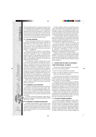 6
Nº 18
MAIO/2006
Necessita refletir, levando em conta que o espaço nunca
está organizado de forma definitiva, não é algo estáti-
co, é profundamente dinâmico e vai se modificando
dialeticamente de forma permanente. O espaço pro-
duzido é sempre temporário pois é produto das rela-
ções dialéticas entre sociedade e natureza, permane-
cendo ora de forma mais intensa, ora de forma me-
nos intensa em permanente transformação.
4.1 – Do espaço organizado
Durante muito tempo admitiu-se que o espaço ou
era produto da influência da natureza, havendo um
determinismo do meio natural sobre a ação do ho-
mem, ou, que sem se libertar da influência do
ambientalismo, haveria possibilidades recíprocas da
influência do homem sobre o meio e do meio sobre o
homem – o possibilismo.
Hoje ao analisarmos o espaço em suas várias es-
calas devemos considerar um erro darmos ênfase
unicamente qualitativa, ou seja, a problemática es-
pacial não pode ser vista apenas pela visão da Geo-
grafia. A análise espacial exige a participação da socio-
logia, da antropologia, da história, da economia, da
política entre outras ciências.
Ao estudarmos o espaço produzido deve-se levar
em conta que esse espaço é a resultante de uma evo-
lução e foi produto da ação de numerosos fatores,
bastante diversificados. É necessário destacar que a
interferência individual na organização do espaço é
praticamente nula por isso o que importa é entender-
mos como atua a sociedade em seu conjunto. Na
medida em que nossa sociedade constitui-se em uma
sociedade capitalista, a organização do espaço irá re-
fletir, dentro de certas limitações, os interesses das
classes dominantes. Limitações impostas pelas diver-
gências de interesses dentro das classes dominantes
e pelas pressões impostas pelas classes dominadas.
Desta forma, a organização de um determinado
espaço, sempre irá refletir as estruturas sociais exis-
tentes e dominantes.
4.2 – O populismo e suas características
Os governos populistas são típicos dos países sub-
desenvolvidos, nos períodos de crises sociais. Sem-
pre que ocorre uma certa instabilidade política e soci-
al e é comum o surgimento de lideres carismáticos.
O líder populista não tem compromisso com mudan-
ças reais, procura com reformas superficiais atenuar
as tensões.
No Brasil, os períodos populistas muitas vezes se
seguem ou coexistem com períodos autoritários (1930/
34,1937/45 e 1964).
4.3 – O populismo e a produção do espaço social
A questão central, segundo o autor, é discutir quais
são as repercussões de uma política populista sobre
o espaço social produzido? Ou ainda, com que inten-
sidade uma ação populista pode modificar o espaço
anteriormente produzido e que marcas poderá deixar
para o futuro?
No Brasil podemos dizer que o populismo estava
muito mais voltado para as populações urbanas do
que para as rurais. A modernização da indústria veio
a atender os desejos de uma burguesia urbana, toda-
via, as intervenções que favoreceram às mudanças não
provocaram alterações nas velhas formas de poder.
As transformações urbanas e indústriais provoca-
ram um grande êxodo rural, principalmente de traba-
lhadores sem qualificação o que provocou ainda mais
a queda no padrão da qualidade de vida, das condi-
ções sanitárias, da segurança, da saúde, etc.
O crescimento urbano foi ainda estimulado pela
construção de grandes rodovias que facilitaram a
integração do território. O deslocamento de popula-
ção (para atender as classes dominantes nacional e
as empresas estrangeiras) se deu de forma
desordenada em sem planejamento provocando a
destruição e a degradação do meio ambiente.
Poderíamos citar diversos exemplos, todavia o que
importa é demonstrar como a atuação populista pode
modificar a organização espacial do país nas mais di-
versas escalas exacerbando as tendências dominan-
tes em um país inserido na área de domínio do capi-
talismo periférico.
5 – PERSPECTIVAS DO PAPEL DO GEÓGRAFO
COMO PROFISSIONAL, NO BRASIL
Para discutir o papel do geógrafo como profissio-
nal o autor coloca duas questões:
1- Qual a formação profissional do geógrafo;
2- Qual o mercado de trabalho que oferece oportuni-
dades ao profissional de geografia.
Nas primeiras quatro décadas do século XX prati-
camente não houve preocupação, no Brasil, em se
formar profissionais que requeriam maior especiali-
zação, como é o caso da Geografia.
A Geografia só começou ser lecionada oficialmen-
te em institutos superiores após a Revolução de 1930,
com a criação dos cursos de Geografia e História, nas
faculdades de filosofia e com a introdução de uma
disciplina de Geografia Econômica nos cursos de Ad-
ministração e Finanças, de Ciências Contábeis e
Atuariais e de Administração Pública e de Empresas.
Mesmo assim a Geografia não era ministrada com
a finalidade de formar geógrafos mas sim formar pro-
fessores para as escolas de ensino médio e dar subsí-
dios aos economistas e administradores.
5.1 – Os primeiros trabalhos geográficos
Os primeiros trabalhos geográficos foram elabo-
rados por não geógrafos. Trabalhos, sobretudo im-
portantes quando das questões de limites, de frontei-
ras entre o Brasil e as Repúblicas Vizinhas. Podemos
considerar como pioneiros dos estudos geográficos,
embora não sendo geógrafos, Olville Derby, Teodoro
Sampaio, Capistrano de Abreu, Oliveira Viana, Gilber-
to Freire e Caio Prado Junior, todavia é Delgado de
 