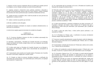 I - instaurar, de oficio, processo competente sobre ato ou matéria que considere passível
de configurar, em tese, infração a princípio ou norma de ética profissional;
II - organizar, promover e desenvolver cursos, palestras, seminários e discussões a
respeito de ética profissional, inclusive junto aos Cursos Jurídicos, visando à formação
da consciência dos futuros profissionais para os problemas fundamentais da Ética;
III - expedir provisões ou resoluções sobre o modo de proceder em casos previstos nos
regulamentos e costumes do foro;
IV - mediar e conciliar nas questões que envolvam:
a) dúvidas e pendências entre advogados;
b) partilha de honorários contratados em conjunto ou mediante substabelecimento, ou
decorrente de sucumbência;
c) controvérsias surgidas quando da dissolução de sociedade de advogados.
CAPÍTULO II
DOS PROCEDIMENTOS
Art. 51. O processo disciplinar instaura-se de oficio ou mediante representação dos
interessados, que não pode ser anônima.
§1° Recebida a representação, o Presidente do Conselho Seccional ou da Subseção,
quando esta dispuser de Conselho, designa relator um de seus integrantes, para presidir
a instrução processual.
§2° O relator pode propor ao Presidente do Conselho Seccional ou da Subseção o
arquivamento da representação, quando estiver desconstituída dos pressupostos de
admissibilidade.
§3° A representação contra membros do Conselho Federal e Presidentes dos Conselhos
Seccionais é processada e julgada pelo Conselho Federal.
Art. 52. Compete ao relator do processo disciplinar determinar a notificação dos
interessados para esclarecimentos, ou do representado para a defesa prévia, em qualquer
caso no prazo de 15 (quinze) dias.
§1° Se o representado não for encontrado ou for revel, o Presidente do Conselho ou da
Subseção deve designar-lhe defensor dativo.
§2° Oferecida a defesa prévia, que deve estar acompanhada de todos os documentos e o
rol de testemunhas, até o máximo de cinco, é proferido o despacho saneador e,
ressalvada a hipótese do § 2° do artigo 73 do Estatuto, designada, se reputada
necessária, a audiência para oitiva do interessado, do representado e das testemunhas. O
interessado e o representado deverão incumbir-se do comparecimento de suas
testemunhas, a não ser que prefiram suas intimações pessoais, o que deverá ser
requerido na representação e na defesa prévia. As intimações pessoais não serão
renovadas em caso de não-comparecimento, facultada a substituição de testemunhas, se
presente a substituta na audiência:173
(NR)
§3° O relator pode determinar a realização de diligências que julgar convenientes. §4°
Concluída a instrução, será aberto o prazo sucessivo de 15 (quinze) dias para a
apresentação de razões finais pelo interessado e pelo representado, após a juntada da
última intimação.
§5° Extinto o prazo das razões finais, o relator profere parecer preliminar, a ser
submetido ao Tribunal.
Art. 53. O Presidente do Tribunal, após o recebimento do processo devidamente
instruído, designa relator para proferir o voto.
§1º O processo é inserido automaticamente na pauta da primeira sessão de julgamento,
após o prazo de 20 (vinte) dias de seu recebimento pelo Tribunal, salvo se o relator
determinar diligências.
§2° O representado é intimado pela Secretaria do Tribunal para a defesa oral na sessão,
com 15 (quinze) dias de antecedência.
§3° A defesa oral é produzida na sessão de julgamento perante o Tribunal, após o voto
do relator, no prazo de 15 (quinze) minutos, pelo representado ou por seu advogado.
Art. 54. Ocorrendo a hipótese do art. 70, 3, do Estatuto, na sessão especial designada
pelo Presidente do Tribunal, são facultadas ao representado ou ao seu defensor a
apresentação de defesa, a produção de prova e a sustentação oral, restritas, entretanto, à
173
Modificação aprovada nos termos da Proposição 0042/2002/COP, julgada pelo
Conselho Pleno do Conselho Federal da OAB, na Sessão Ordinária do dia 09 de
dezembro de 2002, publicada no Diário da Justiça do dia 03.02.2003, página 574, Seção
1.
92
 