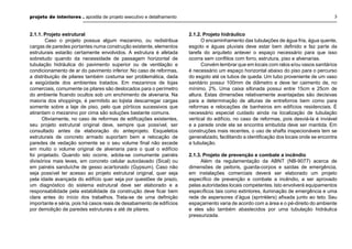 projeto de interiores . apostila de projeto executivo e detalhamento

3

2.1.1. Projeto estrutural
Caso o projeto possua algum mezanino, ou redistribua
cargas de paredes portantes numa construção existente, elementos
estruturais estarão certamente envolvidos. A estrutura é afetada
sobretudo quando da necessidade de passagem horizontal de
tubulação hidráulica do pavimento superior ou de ventilação e
condicionamento de ar do pavimento inferior. No caso de reformas,
a distribuição de pilares também costuma ser problemática, dada
a exigüidade dos ambientes tratados. Em mezaninos de lojas
comerciais, comumente os pilares são deslocados para o perímetro
do ambiente ﬁcando ocultos sob um enchimento de alvenaria. Na
maioria dos shoppings, é permitido ao lojista descarregar cargas
somente sobre a laje de piso, pelo que pórticos sucessivos que
atirantam o mezanino por cima são soluções bastante comuns.
Obviamente, no caso de reformas de ediﬁcações existentes,
seu projeto estrutural original deve, sempre que possível, ser
consultado antes da elaboração do anteprojeto. Esqueletos
estruturais de concreto armado suportam bem a relocação de
paredes de vedação somente se o seu volume ﬁnal não excede
em muito o volume original de alvenaria para o qual o edifício
foi projetado. Quando isto ocorre, adota-se comumente painéis
divisórios mais leves, em concreto celular autoclavado (Sical) ou
em painéis sanduíche de gesso acartonado (Gypsum). Caso não
seja possível ter acesso ao projeto estrutural original, quer seja
pela idade avançada do edifício quer seja por questões de prazo,
um diagnóstico do sistema estrutural deve ser elaborado e a
responsabilidade pela estabilidade da construção deve ﬁcar bem
clara antes do início dos trabalhos. Trata-se de uma deﬁnição
importante e séria, pois há casos reais de desabamento de edifícios
por demolição de paredes estruturais e até de pilares.

2.1.2. Projeto hidráulico
O encaminhamento das tubulações de água fria, água quente,
esgoto e águas pluviais deve estar bem deﬁnido e faz parte da
tarefa do arquiteto antever o espaço necessário para que isso
ocorra sem conﬂitos com forro, estrutura, piso e alvenarias.
Convém lembrar que em locais com ralos e/ou vasos sanitários
é necessário um espaço horizontal abaixo do piso para o percurso
do esgoto até os tubos de queda. Um tubo proveniente de um vaso
sanitário possui 100mm de diâmetro e deve ter caimento de, no
mínimo, 2%. Uma caixa sifonada possui entre 15cm e 25cm de
altura. Estas dimensões relativamente avantajadas são decisivas
para a determinação de alturas de entreforros bem como para
reformas e relocações de banheiros em edifícios residenciais. É
necessário especial cuidado ainda na localização de tubulação
vertical do edifício, no caso de reformas, pois desviá-la é inviável
e a parede onde ela se encontra embutida deve ser mantida. Em
construções mais recentes, o uso de shafts inspecionáveis tem se
generalizado, facilitando a identiﬁcação dos locais onde se encontra
a tubulação.
2.1.3. Projeto de prevenção e combate a incêndio
Além da regulamentação da ABNT (NB-9077) acerca de
dimensões de peitoris, guarda-corpos e saídas de emergência,
em instalações comerciais deverá ser elaborado um projeto
especíﬁco de prevenção e combate a incêndio, a ser aprovado
pelas autoridades locais competentes. Isto envolverá equipamentos
especíﬁcos tais como extintores, iluminação de emergência e uma
rede de aspersores d’água (sprinklers) aﬁxada junto ao teto. Seu
espaçamento varia de acordo com a área e o pé-direito do ambiente
e eles são também abastecidos por uma tubulação hidráulica
pressurizada.

 