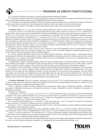 Didatismo e Conhecimento 4
PROGRAMA DE DIREITO CONSTITUCIONAL
§1º. As normas definidoras dos direitos e garantias fundamentais têm aplicação imediata.
§2º. Os direitos e garantias expressos nesta Constituição não excluem outros decorrentes do regime e dos princípios por ela ado-
tados, ou dos tratados internacionais em que a República Federativa do Brasil seja parte.
§3º. Os tratados e convenções internacionais sobre direitos humanos que forem aprovados, em cada Casa do Congresso Nacional,
em dois turnos, por três quintos dos votos dos respectivos membros, serão equivalentes às emendas constitucionais.
§4º. O Brasil se submete à jurisdição de Tribunal Penal Internacional a cuja criação tenha manifestado adesão.
1.1 Direito à vida. O art. 5º, caput, da Constituição Federal, dispõe que o direito à vida é inviolável. Dividamos em subtópicos:
A) Acepções do direito à vida. São duas as acepções deste direito à vida, a saber, o direito de permanecer vivo (ex.: o Brasil veda a
pena de morte, salvo em caso de guerra declarada pelo Presidente da República em resposta à agressão estrangeira, conforme o art. 5º,
XLVII, “a” c.c. art. 84, XIX, CF), e o direito de viver com dignidade (ex.: conforme o art. 5º, III, CF, ninguém será submetido à tortura
nem a tratamento desumano ou degradante) (ex. 2: consoante o art. 5º, XLV, CF, nenhuma pena passará da pessoa do condenado,
podendo a obrigação de reparar o dano e a decretação do perdimento de bens ser, nos termos de lei, estendidas aos sucessores e contra
eles executadas, até o limite do valor do patrimônio transferido) (ex. 3: são absolutamente vedadas neste ordenamento constitucional
penas de caráter perpétuo, de banimento, cruéis, e de trabalhos forçados) (ex. 4: a pena será cumprida em estabelecimentos distintos,
de acordo com a natureza do delito, a idade e o sexo do apenado, conforme o inciso XLVIII, do art. 5º, CF) (ex. 5: pelo art. 5º, XLIX,
é assegurado aos presos o respeito à integridade física e moral);
B) Algumas questões práticas sobre o direito à vida. Como fica o caso das Testemunhas de Jeová, que não admitem receber
transfusão de sangue? Como fica a questão do conflito entre o direito à vida e a liberdade religiosa? O entendimento prevalente é o
de que o direito à vida deve prevalecer sobre a liberdade religiosa.
E o caso da eutanásia/ortotanásia? São escassas as decisões judiciais admitindo o “direito de morrer”, condicionando isso ao
elevado grau de sofrimento de quem pede, bem como a impossibilidade de recuperação deste. Há se lembrar que, tal como o direito
de permanecer vivo, o direito à vida também engloba o direito de viver com dignidade, e conviver com o sofrimento físico é um
profundo golpe a esta dignidade do agente.
E a legalização do aborto? Também há grande celeuma em torno da questão. Quem se põe favoravelmente ao aborto o faz com
base no direito à privacidade e à intimidade, de modo que não caberia ao Estado obrigar uma pessoa a ter seu filho. Quem se põe de
maneira contrária ao aborto, contudo, o faz com base na vida do feto que se está dando fim com o procedimento abortivo.
E a hipótese de fetos anencéfalos? O Supremo Tribunal Federal decidiu pela possibilidade de extirpação do feto anencefálico
do ventre materno, sem que isso configure o crime de aborto previsto no Código Penal. Isto posto, em entendendo que o feto anen-
cefálico tem vida, agora são três as hipóteses de aborto: em caso de estupro, em caso de risco à vida da gestante, e em caso de feto
anencefálico. Por outro lado, em entendendo que o feto anencefálico não tem vida, não haverá crime de aborto por se tratar de crime
impossível, afinal, para que haja o delito é necessário que o feto esteja vivo. De toda maneira, qualquer que seja o entendimento
adotado, agora é possível tal hipótese, independentemente de autorização judicial.
1.2 Direito à liberdade. O direito à liberdade, consagrado no caput do art. 5º, CF, é genericamente previsto no segundo inciso
do mesmo artigo, quando se afirma que ninguém será obrigado a fazer ou deixar de fazer alguma coisa senão em virtude de lei. Tal
dispositivo representa a consagração da autonomia privada.
Trata-se a liberdade, contudo, de direito amplíssimo, por compreender, dentre outros, a liberdade de opinião, a liberdade de
pensamento, a liberdade de locomoção, a liberdade de consciência e crença, a liberdade de reunião, a liberdade de associação, e a
liberdade de expressão.
Dividamos em subtópicos:
A) Liberdade de consciência, de crença e de culto. O art. 5º, VI, da Constituição Federal, prevê que é inviolável a liberdade de
consciência e de crença, sendo assegurado o livre exercício dos cultos religiosos e garantida, na forma da lei, a proteção aos locais
de culto e a suas liturgias. Ademais, o inciso VIII, do art. 5º, dispõe que é assegurada, nos termos de lei, a prestação de assistência
religiosa nas entidades civis e militares de internação coletiva.
Há se ressaltar, preliminarmente, que a “consciência” é mais algo amplo que “crença”. A “crença” tem aspecto essencialmente
religioso, enquanto a “consciência” abrange até mesmo a ausência de uma crença.
Isto posto, o “culto” é a forma de exteriorização da crença. O culto se realiza em templos ou em locais públicos (desde que atenda
à ordem pública e não desrespeite terceiros).
O Brasil não adota qualquer religião oficial, como a República Islâmica do Irã, p. ex. Em outros tempos, o Brasil já foi uma na-
ção oficialmente católica. Com a Lei Fundamental de 1988, o seu art. 19 vedou o estabelecimento de religiões oficiais pelo Estado.
O que é a “escusa de consciência”? Está prevista no art. 5º, VIII, da Constituição, segundo o qual ninguém será privado de direi-
tos por motivo de crença religiosa ou de convicção filosófica ou política, salvo se as invocar para eximir-se de obrigação legal a todos
imposta e recusar-se a cumprir prestação alternativa fixada em lei.
Enfim, a escusa de consciência representa a possibilidade que a pessoa tem de alegar algum imperativo filosófico/religioso/polí-
tico para se eximir de alguma obrigação, cumprindo, em contrapartida, uma prestação alternativa fixada em lei.
 