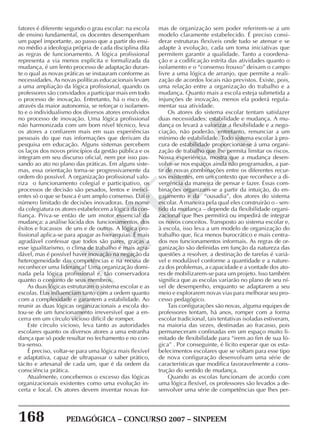 168 PEDAGÓGICA – CONCURSO 2007 – SINPEEM
SINPEEM
fatores é diferente segundo o grau escolar: na escola
de ensino fundamental, os docentes desempenham
um papel importante, ao passo que a partir do ensi-
no médio a ideologia própria de cada disciplina dita
as regras de funcionamento. A lógica profissional
representa a via menos explícita e formalizada da
mudança, é um lento processo de adaptação duran-
te o qual as novas práticas se instauram conforme as
necessidades. As novas políticas educacionais levam
a uma ampliação da lógica profissional, quando os
professores são convidados a participar mais em todo
o processo de inovação. Entretanto, há o risco de,
através da maior autonomia, se reforçar o isolamen-
to e o individualismo dos diversos atores envolvidos
no processo de inovação. Uma lógica profissional
não harmonizada com um bom nível técnico, leva
os atores a confiarem mais em suas experiências
pessoais do que nas informações que derivam da
pesquisa em educação. Alguns sistemas percebem
os laços dos novos princípios da gestão pública e os
integram em seu discurso oficial, nem por isso pas-
sando ao ato no plano das práticas. Em alguns siste-
mas, essa orientação torna-se progressivamente da
ordem do possível. A organização profissional valo-
riza o funcionamento colegial e participativo, os
processos de decisão são pesados, lentos e inefici-
entes só o que se busca é um amplo consenso. Daí o
número limitado de decisões inovadoras. Em nome
da colegiatura os atores estabelecem a lógica da con-
fiança. Priva-se então de um motor essencial da
mudança: a análise lúcida dos funcionamentos, dos
êxitos e fracassos de uns e de outros. A lógica pro-
fissional aplica-se para apagar as hierarquias. É mais
agradável confessar que todos são pares, graças a
esse igualitarismo, o clima de trabalho é mais agra-
dável, mas é possível haver inovação na negação da
heterogeneidade das competências e na recusa de
reconhecer uma liderança? Uma organização domi-
nada pela lógica profissional é, tão conservadora
quanto o conjunto de seus membros.
As duas lógicas estruturam o sistema escolar e as
escolas. Elas influenciam tanto com a ordem quanto
com a complexidade e garantem a estabilidade. Ao
reunir as duas lógicas organizacionais a escola do-
tou-se de um funcionamento irreversível que a en-
cerra em um círculo vicioso difícil de romper.
Este círculo vicioso, leva tanto as autoridades
escolares quanto os diversos atores a uma estranha
dança que só pode resultar no fechamento e no con-
tra-senso.
É preciso, voltar-se para uma lógica mais flexível
e adaptativa, capaz de ultrapassar o saber prático,
tácito e artesanal de cada um, que é da ordem da
consciência prática.
Atualmente, concebemos o excesso das lógicas
organizacionais existentes como uma evolução in-
certa e local. Os atores devem inventar novas for-
mas de organização sem poder referirem-se a um
modelo claramente estabelecido. É preciso consi-
derar estruturas flexíveis onde tudo se atenue e se
adapte à evolução, cada um toma iniciativas que
permitem garantir a qualidade. Tanto a coordena-
ção e a codificação estrita das atividades quanto o
isolamento e o “consenso frouxo” deixam o campo
livre a uma lógica de arranjo, que permite a reali-
zação de acordos locais não previstos. Existe, pois,
uma relação entre a organização do trabalho e a
mudança. Quanto mais a escola esteja submetida a
injunções de inovação, menos ela poderá regula-
mentar sua atividade.
Os atores do sistema escolar tentam satisfazer
duas necessidades: estabilidade e mudança. A mu-
dança os levará a valorizar a flexibilidade e a nego-
ciação, não poderão, entretanto, renunciar a um
mínimo de estabilidade. Todo sistema escolar à pro-
cura de estabilidade proporcionar-se á uma organi-
zação de trabalho que lhe permita limitar os riscos.
Nossa experiência, mostra que a mudança desen-
volve-se nos espaços ainda não programados, a par-
tir de novas combinações entre os diferentes recur-
sos existentes, em um contexto que reconhece a di-
vergência da maneira de pensar e fazer. Essas com-
binações organizam-se a partir da intuição, do en-
gajamento e da “ousadia”, dos atores do sistema
escolar. A maneira pela qual eles construirão o - sen-
tido da mudança – depende da flexibilidade organi-
zacional que lhes permitirá ou impedirá de integrar
os novos conceitos. Transposto ao sistema escolar e,
à escola, isso leva a um modelo de organização do
trabalho que, fica menos burocrático e mais centra-
dos nos funcionamentos informais. As regras de or-
ganização são definidas em função da natureza das
questões a resolver, a destinação de tarefas é variá-
vel e modulável conforme a quantidade e a nature-
za dos problemas, a capacidade e a vontade dos ato-
res de mobilizarem-se para um projeto. Isso também
significa que as escolas variarão no plano de seu ní-
vel de desempenho, enquanto se adaptarem a seu
meio e explorarem novas vias para melhorar seu pro-
cesso pedagógico.
Tais configurações são novas, alguma equipes de
professores tentam, há anos, romper com a forma
escolar tradicional, tais tentativas isoladas estiveram,
na maioria das vezes, destinadas ao fracasso, pois
permaneceram confinadas em um espaço muito li-
mitado de flexibilidade para “irem ao fim de sua ló-
gica” . Por conseguinte, é lícito esperar que os esta-
belecimentos escolares que se voltam para esse tipo
de nova configuração desenvolvam uma série de
características que modifica favoravelmente a cons-
trução do sentido de mudança.
Quando as escolas funcionam de acordo com
uma lógica flexível, os professores são levados a de-
senvolver uma série de competências que lhes per-
 