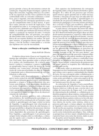 PEDAGÓGICA – CONCURSO 2007 – SINPEEM 37
SINPEEM
paciais permite a busca de mecanismos comuns de
construção. Enquanto Piaget investigou a gênese da
lógica dos conceitos, Vygotsky enfocou-a no contex-
to de sua aquisição escolar. Para o primeiro há uma
continuidade entre os conceitos cotidianos e cientí-
ficos, para o segundo, uma descontinuidade.
Tais diferenças de concepção questionam a rela-
ção de complemento entre as duas teorias. A ques-
tão é outra: articular os níveis de explicação, e não
de completá-los entre si. A comparação entre os au-
tores leva-nos a defender uma relação de compatibi-
lidade, no sentido que nenhuma das teorias em foco
implica a aceitação ou rejeição da outra. A relação
de compatibilidade abre, em princípio, um espaço
de intercâmbio entre as teorias, favorecido pela exis-
tência de um espírito dialético em ambas. De qual-
quer maneira, as pesquisas devem supor uma auto-
nomia, a fim de facilitar o intercâmbio e a revisão
das hipóteses em caso de necessidade.
Pensar a educação: contribuições de Vygotsky
Marta Kohl de Oliveira
O objetivo desse texto é buscar em Vygotsky ele-
mentos que subsidiem a reflexão na área da educa-
ção. Para tanto, duas questões sobre a relação teo-
ria e prática são fundamentais: 1) a relação entre
teoria e prática é complexa e parece inadequado
ao pesquisador buscar extrair da teoria, de forma
imediata, um “como fazer” eficiente; 2) a compre-
ensão de certas peculiaridades da obra de Vygotsky
é importante para o dimensionamento de sua con-
tribuição à educação.
A relação entre desenvolvimento e aprendiza-
gem é tema central da obra de Vygotsky. Sua posi-
ção é essencialmente genética, isto é, procura com-
preender a origem e o desenvolvimento dos pro-
cessos psicológicos. Essa abordagem desdobra-se
em níveis: filogenético (desenvolvimento da espé-
cie humana); sociogenético (história dos grupos so-
ciais); ontogenético (desenvolvimento do indivíduo)
e microgenético (aspectos específicos do desenvol-
vimento do indivíduo).
Ao lado da postura genética, está a dimensão
sócio-histórica do funcionamento psicológico e a
interação social na construção do ser humano, o que
confere à aprendizagem um lugar central na teoria
de Vygotsky. A aprendizagem está relacionada ao
desenvolvimento desde o início da vida humana e é
ela que possibilita o despertar de processos internos
de desenvolvimento. As funções psicológicas supe-
riores dependem dos processos de aprendizagem.
Para Vygotsky, a aprendizagem é um processo que
sempre inclui relações entre os indivíduos, a intera-
ção do sujeito com o mundo se dá pela mediação
feita por outros sujeitos.
Dois aspectos são fundamentais da concepção
de Vygotsky sobre a relação desenvolvimento e apren-
dizagem: 1) a idéia de um processo que envolve
quem ensina e quem aprende não se refere necessa-
riamente a situações em que haja um educador fisi-
camente presente; 2) quando a aprendizagem é o
resultado de um processo deliberado, intencional, a
intervenção pedagógica é um mecanismo privilegia-
do e a escola é o lugar, por excelência, onde ocorre
o processo intencional de ensino-aprendizagem.
A partir dessas concepções decorrem três idéias
básicas de Vygotsky importantes para o ensino esco-
lar: 1) O desenvolvimento psicológico deve ser olha-
do de maneira prospectiva, o que traz a idéia de trans-
formação no processo de desenvolvimento, vincula-
da ao conceito de zona de desenvolvimento proxi-
mal. Sobre a atuação pedagógica, o professor tem o
papel de provocar nos alunos avanços que não ocor-
reriam espontaneamente: o único bom ensino é aque-
le que se adianta ao desenvolvimento; 2) Os proces-
sos de aprendizado movimentam os processos de
desenvolvimento, ou seja, a trajetória do desenvol-
vimento humano se dá “de fora para dentro”, por
meio da internalização de processos interpsicológi-
cos; 3) A atuação dos outros membros do grupo so-
cial na mediação entre a cultura e o indivíduo é fun-
damental na promoção dos processos de internali-
zação. Nesse sentido, a intervenção do professor tem
um papel central na trajetória dos indivíduos que
passam pela escola.
A discussão sobre os processos de aquisição da
linguagem escrita é fundamental na obra de Vygotsky,
que contou com o apoio e continuidade dos estudos
de Luria. Em sua concepção sobre a alfabetização, a
escrita é um artefato que funciona como suporte para
certas ações psicológicas, como uma espécie de fer-
ramenta externa, que estende a potencialidade do
ser humano para fora do seu corpo.
As colocações de Vygotsky e Luria assemelham-
se as proposições de Emilia Ferreiro. Uma das seme-
lhanças refere-se à idéia de que a escrita não é um
código de transcrição da língua oral, é um sistema
de representação da realidade, e a alfabetização é o
domínio progressivo desse sistema, começando muito
antes da criança entrar na escola. Uma diferença entre
a concepção desses autores centra-se no foco de aten-
ção de cada uma das teorias: Ferreiro analisa a natu-
reza interna da escrita como sistema, refere-se ao
processo pelo qual a criança adquire seu domínio;
já Vygotsky e Luria centram-se nas funções do siste-
ma de escrita aos usuários, investigam como a crian-
ça apreende as funções da escrita e a necessidade de
usá-la como instrumento psicológico. Mas, embora,
as perspectivas em foco sejam complementares, não
é possível fazer uma soma das teorias, dado os pon-
tos de partira serem bastante diferentes.
Há alguns pontos polêmicos na teoria vygotskia-
 