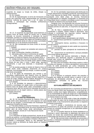 ocupantes de cargos ou função de chefia, direção ou                             Art. 34. As autoridades responsáveis pela distribuição da
assessoramento.                                                          receita efetivamente arrecadada transferirão automaticamente
     Art. 29. (Vetado).                                                  ao Fundo Nacional de Saúde (FNS), observado o critério do
     Art. 30. As especializações na forma de treinamento em              parágrafo único deste artigo, os recursos financeiros
serviço sob supervisão serão regulamentadas por Comissão                 correspondentes às dotações consignadas no Orçamento da
Nacional, instituída de acordo com o art. 12 desta Lei,                  Seguridade Social, a projetos e atividades a serem executados
garantida a participação das entidades profissionais                     no âmbito do Sistema Único de Saúde (SUS).
correspondentes.                                                                Parágrafo único. Na distribuição dos recursos financeiros
                                                                         da Seguridade Social será observada a mesma proporção da
                              TÍTULO V                                   despesa prevista de cada área, no Orçamento da Seguridade
                       DO FINANCIAMENTO                                  Social.
                             CAPÍTULO I                                          Art. 35. Para o estabelecimento de valores a serem
                            Dos Recursos                                 transferidos a Estados, Distrito Federal e Municípios, será
       Art. 31. O orçamento da seguridade social destinará ao            utilizada a combinação dos seguintes critérios, segundo
Sistema Único de Saúde (SUS) de acordo com a receita                     análise técnica de programas e projetos:
estimada, os recursos necessários à realização de suas                         I - perfil demográfico da região;
finalidades, previstos em proposta elaborada pela sua direção                  II - perfil epidemiológico da população a ser coberta;
nacional, com a participação dos órgãos da Previdência Social                   III - características quantitativas e qualitativas da rede de
e da Assistência Social, tendo em vista as metas e prioridades           saúde na área;
estabelecidas na Lei de Diretrizes Orçamentárias.                                IV - desempenho técnico, econômico e financeiro no
       Art. 32. São considerados de outras fontes os recursos            período anterior;
provenientes de:                                                               V - níveis de participação do setor saúde nos orçamentos
      I - (Vetado)                                                       estaduais e municipais;
      II - Serviços que possam ser prestados sem prejuízo da                    VI - previsão do plano qüinqüenal de investimentos da
assistência à saúde;                                                     rede;
      III - ajuda, contribuições, doações e donativos;                          VII - ressarcimento do atendimento a serviços prestados
      IV - alienações patrimoniais e rendimentos de capital;             para outras esferas de governo.
        V - taxas, multas, emolumentos e preços públicos                         § 1º Metade dos recursos destinados a Estados e
arrecadados no âmbito do Sistema Único de Saúde (SUS); e                 Municípios será distribuída segundo o quociente de sua
      VI - rendas eventuais, inclusive comerciais e industriais.         divisão pelo número de habitantes, independentemente de
       § 1° Ao Sistema Único de Saúde (SUS) caberá metade                qualquer procedimento prévio.
da receita de que trata o inciso I deste artigo, apurada                       § 2º Nos casos de Estados e Municípios sujeitos a notório
mensalmente, a qual será destinada à recuperação de                      processo de migração, os critérios demográficos mencionados
viciados.                                                                nesta lei serão ponderados por outros indicadores de
      § 2° As receitas geradas no âmbito do Sistema Único de             crescimento populacional, em especial o número de eleitores
Saúde (SUS) serão creditadas diretamente em contas                       registrados.
especiais, movimentadas pela sua direção, na esfera de poder                   § 3º (Vetado).
onde forem arrecadadas.                                                        § 4º (Vetado).
        § 3º As ações de saneamento que venham a ser                           § 5º (Vetado).
executadas supletivamente pelo Sistema Único de Saúde                            § 6º O disposto no parágrafo anterior não prejudica a
(SUS), serão financiadas por recursos tarifários específicos e           atuação dos órgãos de controle interno e externo e nem a
outros da União, Estados, Distrito Federal, Municípios e, em             aplicação de penalidades previstas em lei, em caso de
particular, do Sistema Financeiro da Habitação (SFH).                    irregularidades verificadas na gestão dos recursos
      § 4º (Vetado).                                                     transferidos.
        § 5º As atividades de pesquisa e desenvolvimento                                              CAPÍTULO III
científico e tecnológico em saúde serão co-financiadas pelo                           DO PLANEJAMENTO E DO ORÇAMENTO
Sistema Único de Saúde (SUS), pelas universidades e pelo
orçamento fiscal, além de recursos de instituições de fomento             Art. 36. O processo de planejamento e orçamento do Sistema
e financiamento ou de origem externa e receita própria das               Único de Saúde (SUS) será ascendente, do nível local até o
instituições executoras.                                                 federal, ouvidos seus órgãos deliberativos, compatibilizando-
      § 6º (Vetado).                                                     se as necessidades da política de saúde com a disponibilidade
                         CAPÍTULO II                                     de recursos em planos de saúde dos Municípios, dos Estados,
                  DA GESTÃO FINANCEIRA                                   do Distrito Federal e da União.
                                                                               § 1º Os planos de saúde serão a base das atividades e
      Art. 33. Os recursos financeiros do Sistema Único de
                                                                         programações de cada nível de direção do Sistema Único de
Saúde (SUS) serão depositados em conta especial, em cada
                                                                         Saúde (SUS), e seu financiamento será previsto na respectiva
esfera de sua atuação, e movimentados sob fiscalização dos
                                                                         proposta orçamentária.
respectivos Conselhos de Saúde.
                                                                                § 2º É vedada a transferência de recursos para o
     § 1º Na esfera federal, os recursos financeiros, originários
                                                                         financiamento de ações não previstas nos planos de saúde,
do Orçamento da Seguridade Social, de outros Orçamentos da
                                                                         exceto em situações emergenciais ou de calamidade pública,
União, além de outras fontes, serão administrados pelo
                                                                         na área de saúde.
Ministério da Saúde, através do Fundo Nacional de Saúde.
                                                                               Art. 37. O Conselho Nacional de Saúde estabelecerá as
     § 2º (Vetado).
                                                                         diretrizes a serem observadas na elaboração dos planos de
     § 3º (Vetado).
                                                                         saúde, em função das características epidemiológicas e da
     § 4º O Ministério da Saúde acompanhará, através de seu
                                                                         organização dos serviços em cada jurisdição administrativa.
sistema de auditoria, a conformidade à programação aprovada
                                                                               Art. 38. Não será permitida a destinação de subvenções e
da aplicação dos recursos repassados a Estados e Municípios.
                                                                         auxílios a instituições prestadoras de serviços de saúde com
Constatada a malversação, desvio ou não aplicação dos
                                                                         finalidade lucrativa.
recursos, caberá ao Ministério da Saúde aplicar as medidas
previstas em lei.
                                                                    16
 