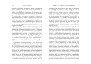 Mao pelea con las mellizas para ver quién jugará con un osito, lo
que sucede debe ser claro para el público, pero lo que puede ser
más opaco de la escena es si la maestra hace mal al no intervenir
para cortar la pelea. Lo que sí decidimos es subtitular lo que la
maestra y los alumnos dicen, pero no hay narración en off. Esta
falta de relato en el video-estímulo nos obliga a ofrecer, por me-
dio del uso estratégico de las imágenes, un contexto claro, tan
claro como sea posible. En el caso de la pelea por el muñeco, en-
tre las imágenes incluimos algunos primeros planos de las manos
que agarran el muñeco y de las chicas que empujan y tironean
mientras el cuerpo de la maestra sale fuera del cuadro. Esto
muestra claramente que la maestra estaba cerca durante el alter-
cado y que, de haberlo decidido, podría haber intervenido, pero
decidió no hacerlo.
La ambigüedad que construimos en nuestros videos de inves-
tigación los convierte en una herramienta efectiva al momento
de realizar las entrevistas cuando reeditamos hasta llegar al pro-
ducto final. Como dijimos anteriormente, esto es un cambio de
género del video, que pasa de ser un estímulo a ser un video et-
nográfico. El cambio más grande que hacemos aquí es agregar
una pista con las narraciones explicativas de las maestras. El ob-
jetivo de nuestro producto final es ofrecer al público ejemplos
concretos de las diferencias culturales en las prácticas, y no sólo
en términos de conductas. Un video que presenta sólo las varia-
ciones en la conducta de la maestra y los niños es lo que hemos
denominado video etnográfico del tipo “Mondo Kane”, en clara
referencia a la serie de largometrajes que en la década de 1960
mostraba prácticas culturales extrañísimas, raras y horrendas de
todas partes del mundo. Esas escenas pueden titilar y shockear,
pero no provocan la reflexión profunda de los espectadores –a
menos que se los oriente para tener en cuenta las significaciones
que poseen esas extrañas conductas–. Es sorprendente, e incluso
un poco perturbador para los espectadores norteamericanos, el
hecho de que los maestros japoneses se tomen su tiempo antes de
intervenir en una pelea entre niños. Lo que dicen los propios
maestros en Japón con relación a esta conducta es que lo hacen
para hacerles saber a los niños que el tema de las peleas es una
responsabilidad que involucra a toda la clase y que, si la maestra
interviene demasiado rápido, los chicos pierden la oportunidad
POÉTICAS Y PLACERES DEL VIDEO ETNOGRÁFICO 229
ban listos para terminar la filmación y querían volver a la vida
normal de todos los días. La fatiga es causada generalmente por
el gasto de energía que insume hacer una versión de uno mismo
delante de la cámara. Esto no quiere decir que en nuestros videos
las maestras se comporten artificial o falsamente, sino más bien
que enseñar delante de las cámaras es en sí mismo un desafío.
No importa cuánto tiempo demos vueltas por la clase antes de
filmar, nuestra presencia siempre es una diferencia. Como antro-
pólogos sabemos que incluso cuando investigamos sin cámaras,
nuestra presencia es una variable que debemos considerar. Con
cámaras, nuestro estar ahí es potencialmente más intrusivo y ca-
paz de modificar la rutina. Les indicamos a la maestras (no siem-
pre con éxito) que hagan lo que normalmente harían si no estu-
viésemos allí filmando.
Pero aun cuando se enseñen las mismas lecciones y se sigan las
rutinas, el humor, los comportamientos y las conductas de las
maestras y de los niños invariablemente cambian. ¿Cómo podría
ser de otra manera? En nuestro método esto no es un problema
tan grande como para la mayoría de los etnógrafos y realizadores.
Cuando le mostramos los videos a la maestra, lo primero que le
preguntamos es, “¿te parece que éste es un día normal? ¿en qué
notás que nuestra presencia cambia algo de la conducta de los ni-
ños o de la tuya? ¿estabas nerviosa? ¿notás a los niños distintos?”.
g) Ofrecer un encuadre subtitulando o con un relato en off
No agregamos al estímulo que ofrece el video una narración
en off, porque creemos que hacerlo indicaría a los espectadores
qué aspectos del video son más importantes para nosotros o bien
sería ofrecer explicaciones acerca de las prácticas de las docen-
tes. Al contrario, en nuestro método ambas cuestiones deben
quedar en manos de quien vea el material. Como las técnicas
proyectivas que utilizan los psicólogos, nuestros videos son deli-
beradamente ambiguos. Pero ambigüedad no es lo mismo que
confusión o incoherencia. Como en la construcción de una de las
tarjetas de TAT del que hablamos antes, el video como herra-
mienta de investigación tiene que ser óptimamente ambiguo; la
pregunta por contestar debe ser clara, sólo la respuesta ambigua.
Por ejemplo: en una escena de preescolar en Japón en la que
228 EDUCAR LA MIRADA
 