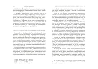 vos modos de exploración, herramientas como los analizadores
que puedan desmontar las normas y reglas de lo educativo que
habitualmente se dan por ciertas.
Pensar las fotos escolares como analizadores que contienen
información, sentido y tensiones culturales, implica reconocer la
presencia de lo ambiguo. La intrínseca ambigüedad de las imáge-
nes, en tanto soporte material que supone información y a la vez
mera representación icónica, hace que nuestra mirada se dirija a
cualidades “aparentes” que las imágenes encarnan.
Las fotografías en general y las escolares en particular, invo-
can con sus cualidades “aparentes” un “régimen de verosimili-
tud” basado en una certeza categórica acerca de la real existen-
cia de aquello representado. El status icónico de una fotografía
como representación y, al mismo tiempo, como una huella cierta
de lo que representa, conduce al supuesto –un hecho ampliamen-
te aceptado a nivel social– que establece el contexto donde situar
la relación entre aquel que mira y un determinado régimen dis-
cursivo. La imagen fotográfica es leída habitualmente como si
fuese real, en tanto es totalmente cierta y conformada objetiva-
mente por la realidad; de ahí su poder de convalidación.16
Parte de ese poder de convalidación está relacionado con el
sencillo hecho de que producir un testimonio fotográfico requie-
re el uso de un determinado dispositivo técnico, la cámara. Ésta
puede ser simple o compleja (por ejemplo, manual, automática o
digital), pero todas las variantes tienen una característica común.
Todas las cámaras producen imágenes, que no son sólo testimo-
nios de algo, sino signos que pertenecen al reino de la produc-
ción de sentido.
El proceso de construir sentido implica simultáneamente la
dimensión de lo social y de lo subjetivo. No importa cuál es el
papel social de una imagen (por ejemplo, como evidencia legal,
prueba de la identidad en el pasaporte, un símbolo de poder, se-
xo o felicidad en las publicidades), la creación de imágenes foto-
gráficas usando los lentes de una cámara implica un cierto grado
APRENDIENDO A SONREÍR, APRENDIENDO A SER NORMAL 241
babilidad teórica. En la práctica la imagen está sujeta, restringi-
da en esta producción de sentido o si no pierde todo el sentido,
se vuelve ilegible.12
Si se sigue a Baudrillard, el evento fotográfico “está en la
confrontación entre el objeto y la lente, y en la violencia que es-
ta confrontación provoca. El acto fotográfico es duelo. Es un re-
to que se le arroja al objeto y otro reto de éste como réplica.
Cualquier cosa que ignore esta confrontación sólo podrá encon-
trar refugio en la creación de nuevas técnicas fotográficas o en la
estética fotográfica. Ésas son soluciones más fáciles”.13 Dado el
antagonismo provocado en el encontronazo fotográfico, es posi-
ble preguntarse también por la presencia de una función adicio-
nal: el uso de la fotografía como “analizador”.
USAR FOTOGRAFÍAS COMO ANALIZADORES EN LA ESCUELA
De acuerdo con Guy Lapassade,14 un analizador puede ser un
dispositivo artificial (por ejemplo, un microscopio, un ecualiza-
dor) o natural (por ejemplo, el ojo o el cerebro) que permita de-
sarticular una realidad en sus partes constitutivas sin la interven-
ción de la conciencia. Si se sigue a Guy Lapassade, Fernández
explica más detalladamente que el concepto de analizador alude
tanto a “acontecimientos o sucesos así como a técnicas diseña-
das para inducir a la expresión de cierta información que deja a
la luz significaciones que no estaban formalmente expresadas, si-
no más bien ocultas”.15
Pensar las fotografías como analizadores implica considerar
que pueden ser usadas como “cuña”, ardid o dispositivo para
neutralizar la tensión que existe entre lo instituido y lo que está
instituyéndose. Dado que las instituciones educativas funcionan
acorde a lo explícito y lo implícito, al silencio, a contratos no es-
critos, los investigadores de este campo precisan desarrollar nue-
240 EDUCAR LA MIRADA
12. Véase Elizabeth Cowie (1977), págs. 5-23.
13. Véase Jean Baudrillard, op. cit., pág. 176.
14. Véase Guy Lapassade (1979).
15. Véase Lidia Fernández (1998), pág. 43.
16. Los debates políticos en Estados Unidos posteriores a la publicación de
las fotografías sacadas en la prisión iraquí de Abu Ghraib son un buen ejemplo
de ese poder de validación.
 