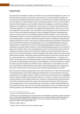 6    Apparthotels im Kanton Graubünden / Andreas Deuber, Peter Tromm 



  EINLEITUNG 

  Die saisonale Ferienhotellerie im Alpenraum leidet unter unzureichender Ertragskraft, was Neu‐ und 
  Ersatzinvestitionen erschwert und vielerorts in der Schweiz zu einem Investitionsstau geführt hat. 
  Das verbreitete Geschäftsmodell beruht auf kleinen bis mittleren Hotels, häufig in Familienbesitz, die 
  durch den Eigentümer selber betrieben werden. Sind diese gut geführt, nicht zu hoch verschuldet, in 
  baulicher Hinsicht zeitgemäss und an attraktiven Destinationen gelegen, so reichen die erzielbaren 
  Ergebnisse in der Regel aus, um die Betriebs‐, Finanzierungs‐ und im besten Fall die erforderlichen 
  Instandsetzungskosten zu erwirtschaften. Das eingesetzte Eigenkapital kann jedoch kaum je markt‐ 
  und risikogerecht verzinst werden.1 Das sind schlechte Voraussetzungen für neue Investitionen, die 
  für den Erhalt und die Wiederherstellung der Konkurrenzfähigkeit der Branche notwendig wären. 
  Geld von Investoren findet nur sehr bedingt den Weg in die alpine Hotellerie, und im Rahmen der 
  bestehenden Geschäfts‐ und Finanzierungsmodelle sind keine ausreichenden Investitionsimpulse für 
  neue Hotelkapazitäten zu erwarten, welche die laufenden Verluste an Hotelbetten zufolge Betriebs‐
  aufgaben kompensieren könnten. Das limitiert die Weiterentwicklung der betroffenen Destinationen, 
  die zur Aufrechterhaltung ihres Leistungsangebotes auf eine zumindest gleichbleibende oder gar 
  steigende Zahl von Logiernächten und auf neue Beherbergungskapazitäten angewiesen wären. Lö‐
  sungsansätze aus diesem Dilemma werden in neuen Beherbergungstypen gesucht, unter anderem in 
  sogenannten hybriden Hotels2, die eine Mittelposition zwischen konventionellen Hotels und der Pa‐
  rahotellerie einnehmen: Einerseits sind die Zimmer oft grösser als bei konventionellen Hotels, von 
  Suiten bis hin zu kleinen Wohnungen, und der Servicegrad ist oft reduziert oder kann durch den Gast 
  selber bestimmt werden. Andererseits gehören die Wohneinheiten oft nicht oder nicht alle dem Ho‐
  tel, sondern befinden sich – in der Regel auf der Basis von Stockwerkeigentum – im Eigentum von 
  Dritten, werden aber durch das Hotel bewirtschaftet. Dadurch soll die operative Profitabilität verbes‐
  sert werden, bei gleichzeitiger Verteilung der Finanzierungslasten auf mehrere Eigentümer, wodurch 
  die Finanzierung der Infrastrukturen erleichtert wird. In solchen Buy‐to‐Let Konzepten kann durch 
  den Vorab‐Verkauf von Wohneinheiten bereits während der Entwicklungsphase ein wichtiger Cash‐
  Flow erzielt und damit die Finanzierung schon ab der Projektierungsphase gesichert werden.3 
  Nach Annahme der Zweitwohnungsinitiative4 durch Volk und Stände am 11. März 2012 wird der Bau 
  von Zweitwohnungen in der Schweiz künftig stark eingeschränkt und unter bestimmten Vorausset‐
  zungen gänzlich verunmöglicht. Dadurch entfällt eine wesentliche Einnahmequelle der im Berggebiet 
  vielerorts volkswirtschaftlich bedeutenden Bauindustrie. Es ist damit zu rechnen, dass auf der Suche 
  nach Alternativen vermehrt hybride Hotelformen und Resorts mit bewirtschafteten Wohneinheiten 
  in den Fokus der Bauwirtschaft rücken werden. Das Interesse der Bauindustrie trifft auf jenes der 
  Tourismusgemeinden, der Tourismuswirtschaft, der Finanzindustrie und der Wirtschaftsförderung, 
  die sich ebenfalls auf der Suche nach neuen Hotelformen befinden und auch auf hybride Hotels auf‐
  merksam geworden sind. Beispielsweise plädiert der Branchenverband hotelleriesuisse im Zusam‐

                                                              
  1
       Dazu vgl. zum Beispiel Deuber/Orsolini, 2011 
  2
    Hybride Formen der Beherbergung sind zwischen Hotel und Parahotellerie angesiedelt. Sie sollen veränderten 
  Raum‐ und Dienstleistungsbedürfnissen entgegenkommen, wie sie weder durch das traditionelle Hotel noch 
  die Parahotellerie optimal befriedigt werden können. Dazu vgl. zum Beispiel: Deuber/Laesser, 2008; Bie‐
  ger/Laesser, 2008, S. 46‐49; Bieger, 2009, S. 10 f.  
  3
       Widmann, Steger, 2009, S. 4 
  4
       Initiative „Schluss mit uferlosem Bau von Zweitwohnungen“ 
 