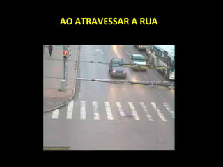 AO ATRAVESSAR A RUA 