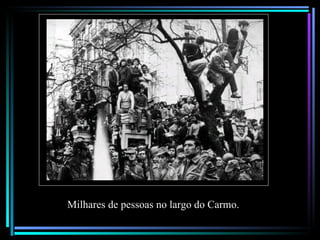 Milhares de pessoas no largo do Carmo.
 