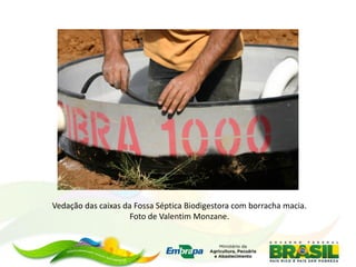 Vedação das caixas da Fossa Séptica Biodigestora com borracha macia.
Foto de Valentim Monzane.
 