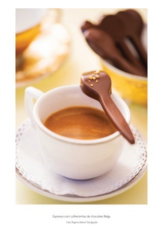 Espresso com colherzinhas de chocolate Belga
Foto: RogerioVoltan/ Divulgação
 