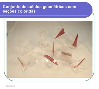 Conjunto de sólidos geométricos com seções coloridas   